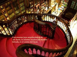 Una enorme joya arquitectónica es, sin duda, la enorme escalera de madera labrada en el centro del local. 