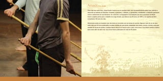 98
Amadoé o Jorge
Para criar sua vasta obra, Jorge Amado inspirou-se em pessoas reais, que via perambulando pelas ruas, subindo e
descendo as ladeiras de Salvador. A baiana, o pescador, o bêbado, o capoeirista, o entalhador, o malandro ganharam
nome e sobrenome em sua literatura. Os costumes, os linguajares e as tradições dos tipos populares do Brasil
foram a matéria-prima para o trabalho de Jorge Amado, que faleceu aos 89 anos, em 2001, e em agosto de 2012
completaria 100 anos de vida.
Dificilmente existe um brasileiro que não tenha se envolvido com as tramas do escritor. Seja por meio de um de seus
nada mais que 45 livros publicados, ou pelas versões de suas obras, adaptadas para teatro, cinema, novelas e até para
enredos de escola de samba. O baiano deixou não só um tesouro para o país, como levou o seu Brasil mestiço e festivo
para muito além de além-mar: seus livros foram publicados em mais de 50 países.
 