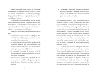Cabe à Secretaria de Ensino Superior (SES) propor ao               a implantação e operação de sistema de atendimento
comitê diretivo do Programa, diretrizes e padrões acadêmi-                telefônico gratuito para a orientação dos alunos a res-
cos, técnicos, administrativos e financeiros a serem segui-               peito do uso do ambiente virtual de aprendizagem em
dos para o desenvolvimento e a operação de cursos a serem                 que os cursos estão suportados.
vinculados ao Programa.
       A SES também oferecerá condições para que as câma-           instituições Parceiras    Os cursos oferecidos dentro do
ras do comitê diretivo possam acompanhar, analisar, ava-            âmbito do Programa Univesp são elaborados pelas insti-
liar e submeter ao comitê relatórios circunstanciados sobre         tuições acadêmicas parceiras e aprovados pelo comitê di-
o andamento dos cursos, bem como do cumprimento dos                 retivo. As instituições parceiras organizam e elaboram o
requisitos e diretrizes por ele estabelecidos.                      material didático, oferecem espaço para a implantação de
       Cabe à SES prover os recursos financeiros necessários        polos presenciais, capacitam tutores e definem os conteú-
para:                                                               dos dos programas – aulas que são gravadas, editadas e
       o oferecimento de cursos vinculados ao Programa, den-        transmitidas pela Univesp-TV. Devem, também, zelar pela
       tro dos limites estabelecidos pelas diretrizes financeiras   qualidade dos cursos, avaliar os alunos e emitir os certi-
       aprovadas pelo comitê diretivo;                              ficados. São ainda responsáveis pela definição dos requi-
       o atendimento de particularidades operacionais de            sitos de seleção e capacitação de tutores e pelo processo
       cada curso, desde que estas não ultrapassem os limi-         seletivo de alunos.
       tes orçamentários estabelecidos pelas diretrizes finan-            Os polos de apoio presencial do Programa estão insta-
       ceiras aprovadas pelo comitê diretivo;                       lados preferencialmente em campi de instituições parceiras.
       a implantação e operação de ambiente virtual de              Outras instituições públicas que queiram participar do Pro-
       aprendizagem que suporte o oferecimento dos cursos           grama poderão endereçar à Secretaria de Ensino Superior
       vinculados ao Programa;                                      uma solicitação de criação de polo extracampus que será
       a realização dos programas de capacitação de tuto-           submetida ao comitê diretivo do Programa. A solicitação
       res dos cursos vinculados ao Programa, respeitan-            deverá formalizar a cessão de salas de aula para a realização
       do as diretrizes financeiras aprovadas pelo comitê           de encontros presenciais bem como prover o acesso dos alu-
       diretivo;                                                    nos a laboratório de informática durante todo o período de

                               28                                                                29
 
