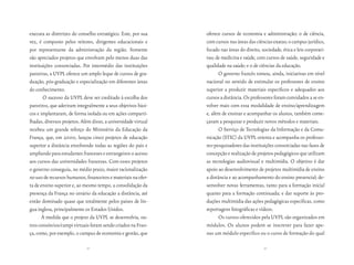 executa as diretrizes do conselho estratégico. Este, por sua    oferece cursos de economia e administração; o de ciência,
vez, é composto pelos reitores, dirigentes educacionais e       com cursos nas áreas das ciências exatas; o campus jurídico,
por representante da administração da região. Somente           focado nas áreas do direito, sociedade, ética e leis corporati-
são apreciados projetos que envolvam pelo menos duas das        vas; de medicina e saúde, com cursos de saúde, seguridade e
instituições consorciadas. Por intermédio das instituições      qualidade na saúde; e o de ciências da educação.
parceiras, a UVPL oferece um amplo leque de cursos de gra-            O governo francês tomou, ainda, iniciativas em nível
duação, pós-graduação e especialização em diferentes áreas      nacional no sentido de estimular os professores de ensino
do conhecimento.                                                superior a produzir materiais específicos e adequados aos
       O sucesso da UVPL deve ser creditado à escolha dos       cursos a distância. Os professores foram convidados a se en-
parceiros, que aderiram integralmente a seus objetivos bási-    volver mais com essa modalidade de ensino/aprendizagem
cos e implantaram, de forma isolada ou em ações comparti-       e, além de ensinar e acompanhar os alunos, também come-
lhadas, diversos projetos. Além disso, a universidade virtual   çaram a pesquisar e produzir novos métodos e materiais.
recebeu um grande reforço do Ministério da Educação da                O Serviço de Tecnologias da Informação e da Comu-
França, que, em 2000, lançou cinco projetos de educação         nicação (STIC) da UVPL orienta e acompanha os professo-
superior a distância envolvendo todas as regiões do país e      res-pesquisadores das instituições consorciadas nas fases de
ampliando para estudantes franceses e estrangeiros o acesso     concepção e realização de projetos pedagógicos que utilizam
aos cursos das universidades francesas. Com esses projetos      as tecnologias audiovisual e multimídia. O objetivo é dar
o governo conseguiu, no médio prazo, maior racionalização       apoio ao desenvolvimento de projetos multimídia de ensino
no uso de recursos humanos, financeiros e materiais na ofer-    a distância e ao acompanhamento do ensino presencial; de-
ta de ensino superior e, ao mesmo tempo, a consolidação da      senvolver novas ferramentas, tanto para a formação inicial
presença da França no cenário da educação a distância, até      quanto para a formação continuada; e dar suporte às pro-
então dominado quase que totalmente pelos países de lín-        duções multimídia das ações pedagógicas específicas, como
gua inglesa, principalmente os Estados Unidos.                  reportagens fotográficas e vídeos.
       À medida que o projeto da UVPL se desenvolvia, ou-             Os cursos oferecidos pela UVPL são organizados em
tros consórcios/campi virtuais foram sendo criados na Fran-     módulos. Os alunos podem se inscrever para fazer ape-
ça, como, por exemplo, o campus de economia e gestão, que       nas um módulo específico ou o curso de formação do qual

                             42                                                               43
 