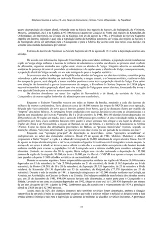 Stéphane Courtois e outros - O Livro Negro do Comunismo - Crimes, Terror e Repressão – by PapaiNoel
110
quarto da população de origem alemã, repartida tanto na Rússia (nas regiões de Saratov, de Stalingrado, de Voronezh,
Moscou, Leningrado, etc.) e na Ucrânia (390.000 pessoas) quanto no Cáucaso do Norte (nas regiões de Krasnodar, de
Ordjonikidze, de Stavropol), na Criméia ou na Geórgia. Em 28 de agosto de 1941, o Presidium do Soviete Supremo
expediu um decreto, segundo o qual toda a população alemã da República autónoma do Volga, das regiões de Saratov e
de Stalingrado devia ser deportada para o Cazaquistão e para a Sibéria. De acordo com esse texto, essa decisão era
somente uma medida humanitária preventiva!
Extratos do decreto do Presidium do Soviete Supremo de 28 de agosto de 1941 sobre a deportação coletiva dos
alemães.
De acordo com informações dignas de fé recebidas pelas autoridades militares, a população alemã instalada na
região do Volga abriga milhares e dezenas de milhares de sabotadores e espiões que devem, ao primeiro sinal recebido
da Alemanha, organizar atentados nas regiões onde vivem os alemães do Volga. Ninguém advertiu as autoridades
soviéticas da presença de uma tal quantidade de sabotadores e de espiões entre o alemães do Volga; consequentemente,
a população alemã do Volga esconde em seu seio inimigos do povo e do poder soviético...
Se ocorrerem atos de sabotagem na República dos alemães do Volga ou nos distritos vizinhos, cometidos pelos
sabotadores e pelos espiões alemães por ordem da Alemanha, o sangue correrá, e o Governo soviético, conforme as leis
dos tempos de guerra, será obrigado a tomar medidas punitivas contra toda a população alemã do Volga. Para evitar
uma situação tão lamentável e graves derramamentos de sangue, o Presidium do Soviete Supremo da URSS julgou
necessário transferir toda a população alemã que vive na região do Volga para outros distritos, fornecendo-lhe terras e
uma ajuda do Estado para se instalar nesses novos condados.
Os distritos abundantes em terras das regiões de Novossibirsk e de Omsk, do território do Altai, do
Cazaquistão e de outras regiões limítrofes são afetados por essa transferência.
Enquanto o Exército Vermelho recuava em todas as frentes de batalha, perdendo a cada dia dezenas de
milhares de mortos e prisioneiros, Beria destacou cerca de 14.000 homens das tropas do NKVD para essa operação,
dirigida pelo vice-comissário do povo para o Interior, general Ivan Serov, que já se destacara ilustre por ocasião da
“limpeza” dos países bálticos. As operações foram conduzidas com sucesso, levando-se em conta as circunstâncias e a
derrota sem precedentes do Exército Vermelho. De 3 a 20 de setembro de 1941, 446.480 alemães foram deportados em
230 comboios de 50 vagões em média, isto é, cerca de 2.000 pessoas por comboio! A uma velocidade média de alguns
quilómetros por hora, esses comboios levaram entre quatro e cinco semanas para chegar a seu lugar de destino, as
regiões de Omsk e de Novossibirsk, a região de Barnaul, no sul da Sibéria, e o território de Krasnoiarsk na Sibéria
Oriental. Como na época das deportações precedentes do Báltico, as “pessoas transferidas” tiveram, segundo as
instruções oficiais, “um prazo determinado [sic] para levar com elas víveres por um período de no mínimo um mês”!
Enquanto essa “operação principal” de deportação se desenrolava, outras “operações secundárias” se
multiplicavam, ao sabor das vicissitudes militares. Desde 29 de agosto de 1941, Molotov, Malenkov e Jdanov
propuseram a Stalin “limpar” a região e a cidade de Leningrado de 96.000 indivíduos de origem alemã e finesa. Em 30
de agosto, as tropas alemãs atingiram o rio Neva, cortando as ligações ferroviárias entre Leningrado e o resto do país. A
ameaça de um cerco à cidade se tornava mais evidente a cada dia, e as autoridades competentes não haviam tomado
nenhuma medida para evacuar a população civil de Leningrado nem a mínima medida para constituir estoques de
alimentos. Contudo, no mesmo dia 30 de agosto, Beria redigiu uma circular ordenando a deportação de 132.000
pessoas da região de Leningrado, 96.000 por trem e 36.000 por via fluvial. O NKVD teve apenas o tempo necessário
para prender e deportar 11.000 cidadãos soviéticos de nacionalidade alemã.
Durante as semanas seguintes, foram empreendidas operações similares nas regiões de Moscou (9.640 alemães
deportados em 15 de setembro), de Tuia (2.700 deportados em 21 de setembro), de Gorki (3.162 deportados em 14 de
setembro), de Rostov (38.288, de 10 a 20 de setembro), de Zaporojie (31.320 deportados, de 25 de setembro a 10 de
outubro), de Krasnodar (38.136 deportados em 15 de setembro), de Ordjonikidze (77.570 deportados em 20 de
setembro). Durante o mês de outubro de 1941, a deportação atingiu mais de 100.000 alemães residentes na Geórgia, na
Arménia, no Azerbaidjão, no Cáucaso do Norte e na Criméia. Um balanço contábil da transferência dos alemães mostra
que, em 25 de dezembro de 1941, 894.600 pessoas haviam sido deportadas, a maior parte para o Cazaquistão e a
Sibéria. Levando-se em conta os alemães deportados em 1942, chega-se a um total de 1.209.430 deportados em menos
de um ano, de agosto de 1941 a junho de 1942. Lembremos que, de acordo com o recenseamento de 1939, a população
alemã na URSS era de l.427.000 pessoas.
Assim, mais de 82% dos alemães dispersos pelo território soviético foram deportados, embora a situação
catastrófica de um país à beira do aniquilamento exigisse que todo o esforço militar e policial se dirigisse para a luta
armada contra o inimigo e não para a deportação de centenas de milhares de cidadãos soviéticos inocentes. A proporção
 