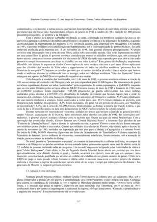 Stéphane Courtois e outros - O Livro Negro do Comunismo - Crimes, Terror e Repressão – by PapaiNoel
117
contaminados, e os starostes e outras pessoas que haviam desempenhado uma função de autoridade durante a ocupação,
por menor que ela tivesse sido. Segundo dados oficiais, de janeiro de 1942 a outubro de 1944, mais de 421.000 pessoas
passaram pelos campos de controle e de filtragem.
Com o avanço do Exército Vermelho em direção ao oeste, a retomada dos territórios ocupados há dois ou três
anos pelos alemães e a liberação de milhões de prisioneiros de guerra soviéticos e de deportados do trabalho, a questão
das modalidades de repatriamento dos militares e civis soviéticos assumiu uma amplitude sem precedentes. Em outubro
de 1944, o governo soviético criou uma Direção de Repatriamento, sob a responsabilidade do general Golikov. Em uma
entrevista publicada pela imprensa em 11 de novembro de 1944, esse general afirmava principalmente: “O poder
soviético está preocupado com a sorte de seus filhos, caídos sob a escravidão nazista. Eles serão dignamente recebidos
em casa como filhos da pátria. O governo soviético considera que mesmo os cidadãos soviéticos, que, sob a ameaça do
terror nazista, cometeram crimes contrários aos interesses da URSS não terão que responder por seus atos se eles estão
prontos a cumprir honestamente seu dever de cidadão, em sua volta à pátria.” Esse género de declaração, amplamente
difundido, não deixou de enganar os aliados. Como explicar de outro modo o zelo com o qual estes últimos aplicaram
uma das cláusulas dos acordos de Yalta sobre o repatriamento de todos os cidadãos soviéticos “presentes fora das
fronteiras de sua pátria”? Enquanto os acordos previam que só seriam enviados de volta à força aqueles que haviam
usado o uniforme alemão ou colaborado com o inimigo, todos os cidadãos soviéticos “fora das fronteiras” foram
entregues aos agentes do NKVD encarregados de enquadrar seu retorno.
Três dias após a cessação das hostilidades, em 11 de maio de 1945, o governo soviético ordenou a criação de
100 novos campos de controle e de filtragem, cada um com capacidade para 10.000 lugares. Os prisioneiros de guerra
soviéticos repatriados deviam ser todos “controlados” pela organização de contra-espionagem, a SMERCH, enquanto
que os civis eram filtrados pelos serviços adhocào NKVD Em nove meses, de maio de 1945 a fevereiro de 1946, mais
de 4.200.000 soviéticos foram repatriados: 1.545.000 prisioneiros de guerra sobreviventes dos cinco milhões
capturados pelos nazistas e 2.655.000 civis deportados do trabalho ou pessoas que haviam fugido para o oeste no
momento dos combates. Após uma passagem obrigatória por um campo de filtragem e controle, 57,8% dos repatriados,
em sua maioria mulheres e crianças, foram autorizados a voltar para casa: 19,1% foram enviados ao exército, com
freqüência para batalhões disciplinares; 14,5% foram destinados, em geral por um período de dois anos, aos “batalhões
de reconstrução”; 8,6%, isto é, cerca de 360.000 pessoas, foram enviadas ao Gulag, a maioria por traição à pátria, o que
valia de dez a 20 anos de campo, ou para uma komandatura do NKVD com o estatuto de colono especial.
Destino particular foi reservado aos vlassovtsy, soldados soviéticos que haviam se juntado ao general soviético
Andrei Vlassov, comandante do II Exército, feito prisioneiro pelos alemães em julho de 1942. Por convicções anti-
stalinistas, o general Vlassov aceitara colaborar com os nazistas para liberar seu país da tirania bolchevique. Com a
aprovação das autoridades alemãs, Vlassov formara um “Comitê Nacional Russo” e levantara duas divisões de um
“Exército de Libertação Russo”. Após a derrota da Alemanha nazista, o general Vlassov e seus oficiais foram entregues
aos soviéticos pelos aliados e executados. Quanto aos soldados do exército de Vlassov, eles foram, após o decreto de
anistia de novembro de 1945, enviados em deportação por seis anos para a Sibéria, o Cazaquistão e o extremo Norte.
No início de 1946, 148.079 vlassovtsy figuravam nas listas do Departamento de Transferidos e Colonos especiais do
Ministério do Interior. Vários milhares de vlassovtsy, essencialmente suboficiais, foram enviados, sob a acusação de
traição, para os campos de trabalho do Gulag.
No total, jamais os “povoamentos especiais”, os campos de concentração e colônias do Gulag, os campos de
controle e de filtragem e as prisões soviéticas haviam contado tantos pensionistas quanto nesse ano da vitória: cerca de
5,5 milhões de pessoas, incluindo todas as categorias. Um recorde longamente eclipsado pelas festividades da vitória e
pelo “efeito Stalingrado”. Com efeito, o fim da Segunda Guerra Mundial havia aberto um período que iria durar
aproximadamente uma década, durante o qual o modelo soviético iria exercer, mais do que em qualquer outro
momento, uma fascinação partilhada por dezenas de milhões de cidadãos de um grande número de países. O feto de a
URSS ter pago o mais pesado tributo humano à vitória sobre o nazismo mascarava o caráter próprio da ditadura
stalinista e exonerava o regime da suspeita que pairara sobre ele no tempo - tempo que então parecia tão distante - dos
processos de Moscou ou do pacto germano-soviético.
13. Apogeu e crise do Gulag
Nenhum grande processo público, nenhum Grande Terror marcou os últimos anos do stalinismo. Mas, sob o
clima conservador e pesado do pós-guerra, a criminalização dos comportamentos sociais atingiu seu auge. Castigada
pela guerra, as esperanças da sociedade de ver o regime se liberalizar duraram muito tempo. “O povo havia sofrido
muito, e o passado não podia se repetir”, escrevera em suas memórias Ilyá Ehrenburg, em 9 de maio de 1945;
conhecendo bem e por dentro as engrenagens e a natureza do regime, ele logo acrescentou: “Contudo, a perplexidade e
a angústia me invadem”. Esse pressentimento iria se revelar exato.
 