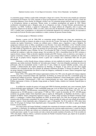 Stéphane Courtois e outros - O Livro Negro do Comunismo - Crimes, Terror e Repressão – by PapaiNoel
167
os comunistas gregos. Embora a ajuda tenha continuado a chegar até o outono, Tito iniciou uma retirada que culminaria
no fechamento da fronteira. No verão, enquanto as forças governamentais conduziam uma grande ofensiva, o chefe dos
comunistas albaneses, Enver Hoxha, foi obrigado a fechar a sua. Os comunistas gregos estavam cada vez mais isolados,
e as divergências internas se agravaram. Mesmo assim, os combates prosseguiram até agosto de 1949. Muitos
combatentes retrocederam para a Bulgária antes de se refugiarem em toda a Europa Oriental, particularmente na
Roménia e na URSS. Tachkent, a capital do Uzbequistão, viu chegar milhares de refugiados, entre os quais 7.500
comunistas. Depois da sua derrota, o KKE, no exílio, sofreu uma série de depurações, a tal ponto que, em setembro de
1955, o conflito entre os partidários e os adversários de Zachariadis degenerou em confronto violento; foi necessária a
intervenção do Exército Soviético para restabelecer a ordem; centenas de pessoas ficaram feridas.
As crianças gregas e o Minotauro soviético
Durante a guerra civil de 1946-1948, os comunistas gregos efetuaram, nas zonas que controlavam, um
recenseamento de todas as crianças, de ambos os sexos, dos três aos 14 anos. Em março de 1948, essas crianças foram
reunidas nas regiões fronteiriças e levadas aos milhares para a Albânia, para a Jugoslávia e para a Bulgária. Os
camponeses tentaram salvar os filhos, escondendo-os nas florestas. Com muita dificuldade, a Cruz Vermelha arrolou
28.296 crianças sequestradas. No verão de 1948, consumada a ruptura entre Tito e o Komintern, uma parte das crianças
(11.600) retidas na Jugoslávia foi, apesar dos protestos do governo grego, transferidas para a Tchecoslováquia, para a
Hungria, para a Roménia e para a Polônia. No dia 17 de novembro de 1948, a Terceira Assembleia da ONU tomou a
resolução de condenar o rapto das crianças gregas. Em novembro de 1949, a Assembléia-Geral da ONU reclamou o
regresso dessas crianças. Todas as decisões seguintes tomadas pela ONU ficaram, como as anteriores, sem resposta: os
regimes comunistas vizinhos se obstinavam em fazer crer que essas crianças tinham melhores condições de vida entre
eles do que na própria Grécia; chegaram mesmo a querer dar a entender que a deportação tinha sido um gesto
humanitário.
Entretanto, o exílio forçado dessas crianças continuou, em tais condições de miséria, de subalimentação e de
epidemias, que muitas morreram. Reunidas em “povoados para crianças”, elas eram obrigadas a participar de cursos de
politização, além da escolaridade normal. A partir dos 13 anos, tinham de executar trabalhos pesados, como, por
exemplo, o desbravamento das regiões pantanosas de Hartchag, na Hungria. O que estava por trás dessa jogada
comunista era a formação de uma nova geração de militantes totalmente devotados. O fracasso foi patente: em 1956,
um grego chamado Constanrinides iria morrer ao lado dos húngaros, combatendo os russos. Outros conseguiram fugir
para a Alemanha Oriental.
Entre 1950 e 1952, apenas 684 crianças regressaram à Grécia. Em 1963, cerca de quatro mil crianças (algumas
nascidas em países comunistas) tinham sido repatriadas. Na Polônia, no começo dos anos 80, a comunidade grega era
composta por milhares de pessoas. Algumas aderiram ao Sindicato Solidarnosc e foram detidas após o golpe de Estado
do general Jaruzelski. Posteriormente a 1989, com a democratização em curso, vários milhares desses gregos da
Polônia regressaram à Grécia. (A Questão Grega perante as Nações Unidas, relatório da Comissão Especial para os
Bálcãs, 1950.)
A acolhida dos vencidos da guerra civil grega pela URSS foi bastante paradoxal, pois, nesse momento, StaJin
já havia destruído quase totalmente a velha comunidade grega que vivia na Rússia havia séculos e que, em 1917, se
estimava entre 500.000 e 700.000 pessoas, essencialmente no Cáucaso e nas costas do Mar Negro. Em 1939, eles não
ultrapassavam as 410.000 pessoas, e eram apenas 177.000 em 1960. A partir de dezembro de 1937, 285.000 gregos
residentes nas grandes cidades foram deportados para as regiões de Arkhangelsk, na República dos Komis, e para o
Nordeste da Sibéria. Outros conseguiram regressar à Grécia. A. Haitas, antigo secretário do Partido Comunista Grego
(KKE), e o pedagogo J. Jordinis foram liquidados na URSS, na mesma época. Em 1944, dez mil gregos da Criméia -
remanescentes da florescente comunidade de outros tempos - foram acusados de adota-rem uma atitude pró-germânica
durante a guerra e foram deportados para a Quirguízia e para o Uzbequistão. Em 30 de junho de 1949, numa única
noite, 30 mil gregos da Geórgia foram deportados para o Gazaquistão. Em abril de 1950, todos os gregos de Batum
tiveram o mesmo destino.
Nos outros países da Europa Ocidental, a tentação dos comunistas de tomarem sozinhos o poder, aproveitando
a resistência e a libertação, foi rapidamente abafada pela presença dos exércitos anglo-americanos e, a partir do final de
1944, pelas diretivas de Stalin, que ordenou aos comunistas que escondessem as suas armas e esperassem uma melhor
ocasião para tomar o poder. É o que ressalta com toda a clareza da reunião mantida no Kremlin, em 19 de novembro de
1944, entre Stalin e Maurice Thorez, o primeiro-secretário do Partido Comunista Francês, que, depois de ter passado a
guerra na URSS, iria voltar à França.
 