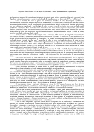 Stéphane Courtois e outros - O Livro Negro do Comunismo - Crimes, Terror e Repressão – by PapaiNoel
22
profundamente antiautoritária e antiestatal, conduziu ao poder o grupo político mais ditatorial e mais estatizante? Que
ligação se pode estabelecer entre a inegável radicalização da sociedade russa no decorrer de 1917 e o bolchevismo?
Com o decorrer dos anos e graças aos numerosos trabalhos de uma historiografia conflituosa -
intelectualmente estimulante, portanto - a revolução de Outubro de 1917 surge como a convergência entre dois eventos:
a tomada do poder político, fruto de um minucioso preparo insurrecional, por um partido que se distingue radicalmente,
em suas práticas, sua organização e sua ideologia, de todos os outros atores da revolução; uma vasta revolução social,
multiforme e autónoma. Essa revolução social manifesta-se nos mais diversos aspectos: inicialmente, uma enorme
rebelião camponesa, amplo movimento de fundo enraizado numa longa história, marcada não somente pelo ódio aos
proprietários de terras, mas também por uma profunda desconfiança dos camponeses em relação à cidade, ao mundo
exterior, em relação a toda ingerência estatal.
Assim, o verão e o outono de 1917 surgem como a conclusão, enfim vitoriosa, de um grande ciclo de revoltas
que começou em 1902 e que teve seu primeiro ponto culminante em 1905-1907. O ano de 1917 é uma etapa decisiva da
grande revolução agrária, da disputa entre os camponeses e os grandes proprietários pela apropriação das terras e pela
realização da tão esperada “partilha negra”, a partilha de todas as terras em função do número de bocas a serem
alimentadas em cada família. Mas é também uma etapa importante da disputa entre os camponeses e p Estado pela
rejeição de toda a tutela das cidades sobre o campo. Sob esse aspecto, 1917 é apenas uma das marcas dentro do ciclo de
confrontos que culminará em 1918-1922 e depois nos anos 1929-1933, terminando-se com a derrota total do mundo
rural, cortado junto à raiz pela coletivização forçada da terra.
Paralelamente à revolução camponesa, assistimos, no decorrer de 1917, à profunda decomposição do exército
formado por cerca de dez milhões de camponeses-soldados, mobilizados havia mais de três anos para uma guerra de
cujo sentido eles nada compreendiam; quase todos os generais lamentavam a falta de patriotismo desses soldados-
camponeses, pouco integrados politicamente à nação, e cujo horizonte cívico não ia muito além de sua comunidade
rural.
Um terceiro movimento de fundo refere-se a uma minoria social que mal representava 3% da população
economicamente ativa, mas uma minoria politicamente eficiente, bastante concentrada nas grandes cidades do país, o
mundo operário. Esse meio, que condensava todas as contradições sociais da modernização econômica encaminhada
havia apenas uma geração, deu origem a um movimento especificamente reivindicador e operário, a partir das palavras
de ordem autenticamente revolucionárias - o “controle operário” e o “poder aos sovietes”.
Enfim, um quarto movimento se esboça através da rápida emancipação das nacionalidades e dos povos
alógenos do ex-Império Czarista, exigindo sua autonomia e também sua independência.
Cada um desses movimentos tem sua própria temporalidade, sua dinâmica interna, suas aspirações específicas,
que, evidentemente, não poderiam ser reduzidas nem aos slogans nem à ação política do Partido Bolchevique. No
decorrer de 1917, esses movimentos agem também como forças corrosivas que contribuem poderosamente para a
destruição das instituições tradicionais e, de modo geral, de todas as formas de autoridade. Durante um breve mas
decisivo instante - o fim do ano de 1917 - a ação dos bolcheviques, minoria política que agia no vazio institucional
reinante, vai ao encontro das aspirações da maioria, ainda que os objetivos a médio e longo prazos sejam diferentes
para uns e para outros. Momentaneamente, Golpe de Estado político e revolução social convergem ou, com mais
exatidão, interpenetram-se, antes de virem a divergir durante as décadas de ditadura.
Os movimentos sociais e nacionais eclodidos no outono de 1917 desenvolveram-se em favor de uma
conjuntura bastante particular, combinando, numa situação de guerra total - ela própria fonte de regressão e de
brutaliza-ção generalizadas, crise econômica, transformação das relações sociais e falência do Estado.
Longe de dar um novo impulso ao regime czarista, reforçando a coesão, ainda bastante imperfeita, do corpo
social, a Primeira Guerra Mundial agiu como um formidável revelador da fragilidade de um regime autocrático, já
muito abalado pela revolução de 1905-1906 e enfraquecido por uma política inconsequente que alternava concessões
insuficientes e retomada do conservadorismo. A guerra acentuou igualmente as fraquezas de uma modernização
econômica inacabada, dependente do afluxo regular de capitais, de especialistas e de tecnologias estrangeiras. Ela
reativou a fratura profunda entre a Rússia urbana, industrial e governante e a Rússia rural, politicamente desintegrada e
ainda amplamente fechada em suas estruturas locais e comunitárias.
Como os outros beligerantes, o governo czarista previra que a guerra seria de curta duração. O fechamento dos
estreitos e o bloqueio econômico da Rússia revelaram de forma brutal a dependência do império para com seus
fornecedores estrangeiros. A perda das províncias ocidentais, invadidas pelos exércitos alemães e austro-húngaros
desde 1915, privou a Rússia dos produtos da indústria polonesa, uma das mais desenvolvidas do império. A economia
nacional não resistiu muito tempo à continuação da guerra: a partir de 1915, o sistema de transportes ferroviários
desorganizou-se, devido à falta de peças de reposição. A reconversão da maior parte das fábricas para fins militares
quebrou o mercado interior. Decorridos alguns meses, faltaram produtos manufaturados à retaguarda e o país instalou-
se na penúria e na inflação. No, campo, a situação rapidamente se degradou: o violento corte no crédito e no
 