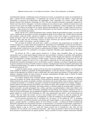 Stéphane Courtois e outros - O Livro Negro do Comunismo - Crimes, Terror e Repressão – by PapaiNoel
23
remembramento agrícola, a mobilização maciça de homens no exército, as requisições de cereais e de arrendamento do
gado, a penúria de bens manufaturados e o rompimento dos circuitos de trocas entre cidades e campo detiveram
francamente os processos de modernização das propriedades rurais, preparados com sucesso, desde 1906, pelo
primeiro-ministro Piotr Stolypine, assassinado em 1910. Três anos de guerra reforçaram a percepção camponesa do
Estado como força hostil e estrangeira. As afrontas cotidianas de um exército em que o soldado era tratado mais como
um servo do que como um cidadão exacerbaram as tensões entre os combatentes e oficiais enquanto que as derrotas
minavam o que sobrava do prestígio de um regime imperial demasiadamente longo. O antigo fundo de arcaísmo e
violência - sempre presente no campo e que já havia demonstrado sua força durante as grandes insurreições dos anos
1902-1906 - saiu reforçado dessa guerra.
Desde o fim de 1915, o poder não dominava mais a situação. Diante da passividade do regime, viu-se por todo
o país a organização de associações e Comitês encarregados da gestão de um cotidiano que o Estado parecia não poder
mais assegurar: cuidar dos feridos, abastecer as cidades e o exército. O povo russo começou a se autogovernar; um
grande movimento vindo das entranhas da sociedade, cuja importância não fora até então calculada, se pusera em
movimento. Mas, para que esse movimento vencesse as forças corrosivas que estavam também ativas, teria sido
necessário que o poder o encorajasse, e que lhe estendesse a mão.
Ora, em lugar de construir uma ponte entre o poder e os elementos mais progressistas da sociedade civil,
Nicolau II agarrou-se à utopia monár-quico-populista do “papaizinho-czar-comandando-o-exército-de-seu-belo-povo-
camponês”. Ele assumiu pessoalmente o comando supremo dos exércitos, ato suicida para a autocracia em plena
derrocada nacional. Isolado em seu trem especial no quartel-general de Mogilev, Nicolau II deixou, de fato, de dirigir o
país a partir do outono de 1915, confiando-o a sua esposa, a imperatriz Alexandra, muito impopular por ser de origem
alemã.
No decorrer de 1916, o poder pareceu dissolver-se. A Duma, única assembleia eleita, era tão pouco
representativa, que se reunia apenas algumas semanas por ano; governantes e ministros se sucediam, todos igualmente
incompetentes e impopulares. O rumor público acusava o influente corrilho dirigido pela imperatriz e por Rasputin de
abrir conscientemente o território nacional à invasão inimiga. Tornava-se manifesto que a autocracia não era mais
capaz de conduzir a guerra. No fim de 1916, o país tornou-se ingoverná-vel. Em uma atmosfera de crise política,
ilustrada pelo assassinato de Rasputin no dia 31 de dezembro, as greves, reduzidas a um número insignificante no início
da guerra, retomaram sua força. O tumulto alcançou o exército; a desorganização total dos transportes interrompeu todo
o sistema de abastecimento. Um regime ao mesmo tempo desacreditado e enfraquecido foi surpreendido pela chegada
dos dias de fevereiro de 1917.
A queda do regime czarista, vencido ao fim de cinco dias de manifestações de operários e da amotinação de
vários milhares de homens da guarnição de Petrogradofreqüência, revelou não somente a fraqueza do czarismo e o
estado de decomposição do exército ao qual o estado-maior não ousou apelar para dominar o levante popular, como
também o despreparo político de todas as forças de oposição, profundamente divididas, desde os liberais do Partido
Constitucional Democrata até os social-democratas.
Em nenhum momento dessa revolução popular espontânea, iniciada nas ruas e terminada nos gabinetes
silenciosos do palácio de Taurida, sede da Duma, as forças políticas da oposição conduziram o movimento. Os liberais
tinham medo das ruas; quanto aos partidos socialistas, eles temiam uma rea-ção militar. Entre os liberais, inquietos com
a extensão dos tumultos, e os socialistas, para quem o momento era manifestamente favorável à revolução “burguesa” -
primeira etapa de um longo processo que poderia, com o passar do tempo, abrir caminho a uma revolução socialista -,
engajaram-se negociações que culminaram, após longos arranjos, na fórmula inédita de um poder duplo. O primeiro, o
governo provisório, um poder preocupado com a ordem, cuja lógica era parlamentarista e tendo como objetivo uma
Rússia capitalista, moderna e liberal, firmemente consolidada em suas alianças com franceses e britânicos. O outro, o
poder do soviete de Petrogrado, que um punhado de militantes socialistas acabava de constituir e que pretendia ser, na
grande tradição do soviete de São Petersburgo de 1905, uma representação mais direta e mais revolucionária das
“massas”. Mas este “poder dos sovietes” era em si uma realidade móvel e variável, ao sabor da evolução de suas
estruturas descentralizadas e efervescentes e, principalmente, ao sabor das mudanças de uma opinião pública volúvel.
Os três governos provisórios que se sucederam, de 2 de março a 25 de outubro de 1917, se mostraram
incapazes de resolver os problemas deixados como herança pelo Antigo Regime: a crise econômica, a continuação da
guerra, a questão operária e o problema agrário. Os novos homens no poder - os liberais do Partido Constitucional
Democrata, majoritários nos dois primeiros governos; os mencheviques e os socialistas-revolucionários, majoritários no
terceiro - pertenciam todos às elites urbanas cultas, aos elementos progressistas da sociedade civil, divididos entre a
confiança ingénua e cega no “povo” e o medo das “massas escuras” que os circundavam e que, aliás, eles mal
conheciam. Em sua maioria, eles consideravam necessário - pelo menos nos primeiros meses de uma revolução que
havia chocado as consciências por seu aspecto pacifista - deixar o caminho livre para o impulso democrático libertado
 