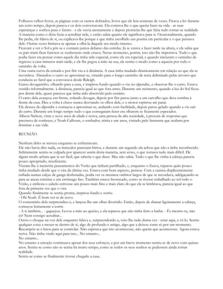Folheava velhos livros, as páginas com os cantos dobrados, livros que ele lera centenas de vezes. Ficava a ler durante
um certo tempo, depois parava e os dois conversavam. Ela contava-lhe o que queria fazer na vida - as suas
esperanças e sonhos para o futuro - e ele ouvia atentamente e depois prometia-lhe que faria tudo tornar-se realidade.
A maneira como o dizia fazia-a acreditar nele, e então sabia quanto ele significava para si. Ocasionalmente, quando
lhe pedia, ele falava de si, ou explicava-lhe porque é que tinha escolhido um poema em particular e o que pensava
dele. Outras vezes limitava-se apenas a olhá-la daquele seu modo intenso.
Ficavam a ver o Sol a pôr-se e comiam juntos debaixo das estrelas. Já se estava a fazer tarde na altura, e ela sabia que
os pais iriam ficar furiosos se soubessem onde estava. Nesse momento, porém, isso não lhe importava. Tudo o que
podia fazer era pensar como aquele dia tinha sido especial, como ele era especial, e quando iniciaram o caminho de
regresso a casa minutos mais tarde, e ele lhe pegou a mão na sua, ela sentiu o modo como a aquecia por todo o
caminho de volta.
Uma outra curva da estrada e por fim viu-a à distância. A casa tinha mudado drasticamente em relação ao que ela se
recordava. Abrandou o carro ao aproximar-se, virando para o longo caminho de terra delimitado pelas árvores que
conduzia ao farol que a convocava desde Raleigh.
Guiou devagarinho, olhando para a casa, e inspirou fundo quando o viu no alpendre, a observar-lhe o carro. Estava
vestido informalmente. à distância, parecia igual ao que fora antes. Durante um momento, quando a luz do Sol ficou
por detrás dele, quase pareceu que tinha sido absorvido pelo cenário.
O carro dela avançou em frente, rolando devagar, depois por fim parou junto a um carvalho que dava sombra à
frente da casa. Deu a volta à chave nunca desviando os olhos dele, e o motor espirrou até parar.
Ele desceu do alpendre e começou a aproximar-se, andando com facilidade, depois parou gelado quando a viu sair
do carro. Durante um longo tempo tudo o que conseguiam fazer era olharem-se fixamente especados.
Allison Nelson, vinte e nove anos de idade e noiva, uma pessoa da alta sociedade, à procura de respostas que
precisava de conhecer, e Noah Calhoun, o sonhador, trinta e um anos, visitado pelo fantasma que acabara por
dominar a sua vida.

REUNIÃO

Nenhum deles se moveu enquanto se enfrentavam.
Ele não havia dito nada, os músculos pareciam hirtos, e durante um segundo ela achou que não a tinha reconhecido.
Subitamente sentiu-se culpada por aparecer assim desta maneira, sem aviso, o que tornava tudo mais difícil. De
algum modo achara que ia ser fácil, que saberia o que dizer. Mas não sabia. Tudo o que lhe vinha à cabeça parecia
pouco apropriado, insuficiente.
Vieram-lhe à memória pensamentos do Verão que tinham partilhado, e, enquanto o fixava, reparou quão pouco
tinha mudado desde que o vira da última vez. Estava com bom aspecto, pensou. Com a camisa displicentemente
enfiada numas calças de ganga desbotadas, podia ver os mesmos ombros largos de que se recordava, adelgaçando-se
para as ancas estreitas e um estômago liso. Também estava bronzeado, como se tivesse trabalhado ao sol todo o
Verão, e embora o cabelo estivesse um pouco mais fino e mais claro do que ela se lembrava, parecia igual ao que
fora da primeira vez que o vira.
Quando finalmente se sentiu pronta, inspirou fundo e sorriu.
- Olá Noah. É bom ver-te de novo.
O comentário dela surpreendeu-o, e lançou-lhe um olhar divertido. Então, depois de abanar ligeiramente a cabeça,
começou lentamente a sorrir.
- A ti também... - gaguejou. Levou a mão ao queixo, e ela reparou que não tinha feito a barba. - És mesmo tu, não
és? Nem consigo acreditar...
Ouviu o choque na voz dele enquanto falava e, surpreendendo-a, veio-lhe tudo duma vez - estar aqui, a vê-lo. Sentiu
qualquer coisa a mexer-se dentro de si, algo de profundo e antigo, algo que a deixou tonta só por um momento.
Recompôs-se e lutou para se controlar. Não esperava que isto acontecesse, não queria que acontecesse. Agora estava
noiva. Não tinha vindo aqui para isto... No entanto...
No entanto...
No entanto a emoção continuava apesar dos seus esforços, e por um breve momento sentiu-se de novo com quinze
anos. Sentiu-se como não se sentia há muito tempo, como se todos os seus sonhos se pudessem ainda tornar
realidade.
Sentiu-se como se finalmente tivesse chegado a casa.
 