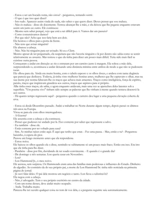 - Estou a ser um bocado tonta, não estou? - perguntou, tentando sorrir.
- O que é que isso quer dizer?
- Isto tudo. Aparecer assim vinda do nada, não saber o que quero dizer. Deves pensar que sou maluca.
- Não és maluca - disse ele docemente. Tentou alcançar-lhe a mão, e ela deixou que lhe pegasse enquanto estavam
assim um junto ao outro. Ele continuou:
- Mesmo sem saber porquê, vejo que está a ser difícil para ti. Vamos dar um passeio?
- Como costumávamos dantes?
- Por que não? Acho que nos faria bem aos dois.
Ela hesitou e olhou para a porta da frente.
- Não tens que avisar ninguém?
Ele abanou a cabeça.
- Não. Não há ninguém para ser avisado. Só eu e Clem.
Mesmo apesar de ter perguntado, ela suspeitara que não haveria ninguém e lá por dentro não sabia como se sentir
relativamente ao assunto. Mas tornou o que ela tinha para dizer um pouco mais difícil. Teria sido mais fácil se
existisse outra pessoa.
Começaram a andar em direcção ao rio e entraram por um carreiro junto à margem. Ela soltou a mão dele,
surpreendendo-o, econtinuou a andar deixando uma distância mínima entre ambos de modo a que não se pudessem
tocar.
Ele olhou para ela. Ainda era muito bonita, com o cabelo espesso e os olhos doces, e andava com tanta elegância
que parecia que deslizava. Todavia, já tinha visto mulheres bonitas antes, mulheres que lhe captavam o olhar, mas na
sua mente por norma faltavam-lhe os traços que achava mais atraentes. Traços como inteligência, força de espírito,
paixão, traços que inspiravam grandeza aos outros, traços que aspirava para si próprio.
Allie tinha esses traços, ele sabia, e agora enquanto andavam, mais uma vez se apercebeu deles latentes sob a
superfície. "Um poema vivo" tinham sido sempre as palavras que lhe vinham à mente quando tentava descrevê-la
aos outros.
- Há quanto tempo regressaste aqui? - perguntou quando o carreiro deu lugar a uma pequena elevação coberta de
erva.

- Estou cá desde Dezembro passado. Andei a trabalhar no Norte durante algum tempo, depois passei os últimos
três anos na Europa.
Virou-se para ele com olhos interrogadores.
- A Guerra?
Ele assentiu com a cabeça e ela continuou.
- Pensei que pudesses ter andado por lá. Fico contente por saber que regressaste a salvo.
- Eu também - disse ele.
- Estás contente por ter voltado para casa?
- Sim. As minhas raízes estão aqui. É aqui que tenho que estar. - Fez uma pausa. - Mas, então e tu? - Perguntou
baixinho, à espera do pior.
Passou um longo momento antes que ela respondesse.
- Estou noiva.
Ele baixou os olhos quando ela o disse, sentindo-se subitamente só um pouco mais fraco. Então era isso. Era isto
que ela tinha para lhe dizer.
- Parabéns - disse por fim, duvidando de ter soado convincente. - E quando é o grande dia?
- De domingo a três semanas. Lon queria casar em Novembro.
- Lon?
- Lon Hammond Jr., o meu noivo.
Ele acenou, sem surpresa. Os Hammonds eram uma das famílias mais poderosas e influentes do Estado. Dinheiro
do algodão. Ao contrário da do seu próprio pai, a morte de Lon Hammond Sr. tinha sido noticiada na primeira
página do jornal.
- Já ouvi falar deles. O pai dele montou um negócio e tanto. Lon ficou a substituí-lo?
Ela negou com a cabeça.
- Não, é advogado. Tem o seu próprio escritório no centro da cidade.
- Com um nome desses, deve andar muito ocupado.
- Anda. Trabalha muito.
Pareceu-lhe ter ouvido qualquer coisa no tom de voz dela, e a pergunta seguinte saiu automaticamente.
 