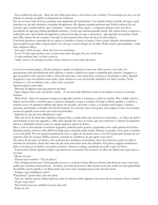 - Era a cadeira do meu pai - disse ele sem olhar para cima, e ela acenou com a cabeça. Viu morcegos no céu, e as rãs
tinham-se juntado aos grilos na harmonia do anoitecer.
Foi até ao outro lado da doca, sentindo uma impressão de fechamento. Um impulso tinha-a trazido até aqui, e pela
primeira vez em três semanas a sensação desaparecera. De alguma maneira precisara que Noah soubesse do seu
noivado, que compreendesse, que o aceitasse - estava certa disso agora - e enquanto pensava nele veio-lhe a
recordação de algo que tinham partilhado durante o Verão que haviam passado juntos. De cabeça baixa, começou a
andar para trás e para diante devagarinho, à procura de algo até que o encontrou - algo gravado na madeira. Noah
ama Allie, dentro de um coração. Gravado na doca poucos dias antes de ela se ter ido embora.
Uma brisa quebrou a quietude do ar e gelou-a, fazendo-a cruzar os braços. Ficou assim, olhando alternadamente
para as palavras gravadas e depois para o rio, até que o ouviu chegar ao seu lado. Podia sentir a proximidade, o calor
dele, enquanto falava.
- Isto aqui é cheio de paz - disse ela com voz sonhadora.
- Eu sei. Venho aqui muitas vezes só para estar junto da água. Faz-me sentir bem.
- A mim também faria, se fosse como tu.
- Anda, vamos. Os mosquitos estão a ficar violentos e estou cheio de fome.


O céu já se tornara negro, e Noah começou a andar em direcção à casa com Allie mesmo a seu lado. Os
pensamentos dela deambulavam pelo silêncio, e sentiu a cabeça leve assim a caminhar pelo carreiro. Imaginava o
que ele poderia estar a pensar sobre o facto de estar aqui e não tinha bem a certeza se ela própria o sabia. Quando
chegaram à casa uns minutos mais tarde, Clem saudou-os com um focinho molhado nos sítios errados. Noah
enxotou-a, e foi-se embora, com o rabo entre as pernas.
Apontou para o carro dela.
- Deixaste ali alguma coisa que precises de tirar?
- Não, cheguei mais cedo e já desfiz a mala. - A voz soava-lhe diferente, como se de súbito os anos se tivessem
desfeito.
- Muito bem - disse ele enquanto chegava ao alpendre traseiro e começava a subir as escadas. Pôs o balde à porta e
depois mostrou-lhe o caminho para o interior, dirigindo-se para a cozinha. Era logo à direita, grande e a cheirar a
madeira nova. Os armários tinham sido feitos de carvalho, tal como o chão, e as janelas eram largas e viradas a
nascente, permitindo a entrada à luz do Sol matinal. Um restauro feito com gosto, sem exageros como era costume
acontecer quando casas como esta eram reconstruídas.
- Importas-te que dê uma olhadela por aqui?
- Não, faz favor. Já tinha feito algumas compras hoje, e ainda tenho que arrumar as mercearias, - os olhos de ambos
encontraram-se por um segundo, e Allie sabia quando lhe virou as costas, que ele continuava a observá-la enquanto
deixava a habitação. Sentiu outra vez aquele pequeno aperto lá dentro.
Deu a volta à casa durante os minutos seguintes, andando pelos quartos, reparando como tudo parecia tão bonito.
Quando acabou, tornou-se-lhe difícil recordar quão arruinada tinha estado. Desceu as escadas, virou para a cozinha,
e viu-o de perfil. Por um momento parecia de novo o rapaz de dezassete anos, e isso fê-la parar pela fracção de um
segundo antes de avançar. Diabo, pensou, controla-te. Lembra-te de que agora estás noiva.
Ele estava de pé junto ao balcão, com as portas dos armários escancaradas, sacos de mercearia vazios no chão, a
assobiar de mansinho. Sorriu-lhe antes de pôr mais umas latas num dos armários. Ela parou a alguns centímetros
dele e encostou-se ao balcão, cruzando as pernas. Abanou a cabeça, espantada por tudo o que ele fizera.
- Está incrível, Noah. Quanto tempo é que demorou o restauro? Ele levantou os olhos do último saco que estava a
esvaziar.
- Quase um ano.
- Fizeste tudo sozinho? - Ele riu para si.
- Não. Sempre pensei que o faria quando era novo, e comecei assim. Mas era demais. Iria demorar anos, e por isso
acabei por contratar umas pessoas... de facto, uma data de pessoas. Mas mesmo com elas, ainda era uma quantidade
de trabalho muito grande, e na Maior parte das vezes não conseguia parar antes da meia-noite.
- Porque é que trabalhaste tanto?
"Fantasmas", queria dizer, mas não disse.
- Não sei. Apenas queria acabar depressa, acho eu. Queres beber alguma coisa antes de eu começar a fazer o jantar?
- O que é que tens?
- Não muita coisa, na verdade. Cerveja, chá, café.
- Pode ser chá.
 