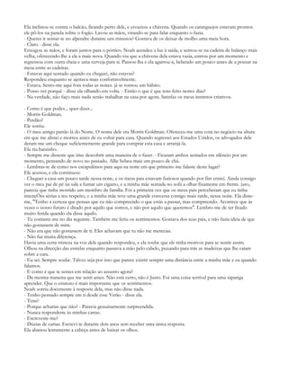 Ela inclinou-se contra o balcão, ficando perto dele, e esvaziou a chávena. Quando os caranguejos estavam prontos
ele pô-los na panela sobre o fogão. Lavou as mãos, virando-se para falar enquanto o fazia.
- Queres ir sentar-te no alpendre durante uns minutos? Gostava de os deixar de molho uma meia hora.
- Claro - disse ela.
Enxugou as mãos, e foram juntos para o pórtico. Noah acendeu a luz à saída, e sentou-se na cadeira de balanço mais
velha, oferecendo-lhe a ela a mais nova. Quando viu que a chávena dela estava vazia, entrou por um momento e
regressou com outra cheia e uma cerveja para si. Passou-lha e ela agarrou-a, bebendo um pouco antes de a pousar na
mesa entre as cadeiras.
- Estavas aqui sentado quando eu cheguei, não estavas?
Respondeu enquanto se ajeitava mais confortavelmente.
- Estava. Sento-me aqui fora todas as noites. já se tornou um hábito.
- Posso ver porquê - disse ela olhando em volta. - Então o que é que tens feito nestes dias?
- Na verdade, não faço mais nada senão trabalhar na casa por agora. Satisfaz os meus instintos criativos.

- Como é que podes... quer dizer...
- Morris Goldman.
- Perdão?
Ele sorriu.
- O meu antigo patrão lá do Norte. O nome dele era Morris Goldman. Ofereceu-me uma cota no negócio na altura
em que me alistei e morreu antes de eu voltar para casa. Quando regressei aos Estados Unidos, os advogados dele
deram-me um cheque suficientemente grande para comprar esta casa e arranjá-la.
Ela riu baixinho.
- Sempre me disseste que irias descobrir uma maneira de o fazer. - Ficaram ambos sentados em silêncio por um
momento, pensando de novo no passado. Allie bebeu mais um pouco de chá.
- Lembras-te de como nos escapulimos para aqui na noite em que primeiro me falaste deste lugar?
Ele acenou, e ela continuou:
- Cheguei a casa um pouco tarde nessa noite, e os meus pais estavam furiosos quando por fim entrei. Ainda consigo
ver o meu pai de pé na sala a fumar um cigarro, e a minha mãe sentada no sofá a olhar fixamente em frente. juro,
parecia que tinha morrido um membro da família. Foi a primeira vez que os meus pais perceberam que eu tinha
intençÕes sérias a teu respeito, e a minha mãe teve uma grande conversa comigo mais tarde, nessa noite. Ela disse-
me, "Tenho a certeza que pensas que eu não compreendo o que estás a passar, mas compreendo. Acontece que às
vezes o nosso futuro é ditado por aquilo que somos, e não por aquilo que queremos". Lembro-me de ter ficado
muito ferida quando ela disse aquilo.
- Tu contaste-me no dia seguinte. Também me feriu os sentimentos. Gostava dos teus pais, e não fazia ideia de que
não gostassem de mim.
- Não era que não gostassem de ti. Eles achavam que tu não me merecias.
- Não faz muita diferença.
Havia uma certa tristeza na voz dele quando respondeu, e ela soube que ele tinha motivos para se sentir assim.
Olhou na direcção das estrelas enquanto passava a mão pelo cabelo, puxando para trás as madeixas que lhe caíam
sobre a cara.
- Eu sei. Sempre soube. Talvez seja por isso que parece existir sempre uma distância entre a minha mãe e eu quando
falamos.
- E como é que te sentes em relação ao assunto agora?
- Da mesma maneira que me senti antes. Não está certo, não é Justo. Foi uma coisa terrível para uma rapariga
aprender. Que o estatuto é mais importante que os sentimentos.
Noah sorriu docemente à resposta dela, mas não disse nada.
- Tenho pensado sempre em ti desde esse Verão - disse ela.
- Tens?
- Porque acharias que não? - Parecia genuinamente surpreendida.
- Nunca respondeste às minhas cartas.
- Escreveste-me?
- Dúzias de cartas. Escrevi-te durante dois anos sem receber uma única resposta.
Ela abanou lentamente a cabeça antes de baixar os olhos.
 