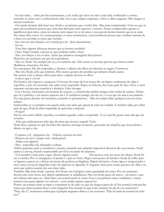- Eu não sabia... - disse por fim mansamente, e ele soube que devia ter sido a mãe dela, verificando o correio,
retirando as cartas sem o conhecimento dela. Era o que sempre suspeitara, e ficou a olhar enquanto Allie chegava à
mesma conclusão.
- Foi errado da parte dela fazer isso, Noah, e eu lamento que o tenha feito. Mas tenta compreender. Uma vez que eu
parti, provavelmente pensou que seria mais fácil para mim esquecer o assunto. Nunca compreendeu quanto tu
significavas para mim, e para ser sincera, nem sequer sei se ela amou o meu pai da mesma maneira que eu te amei.
Na cabeça dela, estava só a tentar proteger os meus sentimentos, e provavelmente pensou que a melhor maneira de
o fazer era esconder as cartas que enviaste.
- Isso não era uma decisão a ser tomada por ela - disse mansamente.
- Eu sei.
- Teria feito alguma diferença mesmo que as tivesses recebido?
- Claro. Fiquei sempre a pensar no que poderias andar a fazer.
- Não, em relação a nós os dois. Achas que teríamos conseguido ficar juntos?
Demorou um momento até que ela respondesse.
- Não sei, Noah. Na verdade não sei, e tu também não. Não somos as mesmas pessoas que éramos então.
Mudámos, crescemos. Os dois.
Fez uma pausa. Ele não respondeu, e durante o silêncio ela olhou em direcção ao regato. Continuou:
- Mas sim, Noah, acho que teríamos. Pelo menos gostava de acreditar que teríamos ficado juntos.
Ele acenou com a cabeça, olhou para baixo e depois desviou os olhos.
- Como é que é o Lon?
Ela hesitou, não esperava a pergunta. O invocar do nome de Lon trouxe-lhe um ligeiro sentimento de culpa à
superfície, e por um momento não sabia como responder. Pegou na chávena, deu outro gole de chá, e ficou a ouvir
enquanto um pica-pau martelava à distância. Falou devagar.
- Lon é bonito, encantador, um homem de sucesso, e a maioria das minhas amigas estão roídas de ciúmes. Acham
que ele é perfeito, e em muitos aspectos até é. É carinhoso comigo, faz-me rir, e eu sei que me ama à sua maneira. -
Fez uma pausa durante um momento, reunindo os pensamentos. - Mas irá sempre faltar qualquer coisa na nossa
relação.
Surpreendeu-se a si própria com aquela saída, mas sabia que apesar de tudo era verdade. E também sabia, por olhar
para ele que, Noah já tinha suspeitado de qual seria a resposta.
- Porquê?
Ela fez um sorriso débil e encolheu os ombros quando voltou a responder. A voz saiu-lhe pouco mais alta que um
sussurro.
- Acho que ainda procuro pelo tipo de amor que tivemos naquele Verão.
Noah ficou a pensar no que ela tinha dito durante um largo momento, pensando nas relaçÕes que tivera desde a
última vez que a vira.

- E quanto a ti? - perguntou ela. - Voltaste a pensar em nós?
- Pensava em nós o tempo todo. Ainda penso.
- Andas com alguém?
- Não - respondeu ele, abanando a cabeça.
Ambos pareciam estar a considerar o assunto, tentando mas achando impossível desviá-lo das suas mentes. Noah
acabou a cerveja, ficando surpreendido por tê-la esvaziado tão depressa.
- Vou acender o lume para a água. Queres alguma coisa?               Ela recusou com um aceno de cabeça. Noah foi
até à cozinha, Pôs os caranguejos na panela e o pão no forno. Pegou num pouco de farinha e fécula de milho para
os legumes, panou-os, e deitou um pouco de gordura na frigideira. Depois de baixar o lume, ligou o temporizador e
tirou outra cerveja do frigorífico antes de regressar ao alpendre. E enquanto fazia estas coisas, pensava em Allie e no
amor que andava ausente das suas duas vidas.
Também Allie tinha ficado a pensar. Em Noah, em si própria, numa quantidade de coisas. Por um momento
desejou não estar noiva, mas depois rapidamente se amaldiçoou. Não era Noah quem ela amava - ela amava o que
eles tinham sido uma vez. Além disso, era normal sentir-se assim. Fora o seu primeiro amor verdadeiro, o único
homem com quem alguma vez estivera - como podia esperar esquecê-lo?
Porém, era normal sentir as tripas a contraírem-se de cada vez que ele chegava perto de si? Era normal confessar-lhe
coisas que nunca poderia dizer a mais ninguém? Era normal vir aqui a três semanas do dia do seu casamento?
"Não, não é", murmurou enfim para si própria enquanto olhava o céu nocturno. "Não há nada de normal em tudo
isto."
 