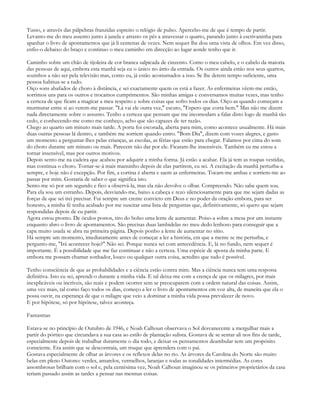 Tusso, e através das pálpebras franzidas espreito o relógio de pulso. Apercebo-me de que é tempo de partir.
Levanto-me do meu assento junto à janela e arrasto os pés a atravessar o quarto, parando junto à escrivaninha para
apanhar o livro de apontamentos que já li centenas de vezes. Nem sequer lhe dou uma vista de olhos. Em vez disso,
enfio-o debaixo do braço e continuo o meu caminho em direcção ao lugar aonde tenho que ir.

Caminho sobre um chão de tijoleira de cor branca salpicada de cinzento. Como o meu cabelo, e o cabelo da maioria
das pessoas de aqui, embora esta manhã seja eu o único no átrio da entrada. Os outros ainda estão nos seus quartos,
sozinhos a não ser pela televisão mas, como eu, já estão acostumados a isso. Se lhe derem tempo suficiente, uma
pessoa habitua-se a tudo.
Oiço sons abafados de choro à distância, e sei exactamente quem os está a fazer. As enfermeiras vêem-me então,
sorrimos uns para os outros e trocamos cumprimentos. São minhas amigas e conversamos muitas vezes, mas tenho
a certeza de que ficam a magicar a meu respeito e sobre coisas que sofro todos os dias. Oiço-as quando começam a
murmurar entre si ao verem-me passar. "Lá vai ele outra vez," escuto, "Espero que corra bem." Mas não me dizem
nada directamente sobre o assunto. Tenho a certeza que pensam que me incomodam a falar disto logo de manhã tão
cedo, e conhecendo-me como me conheço, acho que são capazes de ter razão.
Chego ao quarto um minuto mais tarde. A porta foi escorada, aberta para mim, como acontece usualmente. Há mais
duas outras pessoas lá dentro, e também me sorriem quando entro. "Bom Dia", dizem com vozes alegres, e gasto
um momento a perguntar-lhes pelas crianças, as escolas, as férias que estão para chegar. Falamos por cima do som
do choro durante um minuto ou mais. Parecem não dar por ele. Ficaram-lhe insensíveis. Também eu me estou a
tornar insensível, mas por outros motivos.
Depois sento-me na cadeira que acabou por adquirir a minha forma. Já estão a acabar. Ela já tem as roupas vestidas,
mas continua o choro. Tornar-se-á mais mansinho depois de elas partirem, eu sei. A excitação da manhã perturba-a
sempre, e hoje não é excepção. Por fim, a cortina é aberta e saem as enfermeiras. Tocam-me ambas e sorriem-me ao
passar por mim. Gostaria de saber o que significa isto.
Sento-me só por um segundo e fico a observá-la, mas ela não devolve o olhar. Compreendo. Não sabe quem sou.
Para ela sou um estranho. Depois, desviando-me, baixo a cabeça e rezo silenciosamente para que me sejam dadas as
forças de que sei irei precisar. Fui sempre um crente convicto em Deus e no poder da oração embora, para ser
honesto, a minha fé tenha acabado por me suscitar uma lista de perguntas que, definitivamente, só quero que sejam
respondidas depois de eu partir.
Agora estou pronto. De óculos postos, tiro do bolso uma lente de aumentar. Poiso-a sobre a mesa por um instante
enquanto abro o livro de apontamentos. São precisas duas lambidelas no meu dedo lenhoso para conseguir que a
capa muito usada se abra na primeira página. Depois ponho a lente de aumentar no sítio.
Há sempre um momento, imediatamente antes de começar a ler a história, em que a mente se me perturba, e
pergunto-me, "Irá acontecer hoje?" Não sei. Porque nunca sei com antecedência. E, lá no fundo, nem sequer é
importante. É a possibilidade que me faz continuar e não a certeza. Uma espécie de aposta da minha parte. E
embora me possam chamar sonhador, louco ou qualquer outra coisa, acredito que tudo é possível.

Tenho consciência de que as probabilidades e a ciência estão contra mim. Mas a ciência nunca tem uma resposta
definitiva. Isto eu sei, aprendi-o durante a minha vida. E tal deixa-me com a crença de que os milagres, por mais
inexplicáveis ou incríveis, são reais e podem ocorrer sem se preocuparem com a ordem natural das coisas. Assim,
uma vez mais, tal como faço todos os dias, começo a ler o livro de apontamentos em voz alta, de maneira que ela o
possa ouvir, na esperança de que o milagre que veio a dominar a minha vida possa prevalecer de novo.
E por hipótese, só por hipótese, talvez aconteça.

Fantasmas

Estava-se no princípio de Outubro de 1946, e Noah Calhoun observava o Sol desvanecente a mergulhar mais a
partir do pórtico que circundava a sua casa ao estilo de plantação sulista. Gostava de se sentar ali nos fins de tarde,
especialmente depois de trabalhar duramente o dia todo, e deixar os pensamentos deambular sem um propósito
consciente. Era assim que se descontraía, um truque que aprendera com o pai.
Gostava especialmente de olhar as árvores e os reflexos delas no rio. As árvores da Carolina do Norte são muito
belas em pleno Outono: verdes, amarelos, vermelhos, laranjas e todas as tonalidades intermédias. As cores
assombrosas brilham com o sol e, pela centésima vez, Noah Calhoun imaginou se os primeiros proprietários da casa
teriam passado assim as tardes a pensar nas mesmas coisas.
 