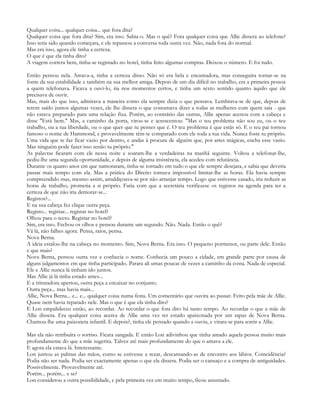 Qualquer coisa... qualquer coisa... que fora dita?
Qualquer coisa que fora dita? Sim, era isso. Sabia-o. Mas o quê? Fora qualquer coisa que Allie dissera ao telefone?
Isso teria sido quando começara, e ele repassou a conversa toda outra vez. Não, nada fora do normal.
Mas era isso, agora ele tinha a certeza.
O que é que ela tinha dito?
A viagem correra bem, tinha-se registado no hotel, tinha feito algumas compras. Deixou o número. E foi tudo.

Então pensou nela. Amava-a, tinha a certeza disso. Não só era bela e encantadora, mas conseguira tornar-se na
fonte da sua estabilidade e também na sua melhor amiga. Depois de um dia difícil no trabalho, era a primeira pessoa
a quem telefonava. Ficava a ouvi-lo, ria nos momentos certos, e tinha um sexto sentido quanto àquilo que ele
precisava de ouvir.
Mas, mais do que isso, admirava a maneira como ela sempre dizia o que pensava. Lembrava-se de que, depois de
terem saído juntos algumas vezes, ele lhe dissera o que costumava dizer a todas as mulheres com quem saía - que
não estava preparado para uma relação fixa. Porém, ao contrário das outras, Allie apenas acenou com a cabeça e
disse "Está bem." Mas, a caminho da porta, virou-se e acrescentou: "Mas o teu problema não sou eu, ou o teu
trabalho, ou a tua liberdade, ou o que quer que tu penses que é. O teu problema é que estás só. E o teu pai tornou
famoso o nome de Hammond, e provavelmente têm-te comparado com ele toda a tua vida. Nunca foste tu próprio.
Uma vida que te faz ficar vazio por dentro, e andas à procura de alguém que, por artes mágicas, encha esse vazio.
Mas ninguém pode fazer isso senão tu próprio."
As palavras ficaram com ele nessa noite e soaram-lhe a verdadeiras na manhã seguinte. Voltou a telefonar-lhe,
pediu-lhe uma segunda oportunidade, e depois de alguma insistência, ela acedeu com relutância.
Durante os quatro anos em que namoraram, tinha-se tornado em tudo o que ele sempre desejara, e sabia que deveria
passar mais tempo com ela. Mas a prática do Direito tornava impossível limitar-lhe as horas. Ela havia sempre
compreendido mas, mesmo assim, amaldiçoava-se por não arranjar tempo. Logo que estivesse casado, iria reduzir as
horas de trabalho, prometia a si próprio. Faria com que a secretária verificasse os registos na agenda para ter a
certeza de que não iria demorar-se...
Registos?...
E na sua cabeça fez clique outra peça.
Registo... registar... registar no hotel?
Olhou para o tecto. Registar no hotel?
Sim, era isso. Fechou os olhos e pensou durante um segundo. Não. Nada. Então o quê?
Vá lá, não falhes agora. Pensa, raios, pensa.
Nova Berna.
A ideia estalou-lhe na cabeça no momento. Sim, Nova Berna. Era isso. O pequeno pormenor, ou parte dele. Então
e que mais?
Nova Berna, pensou outra vez e conhecia o nome. Conhecia um pouco a cidade, em grande parte por causa de
alguns julgamentos em que tinha participado. Parara ali umas poucas de vezes a caminho da costa. Nada de especial.
Ele e Allie nunca lá tinham ido juntos.
Mas Allie já lá tinha estado antes...
E a trituradora apertou, outra peça a encaixar no conjunto.
Outra peça... mas havia mais...
Allie, Nova Berna... e... e... qualquer coisa numa festa. Um comentário que ouvira ao passar. Feito pela mãe de Allie.
Quase nem havia reparado nele. Mas o que é que ela tinha dito?
E Lon empalideceu então, ao recordar. Ao recordar o que fora dito há tanto tempo. Ao recordar o que a mãe de
Allie dissera. Era qualquer coisa acerca de Allie uma vez ter estado apaixonada por um rapaz de Nova Berna.
Chamou-lhe uma paixoneta infantil. E depois?, tinha ele pensado quando a ouviu, e virara-se para sorrir a Allie.

Mas ela não retribuíra o sorriso. Ficara zangada. E então Lon adivinhou que tinha amado aquela pessoa muito mais
profundamente do que a mãe sugerira. Talvez até mais profundamente do que o amava a ele.
E agora ela estava lá. Interessante.
Lon juntou as palmas das mãos, como se estivesse a rezar, descansando-as de encontro aos lábios. Coincidência?
Podia não ser nada. Podia ser exactamente apenas o que ela dissera. Podia ser o cansaço e a compra de antiguidades.
Possivelmente. Provavelmente até.
Porém... porém... e se?
Lon considerou a outra possibilidade, e pela primeira vez em muito tempo, ficou assustado.
 