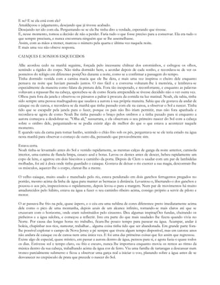 E se? E se ela está com ele?
Amaldiçoou o julgamento, desejando que já tivesse acabado.
Desejando ter ido com ela. Perguntando-se se ela lhe tinha dito a verdade, esperando que tivesse.
E, nesse momento, tomou a decisão de não a perder. Faria tudo o que fosse preciso para a conservar. Ela era tudo o
que sempre precisara, e nunca encontrara ninguém que se lhe assemelhasse.
Assim, com as mãos a tremer, marcou o número pela quarta e última vez naquela noite.
E mais uma vez não obteve resposta.

CAIAQUES E SONHOS ESQUECIDOS

Allie acordou cedo na manhã seguinte, forçada pelo incessante chilrear dos estorninhos, e esfregou os olhos,
sentindo a rigidez do corpo. Não tinha dormido bem, a acordar depois de cada sonho, e recordava-se de ver os
ponteiros do relógio em diferentes posiçÕes durante a noite, como se a confirmar a passagem do tempo.
Tinha dormido vestida com a camisa macia que ele lhe dera, e mais uma vez inspirou o cheiro dele enquanto
pensava na noite que haviam passado juntos. O riso fácil e a conversa voltaram-lhe à memória, e lembrava-se
especialmente da maneira como falara da pintura dela. Fora tão inesperado, e reconfortante, e enquanto as palavras
voltavam a repassar-lhe na cabeça, apercebeu-se de como ficaria arrependida se tivesse decidido não o ver outra vez.
Olhou para fora da janela e observou os pássaros a palrar à procura da comida na luz matinal. Noah, ela sabia, tinha
sido sempre uma pessoa madrugadora que saudava a aurora à sua própria maneira. Sabia que ele gostava da andar de
caiaque ou de canoa, e recordava-se da manhã que tinha passado com ele na canoa, a observar o Sol a nascer. Tinha
tido que se escapulir pela janela para o fazer, porque os pais não lho iriam permitir, mas não fora apanhada e
recordava-se agora de como Noah lhe tinha passado o braço pelos ombros e a tinha puxado para si enquanto a
aurora começava a desdobrar-se. "Olha ali," sussurrara, e ela observara o seu primeiro nascer do Sol com a cabeça
sobre o ombro dele, perguntando-se se podia existir algo de melhor do que o que estava a acontecer naquele
momento.
E quando saiu da cama para tomar banho, sentindo o chão frio sob os pés, perguntava-se se ele teria estado na água
nesta manhã para observar o começo de outro dia, pensando que provavelmente sim.

Estava certa.
Noah tinha-se levantado antes do Sol e vestido rapidamente, as mesmas calças de ganga da noite anterior, camisola
interior, uma camisa de flanela limpa, casaco azul e botas. Lavou os dentes antes de descer, bebeu rapidamente um
copo de leite, e agarrou em dois biscoitos a caminho da porta. Depois de Clem o saudar com um par de lambidelas
molhadas, foi até à doca onde tinha guardado o caiaque. Gostava de deixar o rio exercer a sua magia, descontrair-lhe
os músculos, aquecer-lhe o corpo, clarear-lhe a mente.

O velho caiaque, muito usado e manchado pelo rio, estava pendurado em dois ganchos ferrugentos pregados no
pontão, mesmo acima da linha de água para manter as bernacas à distância. Levantou-o, libertando-o dos ganchos e
pousou-o aos pés, inspeccionou-o rapidamente, depois levou-o para a margem. Num par de movimentos há muito
amadurecidos pelo hábito, estava na água a fazer o seu caminho ribeiro acima, consigo próprio a servir de piloto e
motor.

O ar passava-lhe frio na pele, quase áspero, e o céu era uma neblina de cores diferentes: preto imediatamente acima
dele como o pico de uma montanha, depois azuis de um alcance infinito, tornando-se mais claros até que se
cruzavam com o horizonte, onde eram substituídos pelo cinzento. Deu algumas inspiraçÕes fundas, cheirando os
pinheiros e a água salobra, e começou a reflectir. Isto era parte do que mais saudades lhe fizera quando vivia no
Norte. Por causa das longas horas no trabalho, ficara-lhe pouco tempo para passear na água. Acampar, andar à
boleia, chapinhar nos rios, namorar, trabalhar... alguma coisa tinha tido que ser abandonada. Em grande parte fora-
lhe possível explorar o campo de Nova Jersey a pé sempre que tivera algum tempo disponível, mas em catorze anos
não andara de caiaque ou de canoa nem uma única vez. E foi uma das primeiras coisas que fez assim que regressou.
Existe algo de especial, quase místico, em passar a aurora dentro de água, pensou para si, e agora fazia-o quase todos
os dias. Estivesse sol e tempo claro, ou frio e escuro, nunca lhe importava enquanto movia os remos ao ritmo da
música dentro da sua cabeça, trabalhando acima da água cor de ferro. Viu uma família de tartarugas a descansar num
tronco parcialmente submerso e ficou a observar uma garça real a iniciar o voo, planando sobre a água antes de se
desvanecer no crepúsculo de prata que precede o nascer do Sol.
 