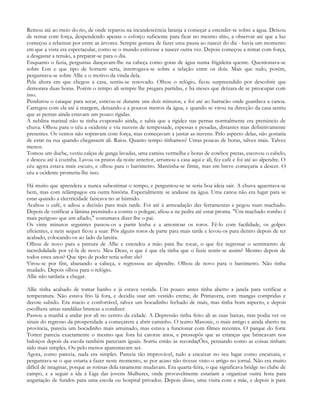 Remou até ao meio do rio, de onde reparou na incandescência laranja a começar a estender-se sobre a água. Deixou
de remar com força, despendendo apenas o esforço suficiente para ficar no mesmo sítio, a observar até que a luz
começou a rebentar por entre as árvores. Sempre gostara de fazer uma pausa ao nascer do dia - havia um momento
em que a vista era espectacular, como se o mundo estivesse a nascer outra vez. Depois começou a remar com força,
a desgastar a tensão, a preparar-se para o dia.
Enquanto o fazia, perguntas dançavam-lhe na cabeça como gotas de água numa frigideira quente. Questionava-se
sobre Lon e que tipo de homem seria, interrogava-se sobre a relação entre os dois. Mais que tudo, porém,
perguntava-se sobre Allie e o motivo da vinda dela.
Pela altura em que chegou a casa, sentiu-se renovado. Olhou o relógio, ficou surpreendido por descobrir que
demorara duas horas. Porém o tempo ali sempre lhe pregara partidas, e há meses que deixara de se preocupar com
isso.
Pendurou o caiaque para secar, esticou-se durante uns dois minutos, e foi até ao barracão onde guardava a canoa.
Carregou com ela até à margem, deixando-a a poucos metros da água, e quando se virou na direcção da casa sentiu
que as pernas ainda estavam um pouco rígidas.
A neblina matinal não se tinha evaporado ainda, e sabia que a rigidez nas pernas normalmente era prenúncio de
chuva. Olhou para o céu a ocidente e viu nuvens de tempestade, espessas e pesadas, distantes mas definitivamente
presentes. Os ventos não sopravam com força, mas começavam a juntar as nuvens. Pelo aspecto delas, não gostaria
de estar na rua quando chegassem ali. Raios. Quanto tempo tínhamos? Umas poucas de horas, talvez mais. Talvez
menos.
Tomou um duche, vestiu calças de ganga lavadas, uma camisa vermelha e botas de cowboy pretas, escovou o cabelo,
e desceu até à cozinha. Lavou os pratos da noite anterior, arrumou a casa aqui e ali, fez café e foi até ao alpendre. O
céu agora estava mais escuro, e olhou para o barómetro. Mantinha-se firme, mas em breve começaria a descer. O
céu a ocidente prometia-lhe isso.

Há muito que aprendera a nunca subestimar o tempo, e perguntou-se se seria boa ideia sair. A chuva aguentava-se
bem, mas com relâmpagos era outra história. Especialmente se andasse na água. Uma canoa não era lugar para se
estar quando a electricidade faiscava no ar húmido.
Acabou o café, e adiou a decisão para mais tarde. Foi até à arrecadação das ferramentas e pegou num machado.
Depois de verificar a lâmina premindo-a contra o polegar, afiou-a na pedra até estar pronta. "Um machado rombo é
mais perigoso que um afiado," costumava dizer-lhe o pai.
Os vinte minutos seguintes passou-os a partir lenha e a amontoar os toros. Fê-lo com facilidade, os golpes
eficientes, e nem sequer ficou a suar. Pôs alguns toros de parte para mais tarde e levou-os para dentro depois de ter
acabado, colocando-os ao lado da lareira.
Olhou de novo para a pintura de Allie e estendeu a mão para lhe tocar, o que fez regressar o sentimento de
incredulidade por vê-la de novo. Meu Deus, o que é que ela tinha que o fazia sentir-se assim? Mesmo depois de
todos estes anos? Que tipo de poder teria sobre ele?
Virou-se por fim, abanando a cabeça, e regressou ao alpendre. Olhou de novo para o barómetro. Não tinha
mudado. Depois olhou para o relógio.
Allie não tardaria a chegar.

Allie tinha acabado de tomar banho e já estava vestida. Um pouco antes tinha aberto a janela para verificar a
temperatura. Não estava frio lá fora, e decidiu usar um vestido creme, de Primavera, com mangas compridas e
decote subido. Era macio e confortável, talvez um bocadinho fechado de mais, mas tinha bom aspecto, e depois
escolhera umas sandálias brancas a condizer.
Passou a manhã a andar por ali no centro da cidade. A Depressão tinha feito ali as suas baixas, mas podia ver os
sinais do regresso da prosperidade a começarem a abrir caminho. O teatro Masonic, o mais antigo e ainda aberto na
província, parecia um bocadinho mais arruinado, mas estava a funcionar com filmes recentes. O parque do forte
Totten parecia exactamente o mesmo que fora há catorze anos, e pressupôs que as crianças que brincavam nos
baloiços depois da escola também pareciam iguais. Sorriu então às recordaçÕes, pensando como as coisas tinham
sido mais simples. Ou pelo menos aparentavam ser.
Agora, como parecia, nada era simples. Parecia tão improvável, tudo a encaixar no seu lugar como encaixara, e
perguntava-se o que estaria a fazer neste momento, se por acaso não tivesse visto o artigo no jornal. Não era muito
difícil de imaginar, porque as rotinas dela raramente mudavam. Era quarta-feira, o que significava bridge no clube de
campo, e a seguir a ida à Liga das jovens Mulheres, onde provavelmente estariam a organizar outra festa para
angariação de fundos para uma escola ou hospital privados. Depois disso, uma visita com a mãe, e depois ir para
 