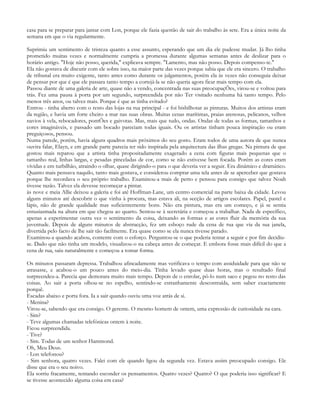 casa para se preparar para jantar com Lon, porque ele fazia questão de sair do trabalho às sete. Era a única noite da
semana em que o via regularmente.

Suprimiu um sentimento de tristeza quanto a esse assunto, esperando que um dia ele pudesse mudar. Já lho tinha
prometido muitas vezes e normalmente cumpria a promessa durante algumas semanas antes de deslizar para o
horário antigo. "Hoje não posso, querida," explicava sempre. "Lamento, mas não posso. Depois compenso-te."
Ela não gostava de discutir com ele sobre isso, na maior parte das vezes porque sabia que ele era sincero. O trabalho
de tribunal era muito exigente, tanto antes como durante os julgamentos, porém ela às vezes não conseguia deixar
de pensar por que é que ele passara tanto tempo a cortejá-la se não queria agora ficar mais tempo com ela.
Passou diante de uma galeria de arte, quase não a vendo, concentrada nas suas preocupaçÕes, virou-se e voltou para
trás. Fez uma pausa à porta por um segundo, surpreendida por não Ter visitado nenhuma há tanto tempo. Pelo
menos três anos, ou talvez mais. Porque é que as tinha evitado?
Entrou - tinha aberto com o resto das lojas na rua principal - e foi bisbilhotar as pinturas. Muitos dos artistas eram
da região, e havia um forte cheiro a mar nas suas obras. Muitas cenas marítimas, praias arenosas, pelicanos, velhos
navios à vela, rebocadores, pontÕes e gaivotas. Mas, mais que tudo, ondas. Ondas de todas as formas, tamanhos e
cores imagináveis, e passado um bocado pareciam todas iguais. Ou os artistas tinham pouca inspiração ou eram
preguiçosos, pensou.
Numa parede, porém, havia alguns quadros mais próximos do seu gosto. Eram todos de uma autora de que nunca
ouvira falar, Elayn, e em grande parte parecia ter sido inspirada pela arquitectura das ilhas gregas. Na pintura de que
gostou mais reparou que a artista tinha propositadamente exagerado a cena com figuras mais pequenas que o
tamanho real, linhas largas, e pesadas pinceladas de cor, como se não estivesse bem focada. Porém as cores eram
vívidas e em turbilhão, atraindo o olhar, quase dirigindo-o para o que deveria ver a seguir. Era dinâmico e dramático.
Quanto mais pensava naquilo, tanto mais gostava, e considerou comprar uma tela antes de se aperceber que gostava
porque lhe recordava o seu próprio trabalho. Examinou-a mais de perto e pensou para consigo que talvez Noah
tivesse razão. Talvez ela devesse recomeçar a pintar.
às nove e meia Allie deixou a galeria e foi até Hoffman-Lane, um centro comercial na parte baixa da cidade. Levou
alguns minutos até descobrir o que vinha à procura, mas estava ali, na secção de artigos escolares. Papel, pastel e
lápis, não de grande qualidade mas suficientemente bons. Não era pintura, mas era um começo, e já se sentia
entusiasmada na altura em que chegou ao quarto. Sentou-se à secretária e começou a trabalhar. Nada de específico,
apenas a experimentar outra vez o sentimento da coisa, deixando as formas e as cores fluir da memória da sua
juventude. Depois de alguns minutos de abstracção, fez um esboço rude da cena de rua que via da sua janela,
divertida pelo facto de lhe sair tão facilmente. Era quase como se ela nunca tivesse parado.
Examinou-a quando acabou, contente com o esforço. Perguntou-se o que poderia tentar a seguir e por fim decidiu-
se. Dado que não tinha um modelo, visualizou-o na cabeça antes de começar. E embora fosse mais difícil do que a
cena de rua, saiu naturalmente e começou a tomar forma.

Os minutos passaram depressa. Trabalhou afincadamente mas verificava o tempo com assiduidade para que não se
atrasasse, e acabou-o um pouco antes do meio-dia. Tinha levado quase duas horas, mas o resultado final
surpreendeu-a. Parecia que demorara muito mais tempo. Depois de o enrolar, pô-lo num saco e pegou no resto das
coisas. Ao sair a porta olhou-se no espelho, sentindo-se estranhamente descontraída, sem saber exactamente
porquê.
Escadas abaixo e porta fora. Ia a sair quando ouviu uma voz atrás de si.
- Menina?
Virou-se, sabendo que era consigo. O gerente. O mesmo homem de ontem, uma expressão de curiosidade na cara.
- Sim?
- Teve algumas chamadas telefónicas ontem à noite.
Ficou surpreendida.
- Tive?
- Sim. Todas de um senhor Hammond.
Oh, Meu Deus.
- Lon telefonou?
- Sim senhora, quatro vezes. Falei com ele quando ligou da segunda vez. Estava assim preocupado consigo. Ele
disse que era o seu noivo.
Ela sorriu fracamente, tentando esconder os pensamentos. Quatro vezes? Quatro? O que poderia isso significar? E
se tivesse acontecido alguma coisa em casa?
 