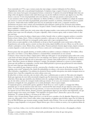Fora construída em 1772, o que a tornava numa das mais antigas e maiores habitações de Nova Berna.
Originalmente tinha sido a casa principal da plantação. Comprara-a logo a seguir à Guerra ter terminado, e nos
últimos onze meses havia gasto uma pequena fortuna a consertá-la. O repórter do jornal de Raleigh tinha feito um
artigo sobre ela algumas semanas atrás onde dissera que era um dos melhores restauros que alguma vez vira. Pelo
menos a casa era. O resto da propriedade seria outra história, e fora nela que passara a maior parte do dia.
A casa assentava sobre uns doze acres adjacentes ao ribeiro de Brices, e estivera a trabalhar na vedação de madeira
que cercava os outros três lados da propriedade, procurando caruncho ou térmitas, substituindo os postes quando
era preciso. Ainda tinha muito trabalho para fazer ali, em particular no lado oeste, e enquanto arrumava as
ferramentas um pouco antes, tomara nota mentalmente para telefonar a pedir que lhe enviassem mais madeira.
Entrou em casa, bebeu um copo de chá doce, e foi para o duche. Tomava sempre duche ao fim do dia, com a água a
lavar a sujidade e o cansaço.
Depois penteara o cabelo para trás, vestiu umas calças de ganga coçadas e uma camisa azul de mangas compridas,
encheu outro copo com chá adoçado, e foi para o alpendre, onde se sentava agora, onde se sentava todos os dias
por esta hora.
Esticou os braços acima da cabeça e depois para os lados, fazendo rolar os ombros enquanto acabava o exercício.
Sentia-se bem e limpo, fresco. Tinha os músculos cansados e sabia que no dia seguinte lhe iriam ficar um pouco
doridos, mas sentia-se feliz por ter conseguido acabar quase tudo o que se propusera fazer.
Noah esticou-se para apanhar a viola, lembrando-se do pai ao fazê-lo, pensando como sentia tanto a falta dele.
Experimentou um acorde, ajustou a tensão em duas das cordas, depois dedilhou de novo. Desta vez até lhe soava
afinado e principiou a tocar. Música doce, música calma. Trauteou primeiro durante algum tempo, depois começou
a cantar enquanto a noite caía em torno de si. Tocou e cantou até o sol desaparecer e o céu se tornar escuro.

Passava pouco das sete quando desistiu, se instalou melhor na cadeira e começou a balançar-se. Por hábito, olhou
para cima e viu Oríon e a Ursa Maior, Gémeos e a Estrela Polar a tremeluzirem no céu outonal.
Começou a fazer contas de cabeça e depois parou. Sabia que tinha gasto as suas poupanças quase todas com a casa,
e que muito em breve teria que arranjar de novo um emprego, mas afastou o pensamento e decidiu gozar os meses
de restauro que ainda lhe faltavam sem se preocupar com o assunto. Seria melhor para si, e ele sabia-o; funcionava
assim. Além disso, pensar em dinheiro aborrecia-o sempre. No princípio, habituara-se a gozar as coisas simples,
coisas que não podiam ser compradas, e era-lhe muito difícil perceber as pessoas que pensavam de outra maneira.
Era um outro traço que tinha herdado do pai.
Clem, a sua cadela de caça, chegou-se até ele e encostou-lhe o focinho à mão antes de se lhe deitar aos pés. "Olá
rapariga, como estás?" perguntou-lhe, dando-lhe palmadinhas na cabeça, e ela rosnou docemente, lançando-lhe os
olhos redondos e inquisidores. Um acidente de automóvel fizera-a perder uma perna, mas ainda conseguia mexer-se
bastante bem e fazia-lhe companhia nas noites calmas como esta.
Já tinha feito os trinta e um anos, não era muito velho, mas o suficiente para se sentir só. Não saíra com ninguém
desde que regressara ali, nem tinha encontrado ninguém que lhe interessasse mesmo remotamente. A culpa era sua,
sabia bem. Havia algo que mantinha uma distância entre ele e qualquer mulher que começasse a aproximar-se, algo
que ele não tinha a certeza de conseguir mudar ainda que tentasse. E às vezes, nos momentos imediatamente
anteriores à chegada do sono, perguntava-se se estaria destinado a ficar só para sempre.
O crepúsculo passou, continuando quente, agradável. Noah ficou-se a ouvir os grilos e o roçagar das folhas,
pensando que os sons da natureza eram mais reais e suscitavam-lhe mais emoção do que objectos como carros e
aviões. As coisas naturais davam mais do que tiravam, e os seus sons levavam-no sempre de volta para aquilo que
era suposto ser real. Havia alturas, durante a Guerra, especialmente depois de uma missão mais importante, em que
pensava muitas vezes nestes sons simples. "Vão impedir-te de ficares louco", dissera-lhe o pai no dia em que
embarcara. "É a música de Deus, e vai trazer-te de volta a casa."
Acabou o chá e foi para dentro. Pegou num livro e, ao sair de novo, acendeu a luz do alpendre. Depois de se sentar
outra vez, olhou para o livro. Estava velho, tinha a capa rasgada e as páginas sujas de lama e água. Era As Folhas de
Erva de Walt Whitman, que trouxera sempre consigo durante toda a Guerra. Uma vez até recebera uma bala por ele.
Esfregou a capa, limpando-a só um pouco. Depois deixou que o livro se abrisse ao acaso, e leu as palavras diante de
si:

Esta é a tua hora, ó alma, o teu voo livre adentro do indizível, longe dos livros, da arte, o dia apagado, as lições
feitas,
Emerges e avanças totalmente, silenciosa, observando, ponderando nos temas de que mais gostas,
A noite, o sono, a morte e as estrelas
 