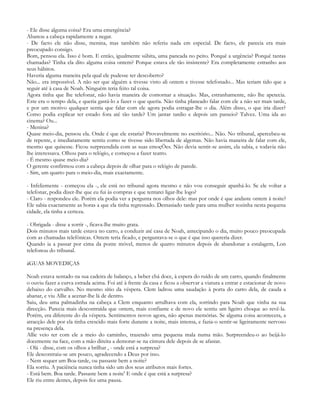 - Ele disse alguma coisa? Era uma emergência?
Abanou a cabeça rapidamente a negar.
- De facto ele não disse, menina, mas também não referiu nada em especial. De facto, ele parecia era mais
preocupado consigo.
Bom, pensou ela. Isso é bom. E então, igualmente súbita, uma pancada no peito. Porquê a urgência? Porquê tantas
chamadas? Tinha ela dito alguma coisa ontem? Porque estava ele tão insistente? Era completamente estranho aos
seus hábitos.
Haveria alguma maneira pela qual ele pudesse ter descoberto?
Não... era impossível. A não ser que alguém a tivesse visto ali ontem e tivesse telefonado... Mas teriam tido que a
seguir até à casa de Noah. Ninguém teria feito tal coisa.
Agora tinha que lhe telefonar, não havia maneira de contornar a situação. Mas, estranhamente, não lhe apetecia.
Este era o tempo dela, e queria gastá-lo a fazer o que queria. Não tinha planeado falar com ele a não ser mais tarde,
e por um motivo qualquer sentia que falar com ele agora podia estragar-lhe o dia. Além disso, o que iria dizer?
Como podia explicar ter estado fora até tão tarde? Um jantar tardio e depois um passeio? Talvez. Uma ida ao
cinema? Ou...
- Menina?
Quase meio-dia, pensou ela. Onde é que ele estaria? Provavelmente no escritório... Não. No tribunal, apercebeu-se
de repente, e imediatamente sentiu como se tivesse sido libertada de algemas. Não havia maneira de falar com ele,
mesmo que quisesse. Ficou surpreendida com as suas emoçÕes. Não devia sentir-se assim, ela sabia, e todavia não
lhe interessava. Olhou para o relógio, e começou a fazer teatro.
- É mesmo quase meio-dia?
O gerente confirmou com a cabeça depois de olhar para o relógio de parede.
- Sim, um quarto para o meio-dia, mais exactamente.

- Infelizmente - começou ela -, ele está no tribunal agora mesmo e não vou conseguir apanhá-lo. Se ele voltar a
telefonar, podia dizer-lhe que eu fui às compras e que tentarei ligar-lhe logo?
- Claro - respondeu ele. Porém ela podia ver a pergunta nos olhos dele: mas por onde é que andaste ontem à noite?
Ele sabia exactamente as horas a que ela tinha regressado. Demasiado tarde para uma mulher sozinha nesta pequena
cidade, ela tinha a certeza.

- Obrigada - disse a sorrir -, ficava-lhe muito grata.
Dois minutos mais tarde estava no carro, a conduzir até casa de Noah, antecipando o dia, muito pouco preocupada
com as chamadas telefónicas. Ontem teria ficado, e perguntava-se o que é que isso quereria dizer.
Quando ia a passar por cima da ponte móvel, menos de quatro minutos depois de abandonar a estalagem, Lon
telefonou do tribunal.

áGUAS MOVEDIÇAS

Noah estava sentado na sua cadeira de balanço, a beber chá doce, à espera do ruído de um carro, quando finalmente
o ouviu fazer a curva estrada acima. Foi até à frente da casa e ficou a observar a viatura a entrar e estacionar de novo
debaixo do carvalho. No mesmo sítio da véspera. Clem ladrou uma saudação à porta do carro dela, de cauda a
abanar, e viu Allie a acenar-lhe lá de dentro.
Saiu, deu uma palmadinha na cabeça a Clem enquanto arrulhava com ela, sorrindo para Noah que vinha na sua
direcção. Parecia mais descontraída que ontem, mais confiante e de novo ele sentiu um ligeiro choque ao revê-la.
Porém, era diferente do da véspera. Sentimentos novos agora, não apenas memórias. Se alguma coisa acontecera, a
atracção dele por ela tinha crescido mais forte durante a noite, mais intensa, e fazia-o sentir-se ligeiramente nervoso
na presença dela.
Allie veio ter com ele a meio do caminho, trazendo uma pequena mala numa mão. Surpreendeu-o ao beijá-lo
docemente na face, com a mão direita a demorar-se na cintura dele depois de se afastar.
- Olá - disse, com os olhos a brilhar , - onde está a surpresa?
Ele descontraiu-se um pouco, agradecendo a Deus por isso.
- Nem sequer um Boa-tarde, ou passaste bem a noite?
Ela sorriu. A paciência nunca tinha sido um dos seus atributos mais fortes.
- Está bem. Boa tarde. Passaste bem a noite' E onde é que está a surpresa?
Ele riu entre dentes, depois fez uma pausa.
 