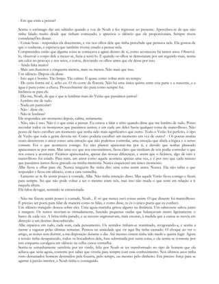 - Em que estás a pensar?

Sentiu o estômago dar um saltinho quando a voz de Noah a fez regressar ao presente. Apercebeu-se de que não
tinha falado muito desde que tinham começado, e apreciou o silêncio que ele proporcionara. Sempre tivera
consideraçÕes destas.
- Coisas boas - respondeu ela docemente, e viu nos olhos dele que tinha percebido que pensava nele. Ela gostou de
que o soubesse, e esperava que também tivesse estado a pensar nela.
Compreendeu então que alguma coisa se começava a agitar dentro de si, como acontecera há tantos anos. Observá-
lo, observar o corpo dele a mexer-se, fazia-a senti-lo. E quando os olhos se demoraram por um segundo mais, sentiu
um calor no pescoço e nos seios, e corou, desviando os olhos antes que ele desse por isso.
- Ainda falta muito?
- Mais uns duzentos e cinquenta metros, mais ou menos. Não mais que isso.
Um silêncio. Depois ela disse:
- Isto aqui é bonito. Tão limpo. Tão calmo. É quase como voltar atrás no tempo.
- De certa forma até é, acho eu. O rio corre da floresta. Não há uma única quinta entre esta parte e a nascente, e a
água é pura como a chuva. Provavelmente tão pura como sempre foi.
Inclinou-se para ele.
- Diz-me, Noah, de que é que te lembras mais do Verão que passámos juntos?
- Lembro-me de tudo.
- Nada em particular?
- Não - disse ele.
- Não te lembras?
Ele respondeu um momento depois, calma, seriamente.
- Não, não é isso. Não é o que estás a pensar. Eu estava a falar a sério quando disse que me lembro de tudo. Posso
recordar todos os momentos que passámos juntos, e em cada um deles havia qualquer coisa de maravilhoso. Não
posso de facto escolher um momento que tenha sido mais significativo que outro. Todo o Verão foi perfeito, o tipo
de Verão que toda a gente deveria ter. Como poderia escolher um momento em vez de outro? - Os poetas muitas
vezes descrevem o amor como uma emoção que não podemos controlar, uma emoção que abafa a lógica e o senso
comum. Foi o que aconteceu comigo. Eu não planeei apaixonar-me por ti, e duvido que tenhas planeado
apaixonares-te por mim. Mas uma vez que nos encontrámos, ficou claro que nenhum de nós podia controlar o que
nos estava a acontecer. Ficámos apaixonados, apesar das nossas diferenças, e assim que o ficámos, algo de raro e
maravilhoso foi criado. Para mim, um amor como aquele acontece apenas uma vez, e é por isso que cada minuto
que passámos juntos ficou gravado na minha memória. Nunca esquecerei um único momento.
Allie ficou a olhar para ele. Nunca ninguém lhe tinha dito uma coisa assim antes. Nunca. Ela não sabia o que
responder e ficou em silêncio, com a cara vermelha.
- Lamento se te fiz sentir pouco à vontade, Allie. Não tinha intenção disso. Mas aquele Verão ficou comigo e ficará
para sempre. Sei que não pode voltar a ser o mesmo entre nós, mas isso não muda o que senti em relação a ti
naquela altura.
Ela falou devagar, sentindo-se emocionada.

- Não me fizeste sentir pouco à vontade, Noah... É só que nunca ouvi coisas assim. O que disseste foi maravilhoso.
É preciso ser poeta para falar da maneira como tu falas, e como disse, tu és o único poeta que eu conheci.
Um silêncio tranquilo desceu sobre eles. Uma águia-marinha gritou algures na distância. Um salmonete saltou junto
à margem. Os remos moviam-se ritmadamente, fazendo pequenas ondas que balançavam muito ligeiramente o
barco de cada vez. A brisa tinha parado, e as nuvens engrossavam, mais escuras, à medida que a canoa se movia em
direcção a um destino desconhecido.
Allie reparava em tudo, cada som, cada pensamento. Os sentidos tinham-se reanimado, revigorando-a, e sentiu a
mente a vaguear pelas últimas semanas. Pensou na ansiedade que vir aqui lhe tinha causado. O choque ao ver o
artigo, as noites sem dormir, a má disposição durante o dia. Até mesmo ontem tinha tido medo e queria fugir. Agora
a tensão tinha desaparecido, todos os bocadinhos dela, fora substituída por outra coisa, e ela sentia-se contente por
isso enquanto cavalgava em silêncio na velha canoa vermelha.
Sentiu-se estranhamente satisfeita por ter vindo, feliz por Noah se ter transformado no tipo de homem que ela
achava que seria agora, contente por saber que viveria para sempre com esse conhecimento. Nos últimos anos tinha
visto demasiados homens destruídos pela Guerra, pelo tempo, ou mesmo pelo dinheiro. Era preciso força para se
agarrar à paixão interior, e Noah tinha-o conseguido.
 