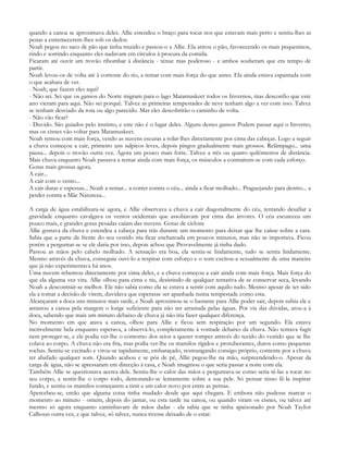 quando a canoa se aproximava deles. Allie estendeu o braço para tocar nos que estavam mais perto e sentiu-lhes as
penas a estremecerem-lhes sob os dedos.
Noah pegou no saco de pão que tinha trazido e passou-o a Allie. Ela atirou o pão, favorecendo os mais pequeninos,
rindo e sorrindo enquanto eles nadavam em círculos à procura da comida.
Ficaram até ouvir um trovão ribombar à distância - ténue mas poderoso - e ambos souberam que era tempo de
partir.
Noah levou-os de volta até à corrente do rio, a remar com mais força do que antes. Ela ainda estava espantada com
o que acabara de ver.
- Noah, que fazem eles aqui?
- Não sei. Sei que os gansos do Norte migram para o lago Matamuskeet todos os Invernos, mas desconfio que este
ano vieram para aqui. Não sei porquê. Talvez as primeiras tempestades de neve tenham algo a ver com isso. Talvez
se tenham desviado da rota ou algo parecido. Mas eles descobrirão o caminho de volta.
- Não vão ficar?
- Duvido. São guiados pelo instinto, e este não é o lugar deles. Alguns destes gansos Podem passar aqui o Inverno,
mas os cisnes vão voltar para Matamuskeet.
Noah remou com mais força, vendo as nuvens escuras a rolar-lhes directamente por cima das cabeças. Logo a seguir
a chuva começou a cair, primeiro uns salpicos leves, depois pingos gradualmente mais grossos. Relâmpago... uma
pausa... depois o trovão outra vez. Agora um pouco mais forte. Talvez a três ou quatro quilómetros de distância.
Mais chuva enquanto Noah passava a remar ainda com mais força, os músculos a contraírem-se com cada esforço.
Gotas mais grossas agora.
A cair...
A cair com o vento...
A cair duras e espessas... Noah a remar... a correr contra o céu... ainda a ficar molhado... Praguejando para dentro... a
perder contra a Mãe Natureza...

A carga de água estabilizara-se agora, e Allie observava a chuva a cair diagonalmente do céu, tentando desafiar a
gravidade enquanto cavalgava os ventos ocidentais que assobiavam por cima das árvores. O céu escureceu um
pouco mais, e grandes gotas pesadas caíam das nuvens. Gotas de ciclone
Allie gostava da chuva e estendeu a cabeça para trás durante um momento para deixar que lhe caísse sobre a cara.
Sabia que a parte da frente do seu vestido iria ficar encharcada em poucos minutos, mas não se importava. Ficou
porém a perguntar-se se ele daria por isso, depois achou que Provavelmente já tinha dado.
Passou as mãos pelo cabelo molhado. A sensação era boa, ela sentia-se lindamente, tudo se sentia lindamente.
Mesmo através da chuva, conseguia ouvi-lo a respirar com esforço e o som excitou-a sexualmente de uma maneira
que já não experimentava há anos.
Uma nuvem rebentou directamente por cima deles, e a chuva começou a cair ainda com mais força. Mais força do
que ela alguma vez vira. Allie olhou para cima e riu, desistindo de qualquer tentativa de se conservar seca, levando
Noah a descontrair-se melhor. Ele não sabia como ela se estava a sentir com aquilo tudo. Mesmo apesar de ter sido
ela a tomar a decisão de virem, duvidava que esperasse ser apanhada numa tempestade como esta.
Alcançaram a doca uns minutos mais tarde, e Noah aproximou-se o bastante para Allie poder sair, depois subiu ele e
arrastou a canoa pela margem o longe suficiente para não ser arrastada pelas águas. Por via das dúvidas, atou-a à
doca, sabendo que mais um minuto debaixo de chuva já não iria fazer qualquer diferença.
No momento em que atava a canoa, olhou para Allie e ficou sem respiração por um segundo. Ela estava
incrivelmente bela enquanto esperava, a observá-lo, completamente à vontade debaixo da chuva. Não tentava fugir
nem proteger-se, e ele podia ver-lhe o contorno dos seios a querer romper através do tecido do vestido que se lhe
colava ao corpo. A chuva não era fria, mas podia ver-lhe os mamilos rígidos e protuberantes, duros como pequenas
rochas. Sentiu-se excitado e virou-se rapidamente, embaraçado, resmungando consigo próprio, contente por a chuva
ter abafado qualquer som. Quando acabou e se pôs de pé, Allie pegou-lhe na mão, surpreendendo-o. Apesar da
carga de água, não se apressaram em direcção à casa, e Noah imaginou o que seria passar a noite com ela.
Também Allie se questionava acerca dele. Sentiu-lhe o calor das mãos e perguntava-se como seria tê-las a tocar no
seu corpo, a sentir-lhe o corpo todo, demorando-se lentamente sobre a sua pele. Só pensar nisso fê-la inspirar
fundo, e sentiu os mamilos começarem a tinir e um calor novo por entre as pernas.
Apercebeu-se, então que alguma coisa tinha mudado desde que aqui chegara. E embora não pudesse marcar o
momento ao minuto - ontem, depois do jantar, ou esta tarde na canoa, ou quando viram os cisnes, ou talvez até
mesmo só agora enquanto caminhavam de mãos dadas - ela sabia que se tinha apaixonado por Noah TayIor
Calhoun outra vez, e que talvez, só talvez, nunca tivesse deixado de o estar.
 