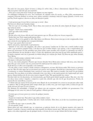 Ela então fez uma pausa, depois levantou a cabeça do ombro dele, e olhou-o directamente. Quando falou, a voz
dela soou pouco mais alto que um murmúrio.
- Acho que te amei mais nesse Verão do que alguma vez amei alguém.
Os relâmpagos brilharam de novo. Nos momentos de calmaria antes do trovão, os olhos deles encontraram-se
enquanto tentavam desfazer os catorze anos, ambos sentindo a mudança vinda da véspera. Quando o trovão soou
por fim, Noah suspirou e desviou-se dela, em direcção à janela.

- Como gostava que tivesses lido as cartas que te enviei - disse.
Ela ficou em silêncio por bastante tempo.
- Não teve que ver só contigo, Noah. Não te disse, mas escrevi-te uma dúzia de cartas depois de chegar a casa. Só
que nunca as enviei.
- Porquê? - Noah estava surpreendido.
- Acho que tinha medo demais.
- De quê?
- De que talvez não tivesse sido tão real como pensava que era. De que talvez me tivesses esquecido.
- Nunca faria isso. Nem sequer podia pensar nisso.
- Agora sei. Posso vê-lo quando te olho. Mas dantes era diferente. Havia tanta coisa que eu não compreendia, coisas
que a mente de uma rapariga não conseguia destrinçar.
- O que é que queres dizer com isso?
Ela fez uma pausa, organizando os pensamentos.
- Quando as tuas cartas não chegaram, não sabia o que pensar. Lembro-me de falar com a minha melhor amiga
sobre o que aconteceu naquele Verão, e ela disse-me que tu tinhas obtido o que querias, e não a surpreenderia que
nunca me escrevesses. Eu não acreditava que fosses assim, nunca acreditei, mas ouvindo-a, e pensando em todas as
nossas diferenças, fez-me duvidar se talvez o Verão não significasse mais para mim do que tinha significado para ti...
E depois, enquanto tudo isto ia passando na minha cabeça, tive notícias por Sarah. Ela disse-me que tinhas deixado
Nova Berna.
- O Fin e a Sarah sempre souberam onde eu estava...
Ela ergueu a mão para fazê-lo parar.
- Eu sei, mas nunca perguntei. Presumi que tivesses deixado Nova Berna para começar vida nova, uma vida sem
mim. Por que outro motivo não me escreverias? Ou telefonavas? Ou vinhas ver-me?
Noah desviou os olhos sem responder e ela continuou:
- Eu não sabia, e com o tempo a ferida começou a desaparecer, era mais fácil deixar andar. Pelo menos eu pensava
que era. Mas em cada rapaz que eu encontrava nos poucos anos seguintes, descobri-me a procurar por ti, e quando
o sentimento se tornava demasiado forte, escrevia-te outra carta. Mas nunca as mandei, com medo do que poderia
encontrar. Por essa altura, tu já tinhas continuado com a tua vida e eu não queria pensar em ti apaixonado por outra
pessoa. Queria lembrar-me de nós como éramos naquele Verão. Não queria perder isso nunca.
Ela disse tudo isto tão docemente, tão inocentemente, que Noah queria beijá-la quando acabou. Mas não o fez. Em
vez disso, lutou contra o impulso e empurrou-o para trás, sabendo que não era do que ela precisava. Porém, ela
parecia-lhe tão maravilhosa, a tocá-lo...
- A última carta que escrevi foi há um par de anos. Depois de ter encontrado Lon, escrevi ao teu pai para saber onde
tu andavas. Mas já tinha passado tanto tempo desde que te tinha visto, que nem sequer tinha a certeza de que ele
ainda estivesse por aqui. E com a Guerra...
Ela diminuiu de intensidade, e ficaram em silêncio por um momento, ambos perdidos em pensamentos. Um
relâmpago no céu outra vez, antes de Noah quebrar o silêncio por fim.

- Gostaria que as tivesses posto no correio de qualquer maneira.
- Porquê?
- Só para ter notícias tuas. Para saber o que tinhas andado a fazer.
- Poderias ficar desapontado. A minha vida não é muito excitante. Além disso, eu já não sou exactamente quem tu
recordas.
- És melhor do que o que eu recordo, Allie.
- És um querido, Noah.
Quase parou por aqui sabendo que, se conservasse as palavras dentro de si, de alguma maneira seria capaz de
manter o controle, o mesmo controle que tinha mantido nos últimos catorze anos. Mas uma coisa outra o dominava
agora, e ele cedeu, esperando que de qualquer modo, os levasse de novo ao que tinham tido há tanto tempo.
 