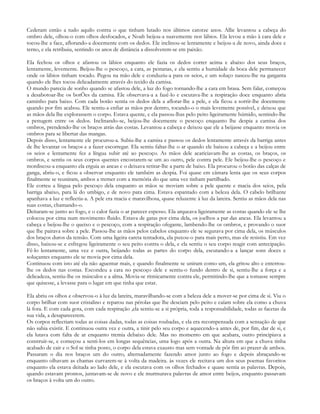 Cederam então a tudo aquilo contra o que tinham lutado nos últimos catorze anos. Allie levantou a cabeça do
ombro dele, olhou-o com olhos desfocados, e Noah beijou-a suavemente nos lábios. Ela levou a mão à cara dele e
tocou-lhe a face, aflorando-a docemente com os dedos. Ele inclinou-se lentamente e beijou-a de novo, ainda doce e
terno, e ela retribuiu, sentindo os anos de distância a dissolverem-se em paixão.

Ela fechou os olhos e afastou os lábios enquanto ele fazia os dedos correr acima e abaixo dos seus braços,
lentamente, levemente. Beijou-lhe o pescoço, a cara, as pestanas, e ela sentiu a humidade da boca dele permanecer
onde os lábios tinham tocado. Pegou na mão dele e conduziu-a para os seios, e um soluço nasceu-lhe na garganta
quando ele lhes tocou delicadamente através do tecido da camisa.
O mundo parecia de sonho quando se afastou dele, a luz do fogo tornando-lhe a cara em brasa. Sem falar, começou
a desabotoar-lhe os botÕes da camisa. Ele observava-a a fazê-lo e escutava-lhe a respiração doce enquanto abria
caminho para baixo. Com cada botão sentia os dedos dela a aflorar-lhe a pele, e ela ficou a sorrir-lhe docemente
quando por fim acabou. Ele sentiu-a enfiar as mãos por dentro, tocando-o o mais levemente possível, e deixou que
as mãos dela lhe explorassem o corpo. Estava quente, e ela passou-lhas pelo peito ligeiramente húmido, sentindo-lhe
a penugem entre os dedos. Inclinando-se, beijou-lhe docemente o pescoço enquanto lhe despia a camisa dos
ombros, prendendo-lhe os braços atrás das costas. Levantou a cabeça e deixou que ele a beijasse enquanto movia os
ombros para se libertar das mangas.
Depois disso, lentamente ele procurou-a. Subiu-lhe a camisa e passou os dedos lentamente através da barriga antes
de lhe levantar os braços e a fazer escorregar. Ela sentiu faltar-lhe o ar quando ele baixou a cabeça e a beijou entre
os seios e lentamente fez a língua subir até ao pescoço. As mãos dele acariciavam-lhe as costas, os braços, os
ombros, e sentiu os seus corpos quentes encostarem-se um ao outro, pele contra pele. Ele beijou-lhe o pescoço e
mordiscou-a enquanto ela erguia as ancas e o deixava retirar-lhe a parte de baixo. Ela procurou o botão das calças de
ganga, abriu-o, e ficou a observar enquanto ele também as despia. Foi quase em câmara lenta que os seus corpos
finalmente se reuniram, ambos a tremer com a memória do que uma vez tinham partilhado.
Ele correu a língua pelo pescoço dela enquanto as mãos se moviam sobre a pele quente e macia dos seios, pela
barriga abaixo, para lá do umbigo, e de novo para cima. Estava espantado com a beleza dela. O cabelo brilhante
apanhava a luz e reflectia-a. A pele era macia e maravilhosa, quase reluzente à luz da lareira. Sentiu as mãos dela nas
suas costas, chamando-o.
Deitaram-se junto ao fogo, e o calor fazia o ar parecer espesso. Ela arqueava ligeiramente as costas quando ele se lhe
colocou por cima num movimento fluido. Estava de gatas por cima dela, os joelhos a par das ancas. Ela levantou a
cabeça e beijou-lhe o queixo e o pescoço, com a respiração ofegante, lambendo-lhe os ombros, e provando o suor
que lhe pairava sobre a pele. Passou-lhe as mãos pelos cabelos enquanto ele se segurava por cima dela, os músculos
dos braços duros da tensão. Com uma ligeira careta tentadora, ela puxou-o para mais perto, mas ele resistiu. Em vez
disso, baixou-se e esfregou ligeiramente o seu peito contra o dela, e ela sentiu o seu corpo reagir com antecipação.
Fê-lo lentamente, uma vez e outra, beijando todas as partes do corpo dela, escutando-a a lançar sons doces e
soluçantes enquanto ele se movia por cima dela.
Continuou com isto até ela não aguentar mais, e quando finalmente se uniram como um, ela gritou alto e enterrou-
lhe os dedos nas costas. Escondeu a cara no pescoço dele e sentiu-o fundo dentro de si, sentiu-lhe a força e a
delicadeza, sentiu-lhe os músculos e a alma. Movia-se ritmicamente contra ele, permitindo-lhe que a tomasse sempre
que quisesse, a levasse para o lugar em que tinha que estar.

Ela abriu os olhos e observou-o à luz da lareira, maravilhando-se com a beleza dele a mover-se por cima de si. Viu o
corpo brilhar com suor cristalino e reparou nas pérolas que lhe desciam pelo peito e caíam sobre ela como a chuva
lá fora. E com cada gota, com cada respiração ,ela sentiu-se a si própria, toda a responsabilidade, todas as facetas da
sua vida, a desaparecerem.
Os corpos reflectiam todas as coisas dadas, todas as coisas roubadas, e ela era recompensada com a sensação de que
não sabia existir. E continuou outra vez e outra, a tinir pelo seu corpo e aquecendo-a antes de, por fim, dar de si, e
ela lutava com falta de ar enquanto tremia debaixo dele. Mas no momento em que acabara, outro principiava a
construir-se, e começou a senti-los em longas sequências, uma logo após a outra. Na altura em que a chuva tinha
acabado de cair e o Sol se tinha posto, o corpo dela estava exausto mas sem vontade de pôr fim ao prazer de ambos.
Passaram o dia nos braços um do outro, alternadamente fazendo amor junto ao fogo e depois abraçando-se
enquanto olhavam as chamas curvarem-se à volta da madeira. às vezes ele recitava um dos seus poemas favoritos
enquanto ela estava deitada ao lado dele, e ela escutava com os olhos fechados e quase sentia as palavras. Depois,
quando estavam prontos, juntavam-se de novo e ele murmurava palavras de amor entre beijos, enquanto passavam
os braços à volta um do outro.
 