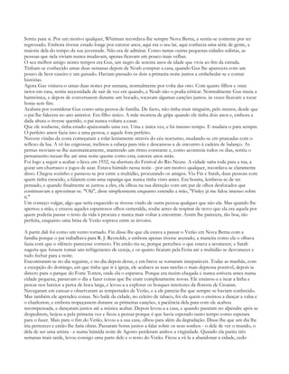 Sorriu para si. Por um motivo qualquer, Whitman recordava-lhe sempre Nova Berna, e sentia-se contente por ter
regressado. Embora tivesse estado longe por catorze anos, aqui era o seu lar, aqui conhecia uma série de gente, a
maioria dela do tempo da sua juventude. Não era de admirar. Como tantas outras pequenas cidades sulistas, as
pessoas que nela viviam nunca mudavam, apenas ficavam um pouco mais velhas.
O seu melhor amigo nestes tempos era Gus, um negro de setenta anos de idade que vivia ao fim da estrada.
Tinham-se conhecido umas duas semanas depois de Noah comprar a casa, quando Gus lhe aparecera com um
pouco de licor caseiro e um guisado. Haviam passado os dois a primeira noite juntos a embebedar-se e contar
histórias.
Agora Gus visitava-o umas duas noites por semana, normalmente por volta das oito. Com quatro filhos e onze
netos em casa, sentia necessidade de sair de vez em quando, e Noah não o podia criticar. Normalmente Gus trazia a
harmónica, e depois de conversarem durante um bocado, tocavam algumas canções juntos. às vezes ficavam a tocar
horas sem fim.
Acabara por considerar Gus como uma pessoa de família. De facto, não tinha mais ninguém, pelo menos, desde que
o pai lhe falecera no ano anterior. Era filho único. A mãe morrera de gripe quando ele tinha dois anos e, embora a
dada altura o tivesse querido, o pai nunca voltara a casar.
Que ele soubesse, tinha estado apaixonado uma vez. Uma e única vez, e há imenso tempo. E mudara-o para sempre.
O perfeito amor fazia isso a uma pessoa, e aquele fora perfeito.
Nuvens vindas da costa começaram a rolar lentamente através do céu nocturno, mudando-se em prateadas com o
reflexo da lua. A vê-las engrossar, inclinou a cabeça para trás e descansou-a de encontro à cadeira de balanço. As
pernas moviam-se-lhe automaticamente, mantendo um ritmo constante e, como acontecia todos os dias, sentiu o
pensamento recuar-lhe até uma noite quente como esta, catorze anos atrás.
Foi logo a seguir a acabar o liceu em 1932, na abertura do Festival do Rio Neuse. A cidade saíra toda para a rua, a
gozar um churrasco e jogos de azar. Estava húmido nessa noite - por um motivo qualquer, recordava-se claramente
disso. Chegou sozinho e passeou-se por entre a multidão, procurando os amigos. Viu Fin e Sarah, duas pessoas com
quem tinha crescido, a falarem com uma rapariga que nunca tinha visto antes. Era bonita, lembrou-se de ter
pensado, e quando finalmente se juntou a eles, ela olhou na sua direcção com um par de olhos desfocados que
continuavam a aproximar-se. "Olá", disse simplesmente enquanto estendia a mão, "Finley já me falou imenso sobre
ti."
Um começo vulgar, algo que seria esquecido se tivesse vindo de outra pessoa qualquer que não ela. Mas quando lhe
apertou a mão, e cruzou aqueles espantosos olhos esmeralda, soube antes de respirar de novo que ela era aquela por
quem poderia passar o resto da vida à procura e nunca mais voltar a encontrar. Assim lhe parecera, tão boa, tão
perfeita, enquanto uma brisa de Verão soprava entre as árvores.

A partir dali foi como um vento tornado. Fin disse-lhe que ela estava a passar o Verão em Nova Berna com a
família porque o pai trabalhava para R. J. Reynolds, e embora apenas tivesse acenado, a maneira como ela o olhava
fazia com que o silêncio parecesse correcto. Fin então riu-se, porque percebeu o que estava a acontecer, e Sarah
sugeriu que fossem tomar uns refrigerantes de cereja, e os quatro ficaram pela Festa até a multidão se desvanecer e
tudo fechar para a noite.
Encontraram-se no dia seguinte, e no dia depois desse, e em breve se tornaram inseparáveis. Todas as manhãs, com
a excepção do domingo, em que tinha que ir à igreja, ele acabava as suas tarefas o mais depressa possível, depois ia
directo para o parque do Forte Totten, onde ela o esperava. Porque era recém-chegada e nunca estivera antes numa
cidade pequena, passavam o dia a fazer coisas que lhe eram completamente novas. Ele ensinou-a a iscar a linha e
pescar nos baixios a perca de boca larga, e levou-a a explorar os bosques interiores da floresta de Croatan.
Navegaram em canoas e observaram as tempestades de Verão, e a ele parecia-lhe que sempre se haviam conhecido.
Mas também ele aprendeu coisas. No baile da cidade, no celeiro de tabaco, foi ela quem o ensinou a dançar a valsa e
o charleston, e embora tropeçassem durante as primeiras canções, a paciência dela para com ele acabou
recompensada, e dançaram juntos até a música acabar. Depois levou-a a casa, e quando pararam no alpendre após se
despedirem, beijou-a pela primeira vez e ficou a pensar porque é que havia esperado tanto tempo como esperara
para o fazer. Mais para o fim do Verão, levou-a a sua casa, olhou para além da degradação. Disse-lhe que um dia lhe
iria pertencer e então lhe faria obras. Passaram horas juntos a falar sobre os seus sonhos - o dele de ver o mundo, o
dela de ser uma artista - e numa húmida noite de Agosto perderam ambos a virgindade. Quando ela partiu três
semanas mais tarde, levou consigo uma parte dele e o resto do Verão. Ficou a vê-la a abandonar a cidade, cedo
 