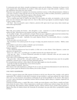 E continuaram pela noite dentro, tentando recompensar-se pelos anos de distância, e dormiram nos braços um do
outro naquela noite. Ocasionalmente ele acordava e olhava para ela, para o corpo dela cansado e radiante, e sentia
que subitamente tudo ficara certo neste mundo.
Numa das vezes, quando ele a espreitava nos momentos anteriores à aurora, os olhos dela pestanejaram e abriram-se
e ela sorriu e levantou o braço para lhe tocar na cara. Ele pousou-lhe os dedos nos lábios, docemente, a proibi-la de
falar, e durante um longo tempo ficaram apenas a olhar um para o outro.
Quando o nó que ele tinha na garganta se dissolveu, sussurrou-lhe:
- Tu és a resposta para todas as oraçÕes que ofereci. És uma canção, um sonho, um murmúrio, e não sei como
pude viver sem ti durante tanto tempo como vivi. Amo-te Allie, mais do que alguma vez poderás imaginar. Sempre
te amei e sempre te amarei.
- Oh Noah - disse ela, puxando-o para si. Queria-o, precisava dele agora mais do que nunca, duma maneira que
nunca tinha experimentado.

TRIBUNAIS

Mais tarde, nessa manhã, três homens - dois advogados e o juiz - sentavam-se na sala do tribunal enquanto Lon
acabava de falar. Ainda demorou um momento antes que o juiz respondesse.
- É um pedido invulgar - disse, ponderando a situação. Parece-me que o julgamento podia muito bem terminar hoje.
Quer então dizer que este assunto urgente não pode esperar até logo à tarde ou amanhã?
- Não, Excelência, não pode - respondeu Lon, quase depressa demais. Fica descontraído, disse-se a si próprio.
Respira fundo.
- E não tem nada a ver com este caso?
- Não, Excelência. É de carácter pessoal. Eu sei que é invulgar, mas preciso mesmo de o resolver. - Melhor, muito
melhor.
O juiz inclinou-se para trás na cadeira, avaliando-o por um momento.
- E o Dr. Bates, o que é que pensa do assunto?
Limpou a garganta.
- O Dr. Hammond telefonou-me hoje de manhã e já falei com os meus clientes. Estão dispostos a aceitar um
adiamento até segunda-feira.
- Estou a ver - disse o juiz. - E acredita que é no melhor interesse dos seus clientes fazer isto?
- Creio que sim - disse. - O doutor Hammond concordou em reabrir a discussão sobre um certo assunto não
incluído neste julgamento.
O juiz olhou com severidade para ambos e ficou a pensar.
- Não gosto disto - disse por fim -, não gosto mesmo nada. Mas o doutor Hammond nunca antes fez um pedido
semelhante, e presumo que o assunto seja muito importante para ele.
Fez uma pausa para aumentar o efeito, depois olhou para alguns papéis em cima da secretária.
- Concordo em adiar até segunda-feira. às nove horas em ponto.
- Muito obrigado, Excelência - disse Lon.
Dois minutos mais tarde abandonava o tribunal. Foi até ao carro que estacionara directamente do outro lado da rua,
entrou e partiu a guiar em direcção de Nova Berna, com as mãos a tremer.

UMA VISITA INESPERADA

Noah fez o pequeno-almoço para Allie enquanto ela dormia na sala de estar. Presunto frito, torradas e café, nada de
espectacular. Pôs o tabuleiro ao lado dela no momento em que acordava, e assim que acabaram de comer, fizeram
amor outra vez. Era incansável, uma poderosa confirmação do que haviam partilhado no dia anterior. Allie arqueou
as costas e gritou ferozmente na irresistível torrente final da sensação, depois abraçou-o enquanto respiravam em
uníssono, exaustos.
Tomaram um duche juntos, e a seguir Allie vestiu o vestido que secara durante a noite. Passou a manhã com Noah.
juntos deram de comer a Clem e foram inspeccionar as janelas para confirmar que nenhum estrago tinha sido feito
pela tempestade. Dois pinheiros tinham explodido ali perto, embora nenhum tivesse causado muitos prejuízos, e
algumas das telhas de madeira tinham sido arrancadas da arrecadação mas, para além disso, a propriedade escapara
incólume.
 