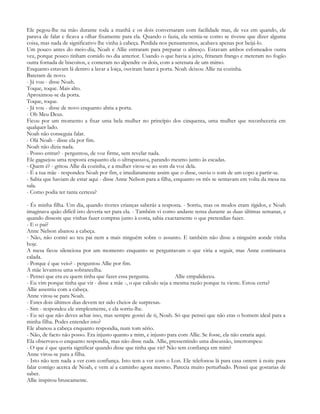Ele pegou-lhe na mão durante toda a manhã e os dois conversaram com facilidade mas, de vez em quando, ele
parava de falar e ficava a olhar fixamente para ela. Quando o fazia, ela sentia-se como se tivesse que dizer alguma
coisa, mas nada de significativo lhe vinha à cabeça. Perdida nos pensamentos, acabava apenas por beijá-lo.
Um pouco antes do meio-dia, Noah e Allie entraram para preparar o almoço. Estavam ambos esfomeados outra
vez, porque pouco tinham comido no dia anterior. Usando o que havia a jeito, fritaram frango e meteram no fogão
outra fornada de biscoitos, e comeram no alpendre os dois, com a serenata de um mimo.
Enquanto estavam lá dentro a lavar a loiça, ouviram bater à porta. Noah deixou Allie na cozinha.
Bateram de novo.
- Já vou - disse Noah.
Toque, toque. Mais alto.
Aproximou-se da porta.
Toque, toque.
- Já vou - disse de novo enquanto abria a porta.
- Oh Meu Deus.
Ficou por um momento a fixar uma bela mulher no princípio dos cinquenta, uma mulher que reconheceria em
qualquer lado.
Noah não conseguia falar.
- Olá Noah - disse ela por fim.
Noah não dizia nada.
- Posso entrar? - perguntou, de voz firme, sem revelar nada.
Ele gaguejou uma resposta enquanto ela o ultrapassava, parando mesmo junto às escadas.
- Quem é? - gritou Allie da cozinha, e a mulher virou-se ao som da voz dela.
- É a tua mãe - respondeu Noah por fim, e imediatamente assim que o disse, ouviu o som de um copo a partir-se.
- Sabia que haviam de estar aqui - disse Anne Nelson para a filha, enquanto os três se sentavam em volta da mesa na
sala.
- Como podia ter tanta certeza?

- És minha filha. Um dia, quando tiveres crianças saberás a resposta. - Sorriu, mas os modos eram rígidos, e Noah
imaginava quão difícil isto deveria ser para ela. - Também vi como andaste tensa durante as duas últimas semanas, e
quando disseste que vinhas fazer compras junto à costa, sabia exactamente o que pretendias fazer.
- E o pai?
Anne Nelson abanou a cabeça.
- Não, não contei ao teu pai nem a mais ninguém sobre o assunto. E também não disse a ninguém aonde vinha
hoje.
A mesa ficou silenciosa por um momento enquanto se perguntavam o que viria a seguir, mas Anne continuava
calada.
- Porque é que veio? - perguntou Allie por fim.
A mãe levantou uma sobrancelha.
- Pensei que era eu quem tinha que fazer essa pergunta.             Allie empalideceu.
- Eu vim porque tinha que vir - disse a mãe -, o que calculo seja a mesma razão porque tu vieste. Estou certa?
Allie assentiu com a cabeça.
Anne virou-se para Noah.
- Estes dois últimos dias devem ter sido cheios de surpresas.
- Sim - respondeu ele simplesmente, e ela sorriu-lhe.
- Eu sei que não deves achar isso, mas sempre gostei de ti, Noah. Só que pensei que não eras o homem ideal para a
minha filha. Podes entender isto?
Ele abanou a cabeça enquanto respondia, num tom sério.
- Não, de facto não posso. Era injusto quanto a mim, e injusto para com Allie. Se fosse, ela não estaria aqui.
Ela observava-o enquanto respondia, mas não disse nada. Allie, pressentindo uma discussão, interrompeu:
- O que é que queria significar quando disse que tinha que vir? Não tem confiança em mim?
Anne virou-se para a filha.
- Isto não tem nada a ver com confiança. Isto tem a ver com o Lon. Ele telefonou lá para casa ontem à noite para
falar comigo acerca de Noah, e vem aí a caminho agora mesmo. Parecia muito perturbado. Pensei que gostarias de
saber.
Allie inspirou bruscamente.
 