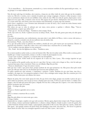 - Tu és maravilhoso... - diz docemente, arrastando-se, e nesse momento também ela fica apaixonada por mim; - eu
sei, porque vi os sinais milhares de vezes.

Não diz mais nada logo de imediato, não é preciso, e lança-me um olhar vindo de outra vida que me faz completo
outra vez. Devolvo o sorriso, com o máximo de paixão que consigo congregar, e ficamos a olhar um para o outro
com os sentimentos dentro de nós em turbilhão como ondas do mar. Olho em volta do quarto, depois para o tecto,
depois de novo para Allie, a maneira como ela me olha aquece-me por dentro. Subitamente sinto-me jovem outra
vez. já não tenho frio, nem dores, nem estou marreco nem deformado, ou quase cego das cataratas.
Estou forte e orgulhoso, e sou o homem mais afortunado ao cimo da terra, e fico a sentir-me assim durante muito
tempo do outro lado da mesa.
Pela altura em que as velas já arderam por um terço, estou pronto a quebrar o silêncio. Digo, "Amo-te
profundamente, e espero que saibas isto."
- Claro que sei - diz ela sem fôlego. - Também te amei sempre, Noah.
Noah, oiço outra vez. Noah. A palavra ecoa-me na cabeça. Noah... Noah. Ela sabe, penso para mim, ela sabe quem
eu sou...
Ela sabe...
Uma coisa tão pequenina, este conhecimento, mas para mim é uma dádiva de Deus, e sinto a nossa vida juntos, a
abraçá-la, a amá-la, e estando com ela nos melhores anos da minha vida.
Ela murmura, "Noah... meu doce Noah..."
E eu, que não podia aceitar as palavras dos médicos, triunfei de novo, pelo menos por um momento. Desisto da
pretensão dos mistérios, e beijo-lhe a mão e levo-a até à minha face e murmuro-lhe ao ouvido. Digo:
- Tu és a melhor coisa que alguma vez me aconteceu.
- Oh... Noah - diz ela com lágrimas nos olhos. - Também te amo.

Se ao menos pudesse acabar assim, eu seria um homem feliz. Mas não irá acabar assim. Disso tenho a certeza, pois à
medida que o tempo vai passando, começo a ver-lhe os sinais de preocupação na cara.
- O que é que se passa? - pergunto, e a resposta dela vem devagarinho.
- Tenho tanto medo. Tenho medo de me esquecer de ti outra vez. Não é justo... Não consigo suportar ter que
desistir disto.
A voz quebra-se-lhe quando acaba, mas não sei o que dizer. Sei que a noite está a chegar ao fim, e não há nada que
eu possa fazer para evitar o inevitável. Nisto sou um falhado. Digo-lhe por fim:
- Nunca te abandonarei. O que nós temos é eterno.
Sabe que isto é tudo o que posso fazer, porque nenhum de nós quer promessas vãs. Mas posso dizer pelo modo
como me olha que mais uma vez ela desejaria que houvesse mais qualquer coisa.
Os grilos cantam-nos uma serenata, e começamos a petiscar o jantar. Nenhum de nós tem fome, mas dou o
exemplo e ela segue-me. Leva pequenos pedaços à boca e fica a mastigar muito tempo, Mas fico contente por vê-la
a comer. Perdeu muito peso nos últimos três meses.

Depois do jantar, fico com medo apesar de mim. Sei que devia estar alegre, porque esta reunião é prova de que o
amor ainda nos pertence, mas sei que já tocou a finados para esta noite. O Sol já se pôs há muito e o ladrão está a
chegar, e não há nada que possa fazer para o impedir. Por isso fico a olhar para ela e espero e vivo uma vida nestes
últimos momentos que nos restam.
Nada. O relógio não pára.
Nada.
Abraço-a e ficamos agarrados um ao outro.
Nada.
Sinto-a a tremer e murmuro-lhe ao ouvido.
Nada.
Digo-lhe pela última vez nesta noite que a amo.
E chega o ladrão.
Surpreende-me sempre a rapidez com que tudo acontece. Mesmo agora, depois deste tempo todo. Porque enquanto
ela me abraça, começa a pestanejar rapidamente e a abanar a cabeça. Depois, virando-se para o canto do quarto, fica
a olhar fixamente durante muito tempo, a preocupação esboçando-se-lhe na cara. Não! grita-me a mente. Ainda não!
Não agora... não quando estamos tão perto! Hoje não! Qualquer outra noite, mas hoje não... Por favor! As palavras
ficam dentro de mim. Não vou conseguir suportá-lo outra vez! Não é justo... não é justo...
 