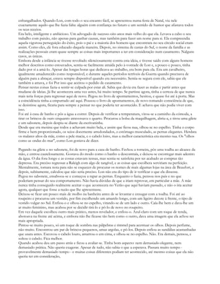 esfrangalhados. Quando Lon, com todo o seu encanto fácil, se apresentou numa festa de Natal, viu nele
exactamente aquilo que lhe fazia falta: alguém com confiança no futuro e um sentido de humor que afastava todos
os seus receios.
Era belo, inteligente e ambicioso. Um advogado de sucesso oito anos mais velho do que ela. Levava a cabo o seu
trabalho com paixão, não apenas para ganhar causas, mas também para fazer um nome para si. Ela compreendia
aquela vigorosa perseguição do êxito, pois o pai e a maioria dos homens que encontrara no seu círculo social eram
assim. Como eles, ele fora educado daquela maneira. Depois, no sistema de castas do Sul, o nome da família e as
realizações pessoais eram quase sempre as coisas mais importantes a ter em consideração num casamento. Nalguns
casos, as únicas.
Embora desde a infância se tivesse revoltado silenciosamente contra esta ideia, e tivesse saído com alguns homens
melhor descritos como estouvados, sentiu-se facilmente atraída pelo à-vontade de Lon e, a pouco e pouco, tinha
dado por si a amá-lo. Apesar das longas horas que dedicava ao trabalho, era bom para ela. Era um cavalheiro,
igualmente amadurecido como responsável, e durante aqueles períodos terríveis da Guerra quando precisava de
alguém para a abraçar, estava sempre disponível quando era necessário. Sentia-se segura com ele, sabia que ele
também a amava, e foi Por isso que aceitou o pedido de casamento.
Pensar nestas coisas fazia-a sentir-se culpada por estar ali. Sabia que devia era fazer as malas e partir antes que
mudasse de ideias. Já lhe acontecera uma vez antes, há muito tempo. Se partisse agora, tinha a certeza de que nunca
mais teria forças para regressar aqui de novo. Pegou no livro de apontamentos, hesitou, e quase foi até à porta. Mas
a coincidência tinha-a empurrado até aqui. Pousou o livro de apontamentos, de novo tomando consciência de que,
se desistisse agora, ficaria para sempre a pensar no que poderia ter acontecido. E achava que não podia viver com
isso.
Foi até à casa de banho e pôs a água a correr. Depois de verificar a temperatura, virou-se a caminho da cómoda, a
tirar os brincos de ouro enquanto atravessava o quarto. Procurou a bolsa da maquilhagem, abriu-a, e tirou uma gilete
e um sabonete, depois despiu-se diante da escrivaninha.
Desde que era menina que todos a achavam muito bela, e assim que ficou nua, olhou-se no espelho. Tinha o corpo
firme e bem proporcionado, os seios docemente arredondados, o estômago musculado, as pernas elegantes. Herdara
os malares altos da mãe, como a pele macia, e o cabelo loiro, mas a melhor característica era mesmo sua. Os "olhos
como as ondas do mar", como Lon gostava de dizer.

Pegando na gilete e no sabonete, foi de novo para a casa de banho. Fechou a torneira, pôs uma toalha ao alcance da
mão, e entrou cautelosamente. Gostava do modo como o banho a descontraía, e deixou-se escorregar mais adentro
da água. O dia fora longo e as costas estavam tensas, mas sentia-se satisfeita por ter acabado as compras tão
depressa. Era preciso regressar a Raleigh com algo de tangível, e as coisas que escolhera serviriam na perfeição.
Mentalmente, tomara nota para não se esquecer de procurar os nomes de mais algumas lojas na área de Beaufort, e
depois, subitamente, calculou que não seria preciso. Lon não era do tipo de ir verificar o que ela dissesse.
Pegou no sabonete, ensaboou-se e começou a rapar as pernas. Enquanto o fazia, pensou nos pais e no que
poderiam pensar do seu comportamento. Não havia dúvidas de que a iriam reprovar, em particular a mãe. A mãe
nunca tinha conseguido realmente aceitar o que acontecera no Verão que aqui haviam passado, e não o iria aceitar
agora, qualquer que fosse a razão que lhe apresentasse.
Deixou-se ficar um pouco mais de molho na banheira antes de se levantar e enxugar com a toalha. Foi até ao
roupeiro e procurou um vestido, por fim escolhendo um amarelo longo, com um ligeiro decote à frente, o tipo de
vestido vulgar no Sul. Enfiou-o e olhou-se no espelho, virando-se de um lado e outro. Caía-lhe bem e dava-lhe um
ar muito feminino, mas acabou por se decidir tirá-lo e pô-lo de novo no roupeiro.
Em vez daquele escolheu outro mais prático, menos revelador, e enfiou-o. Azul-claro com um toque de renda,
abotoava na frente até acima, e embora não lhe ficasse tão bem como o outro, dava uma imagem que ela achou ser
mais apropriada.
Pintou-se muito pouco, só um toque de sombra nas pálpebras e rimmel para acentuar os olhos. Depois perfume,
não muito. Encontrou um par de brincos pequenos, umas argolas, e pô-los. Depois enfiou as sandálias acastanhadas
que usara antes. Escovou o cabelo louro, amarrou-o em cima, e olhou-se no espelho. Não. Era demais, pensou, e
soltou o cabelo. Fica melhor.
Quando acabou deu um passo atrás e ficou a avaliar-se. Tinha bom aspecto: nem demasiado elegante, nem
demasiado prática. Não queria exagerar. Apesar de tudo, não sabia o que a esperava. Passara muito tempo -
provavelmente demasiado tempo - e muitas coisas diferentes podiam ter acontecido, até mesmo coisas que ela não
queria ter em consideração,
 