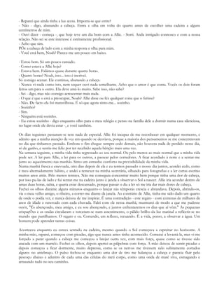 - Reparei que ainda tinha a luz acesa. Importa-se que entre?
- Não - digo, abanando a cabeça. Entra e olha em volta do quarto antes de escolher uma cadeira a alguns
centímetros de mim.
- Ouvi dizer - começa -, que hoje teve um dia bom com a Allie. - Sorri. Anda intrigado connosco e com a nossa
relação. Não sei se este interesse é estritamente profissional.
- Acho que sim.
PÕe a cabeça de lado com a minha resposta e olha para mim.
- Você está bem, Noah? Parece-me um pouco em baixo.

- Estou bem. Só um pouco cansado.
- Como estava a Allie hoje?
- Estava bem. Falámos quase durante quatro horas.
- Quatro horas? Noah, isso... isso é incrível.
Só consigo acenar. Ele continua, abanando a cabeça.
- Nunca vi nada como isto, nem sequer ouvi nada semelhante. Acho que o amor é que conta. Vocês os dois foram
feitos um para o outro. Ela deve amá-lo muito. Sabe isso, não sabe?
- Sei - digo, mas não consigo acrescentar mais nada.
- O que é que o está a preocupar, Noah? Allie disse ou fez qualquer coisa que o ferisse?
- Não. De facto ela foi maravilhosa. É só que agora sinto-me... sozinho.
- Sozinho?
- Sim.
- Ninguém está sozinho.
- Eu estou sozinho - digo enquanto olho para o meu relógio e penso na família dele a dormir numa casa silenciosa,
no lugar onde ele devia estar -, e você também.

Os dias seguintes passaram-se sem nada de especial. Allie foi incapaz de me reconhecer em qualquer momento, e
admito que a minha atenção de vez em quando se desviava, porque a maioria dos pensamentos se me concentravam
no dia que tínhamos passado. Embora o fim chegue sempre cedo demais, não houvera nada de perdido nesse dia,
só de ganho, e sentia-me feliz por ter recebido aquela bênção mais uma vez.
Na semana seguinte, a minha vida tinha regressado ao seu normal. Ou pelo menos ao mais normal que a minha vida
pode ser. A ler para Allie, a ler para os outros, a passear pelos corredores. A ficar acordado à noite e a sentar-me
junto ao aquecimento nas manhãs. Sinto um estranho conforto na previsibilidade da minha vida.
Numa manhã fresca e enevoada, oito dias depois de ela e eu termos passado o nosso dia juntos, acordei cedo, como
é meu alternadamente hábito, e andei a remexer na minha secretária, olhando para fotografias e a ler cartas escritas
muitos anos atrás. Pelo menos tentava. Não me conseguia concentrar muito bem porque tinha uma dor de cabeça,
por isso pu-las de lado e fui sentar-me na cadeira junto à janela a observar o Sol a nascer. Allie iria acordar dentro de
umas duas horas, sabia, e queria estar descansado, porque passar o dia a ler só me iria dar mais dores de cabeça.
Fechei os olhos durante alguns minutos enquanto o latejar nas têmporas crescia e abrandava. Depois, abrindo-os,
via o meu velho amigo, o ribeiro, a correr-me diante da janela. Ao contrário de Allie, tinha-me sido dado um quarto
de onde o podia ver, e nunca deixou de me inspirar. É uma contradição - este regato - com centenas de milhares de
anos de idade e renovado com cada chuvada. Falei com ele nessa manhã, murmurei de modo a que me pudesse
ouvir, "És abençoado, meu amigo, e eu sou abençoado, e juntos enfrentaremos os dias que aí vêm." As pequenas
crispaçÕes e as ondas circularam e torceram-se num assentimento, o pálido brilho da luz matinal a reflectir-se no
mundo que partilhamos. O regato e eu. Correndo, em refluxo, recuando. É a vida, penso, a observar a água. Um
homem pode aprender tantas coisas.

Aconteceu enquanto eu estava sentado na cadeira, mesmo quando o Sol começava a espreitar no horizonte. A
minha mão, reparei, começou com picadas, algo que nunca antes tinha acontecido. Comecei a levantá-la, mas vi-me
forçado a parar quando a cabeça me começou a latejar outra vez, com mais força, quase como se tivesse sido
atacada com um martelo. Fechei os olhos, depois apertei as pálpebras com força. A mão deixou de sentir picadas e
depois começou a ficar dormente, muito depressa, como se os nervos me tivessem sido subitamente cortados
algures no antebraço. O pulso fechou-se enquanto uma dor de tiro me balançou a cabeça e parecia fluir pelo
pescoço abaixo e adentro de cada uma das células do meti corpo, como uma onda de maré viva, esmagando e
arrasando tudo no seu caminho.
 