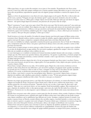 Olhou para baixo, viu que as mãos lhe tremiam e riu-se para si. Era estranho. Normalmente não ficava assim
nervosa. Como Lon, tinha tido sempre confiança em si, mesmo quando criança. Recordava-se que às vezes isso até
havia sido um problema, especialmente quando saía com alguém, porque intimidava a maioria dos rapazes da sua
idade.
Agarrou no livro de apontamentos e nas chaves do carro, depois pegou na do quarto. Deu-lhe a volta na mão um
par de vezes, a pensar, "Chegaste até aqui, não desistas agora" e quase saiu nesse momento, mas em vez disso
sentou-se na cama outra vez. Olhou para o relógio. Quase seis da tarde. Sabia que tinha que sair dentro de alguns
minutos - não queria chegar depois de anoitecer, mas precisava de um pouco mais de tempo.

"Raios", murmurou "o que é que estou aqui a fazer? Não devia estar aqui. Não há motivo para isso", mas assim que
o disse, sabia que não era verdade. Havia alguma coisa aqui. Se nada mais, pelo menos ela encontraria uma resposta.
Abriu o livro de apontamentos e folheou-o até que encontrou um bocado de jornal dobrado. Depois de o retirar
lentamente, quase com reverência, cuidadosa para não o rasgar, desdobrou-o, e ficou a olhá-lo por um momento. "É
este o motivo," disse por fim para si própria, "é disto que se trata."

Noah levantou-se às cinco da manhã e foi andar de caiaque durante uma hora pelo regato de Brices acima, como
costumava fazer. Quando acabou, mudou-se para as roupas de trabalho, aqueceu alguns pãezinhos do dia anterior,
agarrou num par de maças, e empurrou o pequeno-almoço para baixo com duas chávenas de café.
Foi outra vez trabalhar na vedação, reparando a maioria dos postes que precisavam. Era no Verão de S. Martinho,
com a temperatura acima dos trinta e sete graus e pela hora do almoço estava com calor, cansado e sentiu-se feliz
por fazer um intervalo.
Comeu junto ao regato porque os ruivos estavam a saltar. Gostava de os ver a saltar três ou quatro vezes e deslizar
no ar antes de desaparecerem na água salobra. Por um motivo qualquer, agradara-lhe sempre o facto de o instinto
deles não ter mudado em milhares, talvez milhões de anos.
às vezes interrogava-se se também os instintos do homem haveriam mudado durante todo esse tempo, e concluía
sempre que não. Pelo menos nas questões básicas, mais primitivas. Até quanto se podia dizer, o homem sempre fora
agressivo, lutara sempre para dominar, a tentar controlar o mundo e tudo o que nele havia. A Guerra na Europa e
no Japão eram prova disso.
Parou de trabalhar um pouco depois das três e foi até um pequeno barracão que ficava junto à sua doca. Entrou,
tirou uma cana de pesca, um par de iscas, e alguns grilos vivos que guardava à mão, depois saiu para o pontão, iscou
o anzol, e lançou a linha.
Pescar fazia-o sempre reflectir na sua vida, e fê-lo também agora. Depois de a mãe morrer, lembrava-se de ter
passado os dias numa dúzia de casas diferentes e, por um motivo qualquer, de gaguejar muito quando era miúdo e
ser gozado por isso. Começou a calar-se cada vez mais, e chegado aos cinco anos já não falava de todo. Quando
começou a ir à escola, os professores pensavam que era atrasado e aconselharam a que desistisse.
Em vez disso, o pai tomou o assunto nas suas próprias mãos. Manteve-o na escola, e depois fazia-o vir para o
depósito de madeiras onde trabalhava, para arrastar e empilhar os toros. "É bom que passemos algum tempo
juntos", dizia, enquanto trabalhavam lado a lado, "tal como o meu pai e eu fazíamos."

Durante este tempo que passavam juntos, o pai falava-lhe de pássaros e de animais, ou contava-lhe histórias e lendas
vulgares na Carolina do Norte. Em poucos meses Noah estava a falar de novo, embora não muito bem, e o pai
decidiu ensinar-lhe a ler em livros de poesia. "Aprende a ler isto em voz alta, e serás capaz de dizer tudo o que
quiseres." Mais uma vez o pai tivera razão e, no ano seguinte, Noah havia perdido a gaguez. Mas continuava a ir
para o depósito de madeiras todos os dias apenas porque o pai estava ali, e pelo fim das tardes lia as obras de
Whitman e Tennyson em voz alta enquanto o pai se balançava a seu lado. Desde então nunca mais deixara de ler
poesia.
Quando ficou um pouco mais velho, passava a maior parte dos fins-de-semana e férias sozinho. Explorava a floresta
de Croatan na sua primeira canoa, seguindo pelo regato de Brices acima umas vinte milhas até não poder avançar
mais, depois caminhava a pé os quilómetros que faltavam até à costa. Acampar e explorar haviam-se tornado a sua
paixão, e passava horas na floresta, sentado debaixo dos carvalhos negros, a assobiar baixinho e a tocar a sua viola
para os castores e gansos e as garças reais azuis selvagens. Os poetas sabiam que o isolamento na natureza, longe das
pessoas e das coisas feitas pelos homens, era bom para a alma, e ele sempre se identificara com os poetas.
Embora fosse uma pessoa quieta, anos a levantar os pesos no depósito de madeiras ajudaram-no a tornar-se bom
nos desportos, e os seus sucessos atléticos conduziram-no à popularidade. Gostava dos jogos de futebol, das
corridas, e embora a maioria dos seus colegas de equipa também passassem os tempos livres juntos, raramente se
 