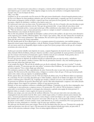 juntava a eles. Uma pessoa por outra achava-o arrogante, a maioria achava simplesmente que crescera um pouco
mais depressa que os outros todos. Tinha algumas amigas na escola, mas nenhuma o conseguira impressionar.
Excepto uma. E essa foi depois do liceu.
Allie, a sua Allie.
Lembrava-se de ter conversado com Fin acerca de Allie após terem abandonado o festival naquela primeira noite, e
de Fin se rir. Depois fez duas predições: primeiro, que ele ia ficar apaixonado, e segundo, que não ia correr bem.
Noah sentiu um pequeno esticão na linha, e esperou que fosse uma perca de boca grande, mas os puxões acabaram
por parar, e depois de rebobinar e verificar a isca, lançou outra vez.
Fin acabou por estar certo nas duas coisas. Na maior parte do Verão, ela vira-se forçada a dar uma desculpa aos pais
de cada vez que se queria encontrar com ele. Não que não gostassem dele - só que vinha de uma classe social
diferente, era demasiado pobre, e nunca aprovariam que a filha estabelecesse uma relação séria com alguém como
ele. "Não me interessa o que os meus pais pensam, eu amo-te e sempre te amarei", costumava ela dizer.
"Descobriremos uma maneira de ficarmos juntos."
Mas no fim não puderam. No princípio de Setembro o tabaco já havia sido ceifado e ela não tivera outra alternativa
senão regressar com a família a Winston-Salem. "Só o Verão é que acabou, Allie, nós não" dissera-lhe na manhã em
que ela partiu. "Nós nunca acabaremos." Mas acabaram. Por um motivo que ele nunca chegou bem a entender, as
cartas que lhe escreveu não foram respondidas.
Por fim, decidiu partir de Nova Berna para ver se a conseguia arrancar do pensamento, mas também porque a
depressão tornava quase impossível ganhar a vida ali. Primeiro foi para Norfolk e trabalhou num estaleiro durante
uns seis meses antes de ser despedido, depois mudou-se para Nova Jersey porque tinha ouvido que ali a situação
económica não estava tão má.

Acabou por encontrar trabalho num depósito de sucata, a separar fragmentos de metal do resto. O proprietário, um
judeu chamado Morris Goldman, tinha por objectivo recolher a maior quantidade de sucata possível, convencido de
que iria começar uma Guerra na Europa para a qual a América seria de novo arrastada. Noah, porém, não se
preocupava com os motivos. Sentia-se apenas feliz por ter um trabalho.
Os anos que passara no depósito de madeiras haviam-no endurecido para este tipo de tarefa, e trabalhava
duramente. Isso não apenas o ajudava a manter Allie fora do pensamento durante o dia, mas também porque era
uma coisa que achava que tinha que fazer.
O pai sempre lhe dissera: "Dá um dia de trabalho por um dia de ordenado. Menos que isso é roubar." A atitude
agradava ao patrão. "É uma pena que não sejas judeu," costumava dizer Goldman, "és um óptimo rapaz em todos
os outros aspectos." Era o maior elogio que sabia fazer.
Ele continuava a pensar em Allie, especialmente de noite. Escrevia-lhe uma vez por mês, mas nunca recebia
resposta. Por fim escreveu-lhe uma última carta, e obrigou-se a aceitar o facto de que o Verão que haviam passado
juntos seria a única coisa que alguma vez poderiam partilhar.
Porém, apesar disso, ela continuava com ele. Três anos depois da última carta, foi até Winston-Salem na esperança
de a encontrar. Foi até à casa dela, descobriu que se tinha mudado, e depois de ter falado com alguns dos vizinhos,
acabou a telefonar para a firma R. J. R. A rapariga que atendeu o telefone era nova e não reconheceu o nome, mas
foi procurar nos ficheiros de pessoal. Descobriu que o pai de Allie tinha abandonado a empresa e não tinha deixado
endereço algum. Essa viagem foi a primeira e última vez que procurou por ela.
Durante os oito anos seguintes continuou a trabalhar para Goldman. A principio era um dos doze empregados, mas
à medida que os anos passavam, a empresa cresceu e foi promovido. Por volta de 1940 já dominava o negócio e
geria todos os movimentos, fazendo a corretagem das transacções e gerindo uma equipe de trinta pessoas. O
depósito tinha-se tornado o maior negócio de sucata na costa leste.
Durante esse tempo, saiu com uma série de mulheres diferentes. Teve um caso mais sério com uma delas, uma
empregada de mesa da cantina local de olhos azuis e cabelo negro sedoso. E embora saíssem juntos durante dois
anos, e tivessem passado bons momentos juntos, nunca chegou a sentir em relação a ela o que sentira por Allie.
Mas também não se esqueceria dela. Era poucos anos mais velha do que ele, e foi ela quem lhe ensinou os modos de
dar prazer a uma mulher, os locais a beijar e tocar, onde demorar-se, as coisas a murmurar. Por vezes passavam um
dia inteiro na cama, abraçando-se e fazendo o tipo de amor que satisfazia a ambos.
Ela sabia que não ficariam juntos para sempre. Perto do fim da relação disse-lhe uma vez: "Gostaria de te poder dar
aquilo que procuras, mas não sei o que é. Há uma parte de ti que manténs fechada para todos, até para mim. É
como se não estivesses realmente comigo. Tens na cabeça alguém diferente de mim."
 