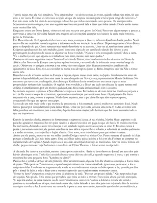Tentou negar, mas ela não acreditou. "Sou uma mulher - sei destas coisas. às vezes, quando olhas para mim, sei que
estás a ver outra. É como se estivesses à espera de que ela surgisse do nada para te levar para longe de tudo isto..."
Um mês mais tarde foi visitá-lo ao emprego e disse-lhe que tinha encontrado outra pessoa. Ele compreendeu.
Separaram-se como amigos, e no ano seguinte recebeu um postal dela a dizer que tinha casado. Desde então nunca
mais ouvira falar dela.
Enquanto estava em Nova Jersey, visitava o pai uma vez por ano, perto do Natal. Passavam algum tempo a pescar, a
conversar, e uma vez por outra faziam uma viagem até à costa para acampar nos bancos de areia mais remotos,
perto de Ocracoke.
Em Dezembro de 1941, quando tinha vinte e seis anos, começou a Guerra, tal como Goldman havia predito. Noah
entrou-lhe no escritório no mês seguinte e informou-o da sua intenção de se alistar. Depois regressou a Nova Berna
para se despedir do pai. Cinco semanas mais tarde descobriu-se na caserna. Uma vez aí, recebeu uma carta de
Golgman agradecendo-lhe pelo trabalho, junto com uma cópia de um certificado dando-lhe direito a uma
percentagem do depósito de sucata se alguma vez fosse vendido. "Nunca o teria conseguido sem ti," dizia a carta.
"És o melhor jovem que alguma vez trabalhou para mim, mesmo sem seres judeu."
Passou os três anos seguintes com o Terceiro Exército de Patton, marchando através dos desertos do Norte de
África e das florestas da Europa com quinze quilos às costas, a sua unidade de infantaria nunca muito longe da
acção. Observava os amigos a morrer à sua volta; via como alguns deles ficavam enterrados a milhares de
quilómetros de casa. Uma vez, ao esconder-se numa toca de raposa junto ao Reno, imaginou que via Allie a tomar
conta dele.
Recordava-se de a Guerra acabar na Europa e depois, alguns meses mais tarde, no Japão. Imediatamente antes de
passar à disponibilidade, recebeu uma carta de um advogado em Nova Jersey, representando Morris Goldman. No
encontro que teve com o advogado, descobriu que Goldman havia morrido um ano antes e que as suas
propriedades tinham sido liquidadas. O negócio fora vendido, e a Noah era dado um cheque de quase setenta mil
dólares. Estranhamente, por um motivo qualquer, não ficou nada entusiasmado com o assunto.
Na semana seguinte regressou a Nova Berna e comprou a casa. Recordava-se de mais tarde ter trazido o pai para a
ver, de lhe mostrar o que ia reconstruir, apontando as mudanças que tencionava fazer. O pai parecia-lhe fraco
enquanto via a casa, a tossir e espirrar. Noah ficou inquieto, mas o pai disse-lhe que não se preocupasse,
assegurando-lhe que era apenas uma gripe.
Menos de um mês mais tarde o pai morreu de pneumonia e foi enterrado junto à mulher no cemitério local. Noah
tentou passar por lá regularmente para deixar flores. Uma vez por outra deixava uma nota. E todas as noites sem
falta guardava um momento para o recordar, depois dizia uma oração pelo homem que lhe tinha ensinado tudo o
que era importante.

Depois de enrolar a linha, arrumou as ferramentas e regressou à casa. A sua vizinha, Martha Shaw, esperava-o ali
para lhe agradecer, trazendo-lhe três pães caseiros e alguns biscoitos em paga do que ele fizera. O marido morrera-
lhe na Guerra, deixando-a com três crianças e um estafado tugúrio como casa para os criar. O Inverno estava à
porta e, na semana anterior, ele gastara uns dias na casa dela a reparar-lhe o telhado, a substituir as janelas quebradas
e a vedar as outras, a arranjar-lhe o fogão a lenha. Com sorte, seria o suficiente para que sobrevivessem.
Assim que ela partiu, meteu-se no seu velho camião Dodge e resolveu visitar Gus. Parava sempre ali quando ia à loja
porque a família de Gus não tinha carro. Uma das filhas saltou para a cabina e foi com ele. Fizeram as compras no
supermercado de Capers. Quando regressou a casa não desempacotou logo as mercearias. Em vez disso, tomou um
duche, pegou numa cerveja Budweiser e num livro de Dylan Thomas, e foi-se sentar no alpendre.

A ela ainda lhe custava a acreditar, mesmo com a prova nas mãos. Havia-o, descoberto no Jornal, em casa dos pais
há três domingos atrás. Tinha ido à cozinha buscar uma chávena de café, e quando regressou à mesa, o pai sorrira e
mostrara-lhe uma pequena foto. "Lembras-te disto?"
Passou-lhe o jornal, e depois de um primeiro olhar desinteressado, algo na foto lhe chamou a atenção, e focou mais
de perto. "Não pode ser" murmurou, e quando o pai a observava com curiosidade, ignorou-o, sentou-se, e leu o
artigo sem falar. Lembrava-se vagamente de a mãe se ter vindo sentar à mesa no lado oposto e de, quando por fim
pôs o jornal de lado, a mãe a fixar com a mesma expressão que o pai mostrara momentos antes.
"Sentes-te bem?" perguntou a mãe por cima da chávena de café. "Pareces um pouco pálida." Não respondeu logo
de seguida. Não podia. E foi então que percebeu que tinha as mãos a tremer. Fora nessa altura que isto começara.
"E aqui irá acabar, de uma maneira ou de outra" murmurou outra vez. Voltou a dobrar o recorte do jornal e
guardou-o, recordando-se de que, mais tarde nesse dia, tinha deixado a casa dos pais com o jornal a fim de recortar
o artigo e o voltar a ler. Leu-o outra vez antes de ir para a cama nessa noite, tentando aprofundar a coincidência, e
 