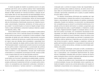 20 GESTÃO DO TRABALHO NO ÂMBITO DO SUAS: Uma contribuição 
GESTÃO DO TRABALHO NO ÂMBITO DO SUAS: Uma contribuição 21 
necessária para ressignificar as ofertas e consolidar o direito socioassistencial. 
necessária para ressignificar as ofertas e consolidar o direito socioassistencial. 
O cenário da gestão do trabalho na assistência social é, em parte, 
justificado pela forma como as políticas públicas foram implementadas 
no Brasil, especialmente pela incidência da programática neoliberal na 
década de 1990, resultando em restrição de direitos e redução da pre-sença 
estatal, além do mero descolamento de responsabilidades entre as 
esferas de governo, levando a uma espécie de pragmatismo federalista. 
A face do capitalismo contemporâneo, diante da financeirização 
da economia, configura um contexto histórico com processos “continu-ados 
de informalização e flexibilização expressos por trabalhos terceiri-zados, 
subcontratados, temporários, domésticos, em tempo parcial ou 
por projeto”. As transformações no mundo do trabalho atingem direta-mente 
a classe trabalhadora, conduzindo mudanças materiais e subjeti-vas 
(Raichelis, 2010, p. 759). 
Outras determinações compõem as dificuldades na esfera pública 
da assistência social, como a reduzida presença de entidades e organi-zações 
políticas que exerçam o contraponto à cultura neoliberal; a frágil 
capacidade de gestão dos entes federados, especialmente municípios 
e estados; o desmonte de estruturas; a ausência de concursos públicos, 
em alguns casos por décadas; baixa arrecadação e capacidade fiscal; 
a insuficiente regulação da relação público-privada, diante da histórica 
“filantropização estatal”; a ausência de comando nacional na construção 
de uma política estatal; a fragmentação e a pulverização das políticas 
públicas; disparidades regionais; e os rebatimentos de um desenvolvi-mento 
econômico e social dependente, marcado pela modernização 
conservadora e a conseqüente concentração de renda, riqueza e poder, 
o que se agrava diante da crise da reestruturação produtiva. 
A questão central é que o trabalho desenvolvido na assistência 
social tende a ser funcional à reprodução da subalternidade, sustentan-do- 
se em matrizes conservadoras, ainda que os direcionamentos dos 
projetos profissionais fundamentais afirmem um projeto político demo-crático. 
As conseqüências são amplamente conhecidas e alimentam o 
histórico de clientelismo e “primeiro damismo”; a centralidade na mi-croatuação 
para o controle do espaço privado, das singularidades; as 
práticas orientadas pelas evidências empíricas, do sendo comum e dos 
tipos ideais de comportamento dos indivíduos; o controle social buro-cratizado 
e aprisionado, juntamente com o usuário, no poder simbólico 
de quem detém o domínio. 
As relações conservadoras dificilmente são superadas sem rigor 
teórico-metodológico e direção ético-política, já que prevalece no co-tidiano 
a internalização de valores baseados em padrões considerados 
adequados, forjados nas tradições e no preconceito. Sua ideologização 
tem conseqüências que se colocam na contramão da democracia. A re-petição 
acrítica de valores dominantes no cotidiano, programado para 
a reprogramação das ações, a superficialidade e o imediatismo, conduz 
as práticas, hegemonicamente negadas na produção teórica e no de-bate 
ético-político acumulado, com conseqüente naturalização da de-sigualdade, 
com efeitos na definição de comportamentos considerados 
patológicos nas dinâmicas sociais e familiares; reforço da política como 
prestação de ajuda e oportunidades que permitem a superação da de-pendência; 
práticas repressivas e higienistas que remontam as tradicio-nais 
formas de assistir e reprimir, segregar e culpabilizar; práticas de 
gestão patrimonialista, expressando a incorporação de interesses parti-cularistas, 
ou práticas tecnocráticas, centradas na produtividade quan-titativa; 
entre outras. 
A concepção da formação continuada no SUAS, considerando o 
acúmulo construído, está direcionada à superação de práticas tradicio-nais 
e conservadoras, com conseqüente desenvolvimento de compe-tências 
e habilidades orientadas pelos princípios e diretivas do SUAS e 
pelas orientações éticas e técnicas, passando pela difusão de conheci-mentos 
significativos e validados coletivamente. 
O campo da assistência social, impulsionado por uma legalidade 
e institucionalidade virtuosas, tem demandado novas e superiores con-dições 
de trabalho e exercício do controle democrático, tem exigido um 
trabalhador comprometido com a realização e a ampliação do direito à 
 