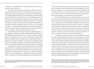 100 GESTÃO DO TRABALHO NO ÂMBITO DO SUAS: Uma contribuição 
GESTÃO DO TRABALHO NO ÂMBITO DO SUAS: Uma contribuição 101 
necessária para ressignificar as ofertas e consolidar o direito socioassistencial. 
necessária para ressignificar as ofertas e consolidar o direito socioassistencial. 
e indivíduos, o são também para a rede de proteção social, básica ou 
especial, e para o território. 
Certamente, esta concepção de “equipe de referência” impõe o 
comprometimento da equipe com os objetivos comuns que a unem, es-tabelecidos 
por meio de negociação, nos marcos do SUAS, destacando- 
-se a Tipificação Nacional de Serviços Socioassistenciais (2009). Requer, 
ainda, a formulação em conjunto de um plano de trabalho, pactuado de 
comum acordo, o que pressupõe o respeito às individualidades e parti-cularidades, 
o reconhecimento das diferenças de saber e a necessidade 
de somá-los e multiplicá-los diante das precariedades e fragilidades das 
condições de vida dos cidadãos usuários dos serviços. A centralidade 
do usuário e o compromisso com as seguranças a serem garantidas per-mite 
que a equipe coloque SUAS diferenças – de opiniões, de visões de 
mundo, de saberes - subordinadas ao propósito que as une. 
É preciso lembrar que esse plano não possui caráter terapêutico ou 
psicoterapêutico. Trata-se de um Plano de Desenvolvimento do Usuário ou 
Plano de Desenvolvimento Familiar que, com base nos objetivos estabe-lecidos 
na Tipificação Nacional, vai definir as estratégias a serem adota-das 
pela equipe para operar o trabalho social necessário para garantia das 
aquisições aos usuários. É também na construção e reconstrução desse 
plano,1 na sua avaliação contínua por meio de encontros sistemáticos, que 
a equipe vai multiplicando saberes e se construindo também como equipe. 
Outro aspecto a considerar diz respeito ao prontuário. A utilização 
de prontuário único pela equipe interdisciplinar, a discussão de “casos” 
em equipe, toda essa circulação de informação, obriga os profissionais a 
repensarem as relações entre eles e deles com os usuários. Que aspec-tos 
de uma história colhida em um atendimento individual, o assistente 
social, o psicólogo ou o advogado podem registrar no prontuário ou co-municar 
aos demais membros da equipe ou do apoio? Uma observação 
que um assistente social recolhe durante uma visita familiar, como e em 
que grau divulgá-la a outros colegas de equipe? Cada profissional teria 
um registro particular e outro compartilhado com a equipe? Como lidar 
com o coletivo e com a circulação de informação, sem comprometer o 
direito à privacidade de cada indivíduo ou de cada família? 
Estas são indagações que as equipes de referência do SUAS têm 
feito, mas pode-se considerar que os profissionais devem transcrever 
dados que serão de interesse para toda a equipe, pois o trabalho social 
com o usuário é de sua responsabilidade integrada, lembrando que as 
profissões têm prerrogativas técnicas e éticas que devem ser respeita-das 
e são também responsáveis pela garantia do sigilo. Em relação aos 
dados sigilosos, geralmente os profissionais são orientados a garantir 
o caráter confidencial das informações que recebem em razão de seu 
trabalho, indicando nos documentos sigilosos respectivos a menção: “si-giloso”, 
ou mesmo não transcrevendo os referidos dados.2 
Finalmente, voltando ao conceito de equipe de referência, ressal-ta- 
se que os profissionais são responsáveis pela “organização e oferta de 
serviços, programas, projetos e benefícios de proteção básica e especial”, 
o que implica entender que existem responsabilidades relativas à gestão, 
uma vez que a “organização” constitui-se processo específico de gestão, 
e responsabilidades relativas à prestação de serviços diretamente aos 
usuários. Porém, muito mais do que isto, são estas equipes que concre-tizam 
as seguranças da acolhida, do convívio, desenvolvimento da auto-nomia, 
sobrevivência nas circunstâncias emergenciais e rendimentos por 
meio dos benefícios, serviços, programas e projetos socioassistenciais, 
garantindo efetivamente os direitos socioassistenciais. É delas, em última 
instância, a responsabilidade de dar vida ao SUAS. 
1 Esse plano, por outro lado, não deve ser confundido com o Plano de Ação do serviço, de cuja formu-lação 
a equipe democraticamente participa, sob a liderança do seu coordenador, definindo objetivos, 
metas, estratégias, recursos necessários para a execução do próprio serviço, a serem operadas em 
determinado período de tempo. 
2 Dados sigilosos são aqueles que, se divulgados, poderão causar algum constrangimento à imagem, à 
segurança, à proteção de interesses econômicos, sociais, de saúde, de trabalho, de intimidade e outros 
das pessoas envolvidas e cujas informações, se constarem em relatórios, estudos sociais ou pareceres, 
poderão colocar os usuários em situação de risco ou provocar outros danos. Este conceito pode orien-tar 
a distinção entre o que deve ou não constar dos prontuários comuns. 
 