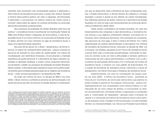 148 GESTÃO DO TRABALHO NO ÂMBITO DO SUAS: Uma contribuição 
GESTÃO DO TRABALHO NO ÂMBITO DO SUAS: Uma contribuição 149 
necessária para ressignificar as ofertas e consolidar o direito socioassistencial. 
necessária para ressignificar as ofertas e consolidar o direito socioassistencial. 
velmente, este movimento vem conquistando espaços e efetivando o 
difícil trânsito da Assistência Social para o campo dos direitos, fazendo 
a história desta política pública, em meio a negações, discriminações 
e desmontes, a circunscrever um esforço coletivo de “remar contra a 
corrente” nesta ordem do capital, no contexto de tensões na construção 
democrática brasileira contemporânea. 
Nos processos de ampliação do Estado Brasileiro pela força da 
política,6 a Assistência Social é reconhecida na Constituição Federal de 
1988 como Política Pública, integrando, de forma efetiva, o tripé da Se-guridade 
Social. É um marco histórico na construção da Proteção Social 
no Brasil, abrindo um novo momento na saga da Assistência Social, a 
exigir uma regulamentação específica. 
Nos anos 90 do século XX, o Brasil – tardiamente e, de forma in-tensiva, 
no interior do continente latino-americano – passa a vivenciar os 
percursos de inserção na nova ordem do capital global, nos marcos da 
mundialização com dominância financeira, circunscrevendo a chamada 
experiência de ajuste estrutural. É a dominância da lógica mercantil, as-sentada 
na ideologia neoliberal, a investir contra conquistas democráti-cas 
de direitos, urdidas nos processos de ampliação do Estado Brasileiro. 
Neste contexto, o Movimento pela Assistência Social como política públi-ca 
enfrenta duros embates pela aprovação da Lei Orgânica da Assistência 
Social – LOAS, somente aprovada em 7 de dezembro de 1993. 
Ao longo dos últimos 20 anos, na década de 1990 e nos anos 
2000, o Brasil vivencia a confluência perversa da democratização e do 
ajuste estrutural que bem se encarna no Estado Brasileiro Contemporâ-neo 
que se desenvolve nesta confluência de duas configurações esta-tais: 
o Estado Democrático, a afirmar direitos de cidadania e o Estado 
Ajustador, a ajustar e ajustar-se aos ditames do capital mundializado. 
Nos diferentes governos de ajuste, vivencia-se a dominância do Estado 
Ajustador, em meio às lutas e aos tensionamentos da construção demo-crática 
(CARVALHO, 2006; 2010). 
Neste cenário contraditório do Estado Ajustador, em meio aos 
tensionamentos das conquistas e lutas democráticas, a Assistência So-cial 
vivencia a sua trajetória, enfrentando embates, incorrendo em re-trocessos, 
face a obstáculos estruturais, mas avançando em conquistas. 
São percursos de uma saga, a fazer a história da Política. Foi a difícil 
materialização do sistema descentralizado e participativo nos milhares 
de Conselhos de Assistência Social, instituídos na década de 1990, nos 
municípios, nos Estados, apoiando-se em Fóruns de Assistência Social, 
a querer fazer valer a construção da participação, culminando no exer-cício 
do controle social, em meio a dificuldades e entraves políticos e 
institucionais de uma cultura patrimonialista, a confrontar com a cultu-ra 
política da participação democrática. Foi a instituição de Fundos de 
Assistência Social, a construir um novo padrão de financiamento. Foi 
a criação de Secretarias de Assistência Social, instituindo a cultura do 
planejamento, nos Planos Municipais e Estaduais de Assistência Social. 
Especificamente, em meio às contradições do espaço esta-tal 
nos anos 2000, a Política de Assistência Social - assentada na 
força de um movimento de construção democrática que adentra no 
próprio Estado e espraia-se nos espaços institucionais - avança con-sideravelmente 
em sua consolidação como Política Pública: é a de-marcação 
de um novo campo de direitos, a circunscrever os direi-tos 
socioassistenciais, afirmando direitos a seguranças e a proteções 
para a “coletividade de despojados”, gestada nesta civilização do 
capital; é a construção da Politica de Assistência Social como políti-ca 
de proteção social, fundada na territorialização, na matricialidade 
familiar, na intersetorialidade, nos marcos da Proteção Social Básica 
6 Sob a inspiração gramsciana da teoria ampliada do Estado, analisamos que, nos processos de demo-cratização 
efetivados no Brasil Contemporâneo, no final dos anos 70 e década de 80 do século XX, 
vivenciamos uma ampliação do Estado pela pressão política dos Movimentos Sociais que rearticulam a 
sociedade civil no Brasil, na luta pela afirmação e reconhecimento de direitos, culminando com o proces-so 
Constituinte, a gestar, nas SUAS contradições, a Constituição Federal de 1988, como materialização 
desse adentrar dos Movimentos Sociais, como sociedade civil, nas tessituras do espaço estatal. Dentre 
esses Movimentos Sociais, que viabilizam a ampliação do Estado Brasileiro Contemporâneo, pela força 
da política, cabe sublinhar o Movimento Nacional articulado em torno da luta para efetivar o trânsito da 
Assistência Social para o campo dos direitos, como política pública de Seguridade Social. Neste sentido 
de ampliação do Estado Brasileiro Contemporâneo, ver análises de Carlos Nelson Coutinho, ao trabalhar 
com as categorias gramscianas para desvendar o nosso processo de formação social (COUTINHO, 1988) 
 