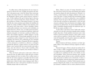 14

José Luís Peixoto

Se calhar estava a falar dos deveres de casa: nunca esqueças os deveres de casa. O Ilídio não gostava de fazê-los e não gostava que a mãe lhe falasse disso assim que
chegava da escola, irritava-se. A primeira classe era cheia
de obrigações. Queria comer, queria brincar, contraía a
cara. A mãe explicava-lhe que se ﬁzesse logo os deveres,
ﬁcava com o resto do tempo livre. Nesse momento, o Ilídio arreliava-se. Então, a mãe podia levantar a voz para
falar-lhe dos outros meninos que tinham de trabalhar, de
ajudar no campo. O Ilídio conhecia esses meninos, mas
não queria ouvir falar neles, e ﬁcava ofendido. Então,
a mãe podia continuar essa conversa, sem resultados, ou
podia deixá-lo ir. Nesse caso, as tardes passavam lentamente, eram enormes, ou passavam depressa, ainda mal
tinham começado e já estavam a acabar, já tinham acabado. Nas manhãs seguintes, o Ilídio chegava à escola
sem os deveres feitos. A freira podia apanhá-lo ou não. Se
o apanhasse, podia castigá-lo ou não. Enquanto levava
reguadas, não chorava. Era conhecido por isso. Estendia
a mão direita e aguardava. Enquanto lhe dava reguadas,
a freira ameaçava-o, insultava-o, alterava a contagem
quando lhe apetecia, a régua cortava o ar, fazia um som
limpo e seco, acertava-lhe nos ossos da mão com toda a
força, mas não chorava. Ficava todo vermelho, abria
muito as narinas para respirar, mas mordia os lábios e
não chorava.
Não, não havia razão para a mãe estar a falar nos
deveres de casa. Se calhar estava a falar de lavar as mãos:
nunca esqueças de lavar as mãos. Ou se calhar estava a
falar do sal: nunca esqueças o sal. Mas não havia razão
para a mãe estar a falar no sal. O Ilídio sabia que a mãe
podia estar a falar de tudo: nunca esqueças tudo. Mas o
Ilídio tinha seis anos e não queria considerar essa possibilidade porque tudo era tanta coisa.

Livro

15

Maio. Aﬁnal, era maio. O tempo distendia-se por
ﬁm. Uma breve teoria: há certos movimentos que apenas
são possíveis depois do início da primavera. Durante a invernia, o corpo esquece-os, mingua, endurece como as árvores. Em maio, o corpo recorda esses movimentos, julga
reaprendê-los e, ao fazê-lo, redescobre a sua verdadeira
natureza. É por isso que se fala de renascer na primavera,
é por isso que as pessoas se apaixonam e é por isso que
crescem as plantas. Esses movimentos são simples, todas
as pessoas os sabem fazer. Ao serem empreendidos, dão
lugar a multidões desgovernadas de sequências que, no
ﬁm da sua acção, acendem o sol.
A mãe sabia o que havia a fazer. Tinha sido convencida pela voz com que conversava quando estava sozinha.
E pela vida, claro. A mãe também conversava com a vida.
Fechou a porta do quintal, pousou a chave sobre a mesa
vazia, entrou no quarto, o som de abrir e fechar a gaveta
vazia da banquinha, saiu do quarto, segurou na mala, deu
três passos, toc, toc, toc, e abriu a porta.
Vamos.
Ilídio levantou-se do banco, arrumou-o ao lume apagado, enﬁou o livro debaixo do braço, segurou na mala e
foram.
Desciam devagar, a ﬁrmar cada pé nas pedras da ladeira. A mãe e o ﬁlho, carregados de malas, vestidos com
as roupas mais novas, equilibravam-se. Do cimo da ladeira, podia ver-se a distância da vila e, lá ao fundo, os campos estendidos. Talvez houvesse pássaros que, naquele
mesmo lugar, apenas abriam as asas e, planície após planície, deixavam-se deslizar até ao horizonte. A mãe e o
ﬁlho não podiam, estavam presos por sapatos apertados.
A vila descansava, à sombra. Faltava pouco para as
pessoas chegarem do campo, as ruas seriam atravessadas
por homens e mulheres com os rostos cobertos de terra.

 