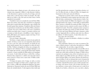 16

José Luís Peixoto

Havia horas antes e depois em que a vila estivera em movimento mas, enquanto o Ilídio e a mãe desciam a ladeira,
a vila descansava e apenas se ouvia, lá ao longe, com um
ritmo certo, o som do maço a bater no escopro. Ali, espetado no ar sobre a vila, esse som era triste como a morte
repetida de um pardal.
O pedreiro estava na varanda da casa da Dona Milú.
Pelas suas contas, mais meio dia e terminava as pequenas
obras para as quais tinha sido chamado e que, sozinho, lhe
levaram quase duas semanas. O pedreiro abria um buraco
na parede da varanda da casa da Dona Milú e chamava-se Josué. Era novo, tinha trinta e oito anos. O pedreiro
entalou um dedo entre o maço e o escopro, deixou cair
o escopro ao lado dos pés e enrodilhou o rosto. Soprou o
dedo, pfff; depois, para esquecer, cuspiu com força. O vento parou nesse instante.
Um arco longo e demorado.
Em baixo, o cuspo estalou no centro de uma pedra do
passeio. Aí ﬁcou, a secar ou a ser esquecido. Josué entrou
na casa e, por isso, após um instante, no fundo da rua,
nesse mesmo passeio, não viu surgirem os vultos da mãe e
do ﬁlho. Vinham carregados de malas, isso conseguia distinguir-se até à distância. Não se conseguia distinguir a cor
das roupas que usavam, a saia da mãe talvez fosse cinzenta
ou preta, o casaco castanho do ﬁlho podia ser de qualquer
cor escura. A mãe tinha um lenço a cobrir-lhe a cabeça.
Noutros dias, empurrava o cabelo com uma mão rente à
testa e puxava o lenço com a outra mão. O Ilídio conhecia esse gesto.
O tempo era quase certo. Longe, no adro, os sinos
iriam tocar. O tempo era limpo como a aragem que começava. A mãe e o ﬁlho não caminhavam depressa, mas aproximavam-se. Passaram à porta da casa da Dona Milú, por
baixo da varanda deserta. A mãe segurava duas malas que

Livro

17

não lhe perturbavam a postura. Caminhava direita e séria. Os olhos da mãe, os olhos do ﬁlho. As imagens embaciavam-se talvez por causa do silêncio.
Chegaram ao ponto onde o muro da casa da Dona
Milú se arredondava numa esquina que dava para a descida da fonte, continuaram. A mãe pousou a mala e baixou-se até ﬁcar diante do Ilídio. Era elegante o seu corpo
dobrado dentro das roupas. A mãe tinha as sobrancelhas
ﬁnas. Acertou o colarinho da camisa do ﬁlho. Como se as
mãos fossem escovas, passou-as pelo casaco do ﬁlho, a
limpá-lo de nada. Tirou-lhe a pequena mala e pousou-a
num banco de pedra que existia ao lado da fonte. Tirou-lhe o livro que trazia debaixo do braço e pousou-o sobre
a mala. Segurando-lhe os ombros, mais uma vez, olhou-o
em silêncio. O silêncio passou. A mãe tinha uma voz:
Fica aqui, não saias daqui.
O Ilídio era capaz de entender e obedecer às ordens
simples da mãe.
Espera aqui.
Não respondeu. Queria ver o que ia acontecer. Durante a última semana, a mãe séria, sem palavras, o Ilídio
não compreendia. Ao seu lado, a água da fonte.
Os olhos da mãe ﬁcaram parados nos do ﬁlho até ao
instante em que o seu corpo se virou e se afastou, regressando por onde tinha acabado de chegar. O Ilídio estava
a pensar em qualquer coisa, talvez nos pássaros que vinham enﬁar-se nas folhas de hera que cobriam o topo do
muro da Dona Milú, à sua frente, pássaros da primavera.
Asas ou folhas. E não se esforçou por ouvir os passos da
mãe a afastarem-se até serem apenas um resto de som. Só
o instinto. Quando lhe pareceu que já tinha passado muito tempo, sem mexer os pés, com as mãos atrás das costas, inclinou o tronco para a frente para ver a mãe lá ao
fundo, lá ao fundo, a afastar-se, era a sua mãe e, depois,

 