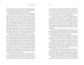 20

José Luís Peixoto

sua mãe? Porque não o vinha buscar? O Ilídio irritava-se com estas perguntas. A mãe costumava ralhar-lhe por
muito menos. Quando chegasse, iria castigá-la.
Havia grilos em redor da fonte. O céu de estrelas parecia um campo inteiro de tocas de grilo. O Ilídio sabia
que essa era a hora entre comer e ir para a cama. Tinha
fome, mas lembrava-se de estar sentado no chão, a brincar
com carrinhos de linha e a ouvir a mãe contar qualquer
coisa, comentá-la e rir-se. Os carrinhos de linha contornavam os ângulos gastos das pedras do chão. A mãe não parava de coser, o dedal, o brilho na ponta da agulha, a linha
esticada, e podia estar o lume aceso, com uma panela de
água encostada às brasas, sempre quente, a ferver. Depois
desta lembrança, pensava que, se a mãe chegasse, talvez
não dissesse nada. Ia só correr para ela e abraçá-la. Mas,
logo depois, olhava em volta e pensava que não. Quando
a mãe chegasse, tinha palavras zangadas para lhe dizer.
A partir de certa altura, começou a suster a respiração. Lançou a si próprio o desaﬁo de suster a respiração
até a mãe chegar. Teria sido um instante de grande efeito,
mas não tinha fôlego suﬁciente. Estava cansado de olhar
para onde ela poderia aparecer e ver apenas nada, nenhuma alteração, ninguém. A partir de certa altura, começou
a sentir uma pontada, que se espetou e prosseguiu. Doía.
E as roupas melhores, a mala feita, o livro, as perguntas
sem resposta. Pensou em voltar sozinho para casa. Talvez
a mãe estivesse lá a esperá-lo, preocupada. Mas pensou
também na porta fechada da casa, à noite, e foi como a
imagem de um pesadelo. Fica aqui, não saias daqui, espera
aqui. Ele conhecia a voz da mãe.
Enquanto estava a fazer chichi, começou a chorar.
Era um menino de seis anos, à noite, numa estrada de terra, a fazer chichi e a chorar. Comoveu-se com o chichi a
escorrer, sentiu falta de ouvir a mãe a perguntar-lhe: então,

Livro

21

já está?, como quando estavam acabados de acordar e o
acompanhava ao quintal. A cabra ﬁcava a olhá-lo. Era
nova e interessava-se por tudo, queria aprender a marrar
nas coisas. Onde estava a cabra? Não a tinha visto no
quintal antes de sair. Um mistério insigniﬁcante.
A vila inteira estava a dormir. Nada perturbava a
noite. Pensou em chamar a mãe. A voz saiu-lhe desconsolada, infantil, e teve de chorar outra vez. Pensou em muitas coisas e, com o tempo, sentiu-se diminuir até ser menos
do que uma pedra, um grão de pó. O medo gelava-lhe as
orelhas, a ponta do nariz, as mãos, os joelhos e os pés.
Não conseguia sair de dentro do tempo. Fechava os olhos,
mas sentia um choque de medo e voltava a abri-los muito
de repente.
Ainda de madrugada, quando o Josué desceu o caminho da fonte a correr, tropeçando nas botas desapertadas e espalhando pedras, o Ilídio não reagiu ao vê-lo. Da
mesma maneira, não reagiu às suas palavras:
Atrasei-me, desculpa. Estava descansado, a pensar que
era só hoje. Estava bem descansado. Há bocado, quando
percebi que tinha sido ontem, até dei um salto na cama.
Ofegante, o pedreiro segurou na mala e no livro. Foi
para agarrar no braço do Ilídio, mas segurou-lhe apenas
na manga e deu o primeiro passo, o segundo, o terceiro.
O Ilídio acompanhou-o, teria seguido qualquer pessoa
para qualquer lado. A manhã era líquida, as cores eram
feitas de vapor e o Josué não se calava:
Eu sabia que era ontem, mas na quarta começou a parecer-me que ainda era terça-feira, andei todo o dia assim,
fui deitar-me assim e, sem querer, atrasei um dia, andei para
trás. Se tivesse passado uma sexta, eu tinha-me apercebido
logo. Na casa da Dona Milú, à sexta, fazem pato. Cheira.
O Ilídio assistia às ruas vazias. A terra ainda coberta
pela cacimba, as pedras polidas. Lutava com o impulso de

 