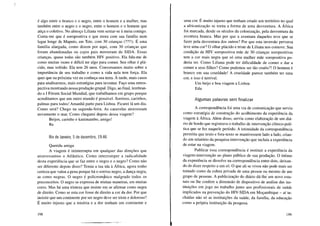 é algo entre o branco e o negro, entre o homem e a mulher, mas
também entre o negro e o negro, entre o homem e o homem que
atiça o coletivo. No almoço Liliana vem sentar-se à mesa comigo.
Conta-me que é soropositiva e que mora com sua família num
lugar longe de Maputo, em Tete, com 30 crianças (??!!). É uma
família alargada, como dizem por aqui, com 30 crianças que
foram abandonadas ou cujos pais morreram de SIDA. Essas
crianças, quase todas são também HIV positivo. Ela fala-me de
como muitas vezes é difícil ter algo para comer. Seu olhar é plá-
cido, mas sofrido. Ela tem 26 anos. Conversamos muito sobre a
importância de seu trabalho e como a vida nela tem força. Ela
quer que na próxima vez eu conheça sua terra. À tarde, mais casos
para analisarmos, mais estratégias para inventar. Faço uma retros-
pectiva mostrando nossa produção grupal. Digo, ao final, lembran-
do o I Fórum Social Mundial, que trabalhamos em grupo porque
acreditamos que um outro mundo é possível. Sorrisos, carinhos,
palmas para todos! Amanhã parto para Lisboa. Ficarei lá um dia.
Como será? Chego na segunda-feira. As caravelas atravessam
novamente o mar. Como chegarei depois dessa viagem?
Beijos, carinho e kanimambo, amigo!
Re
Rio de Janeiro, 5 de dezembro, 19:46
Querida amiga
A viagem é ininterrupta em qualquer das direções que
atravessamos o Atlântico. Como interromper a radicalidade
desta experiência que se faz entre o negro e o negro? Como não
ser diferente depois disso? Temia a tua ida à África, agora tenho
certeza que valeu a pena porque há o sorriso negro, a dança negra,
as cores negras. O negro é policrom1tico malgrado todos os
preconceitos. O negro se expressa de muitas maneiras, em muitas
cores. Mas há uma tristeza que insiste em se afirmar como negra
de direito. Como se esta cor fosse de direito a cor da dor. Por que
insistir que um continente por ser negro deve ser triste e doloroso?
É muito injusto que a miséria e a dor tenham um continente e
198
uma cor. É muito injusto que tenham criado um território no qual
a africanização se torna a forma de uma desventura. A África
foi marcada, desde os séculos da colonização, pela desventura da
aventura branca. Mas por que a aventura daqueles teve que se
fazer pela desventura dos outros? Por que esta inversão perversa
teve uma cor? O olhar plácido e triste de Liliana nos comove. Sua
condição de HIV soropositiva mãe de 30 crianças soropositivas
tem a cor mais negra que só uma mulher mãe soropositiva po-
deria ter. Como Liliana pode ter dificuldade de comer e dar a
comer a seus filhos? Como pudemos ser tão cruéis?! O homem é
branco em sua crueldade! A crueldade parece também ter uma
cor, e isso é terrível.
Um beijo e boa viagem a Lisboa
Edu
Algumas palavras sem finalizar
A correspondência foi uma via de comunicação que serviu
como estratégia de construção do acolhimento da experiência da
viagem à África. Além disso, serviu como elaboração de um diá-
rio de bordo que registrava o trabalho de intervenção clínico-polí-
tica que se fez naquele período. A intimidade da correspondência
permitiu que texto e fora-texto se mantivessem lado a lado, crian-
do um relatório da pesquisa-intervenção que incluía a experiência
de estar na viagem.
Publicar essa correspondência é restituir a experiência da
viagem-intervenção ao plano público de sua produção. O íntimo
da experiência se dissolve na correspondência entre-dois, deixan-
do de dizer respeito a um só. O que ali se viveu não pode mais ser
tomado como da esfera privada de uma pessoa ou mesmo de um
grupo de pessoas. A publicização do diário dá-lhe' um novo esta-
tuto ou lhe confere a dimensão de dispositivo de análise das ins-
tituições em jogo no trabalho junto aos profissionais de saúde
implicados na prevenção do HIV-SIDA em Moçambique - aí in-
cluídas não só as instituições da saúde, da família, da educação
como a própria instituição da pesquisa.
199
 