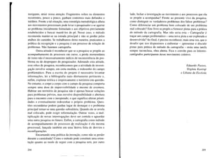 instigante, atrair nossa atenção. Fragmentos soltos ou elementos
recorrentes, pouco a pouco, ganham contornos mais definidos e
inéditos. Frente a tal situação, uma estratégia metodológica alheia
aos movimentos processuais pode levar o pesquisador a se agarrar
ao problema inicialmente formulado e aos objetivos previamente
estabelecidos e buscar mantê-los de pé. Nesse caso, o método
recomenda manter-se na estrada principal e não se perder pelos
atalhos do caminho. Se trabalhamos desta maneira, praticamos a
política da recognição e a pesquisa é um processo de solução de
problemas. Não fazemos cartografia.
Outra atitude é reconhecer que se a pesquisa se propõe ao
acompanhamento de processos em curso, a perda momentânea
de rumo não é necessariamente indício de inconsistência do pro-
blema ou de despreparo do pesquisador. Adotando esta atitude,
esse ethos de pesquisa, reconhecemos que a atividade de investi-
gação envolve sempre, em certa medida, o redesenho do campo
problemático. Para a escrita do projeto é necessário levantar
informações, ler a bibliografia mais diretamente pertinente e,
enfim, explorar teórica e empiricamente o território em questão.
No entanto, o corpo a corpo com o campo da pesquisa comporta
sempre uma dose de imprevisibilidade e mesmo de aventura.
Habitar um território de pesquisa não é apenas buscar soluções
para problemas prévios, mas envolve disponibilidade e abertura
para o encontro com o inesperado, o que significa alterar priori-
dades e eventualmente redesenhar o próprio problema. Ques-
tões secundárias podem ganhar lugar de destaque e o problema
principal tornar-se uma questão subsidiária. Quando ele se revela
mal colocado, pode exigir reformulação. Outras vezes, a mul-
tiplicação de novas interrrogações deve ser contida e aguardar
uma outra pesquisa no futuro. Enfim, a cartografia como método
de acompanhamento de processos de realização é ela mesma
processual, lançada também em um~eriva feita de desvios e
reconfigurações
Encarnando uma política da invenção, como não se perder
durante a caminhada? Como o método pode constituir uma orien-
tação quanto ao modo de seguir com a pesquisa sem, por outro
204
lado, fechar a investigação ao movimento e aos processos que ela
se propõe a acompanhar? Frente ao presente vivo da pesquisa,
como distinguir os verdadeiros problemas dos falsos problemas?
Como diferenciar um problema bem colocado de um problema
mal colocado? Este livro se propôs a fornecer pistas para a prática
do método da cartografia. Mas não seria esta - Cartografar é
traçar um campo problemático - uma nova pista a ser explorada e
desenvolvida? Ao final, é preciso reconhecer, mais uma vez, que o
desafio que nos dispusemos a enfrentar - apresentar e discutir
pistas para prática do método da cartografia - resta uma tarefa
sempre inconclusa, obra aberta. Fica o convite para os leitores-
cartógrafos participarem desse movimento coletivo.
Eduardo Passos,
Virgínia Kastrup
e Liliana da Escóssia
205
 