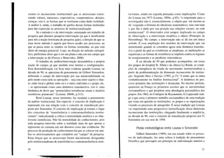 cientes (o inconsciente institucional) que se atravessam consti-
tuindo valores, interesses, expectativas, compromissos, desejos,
crenças, isto é, as formas que se instituem como dada realidade.
A análise é, então, o trabalho de quebra dessas formas instituídas
para dar expressão ao processo de institucionalização.
Se o método é o da intervenção, orientando um trabalho de
pesquisa que diremos pesquisa-intervenção (já que é insuficiente
para nós a noção lewiniana de pesquisa-ação), a direção de que se
trata nesse método é aquela que busca aceder aos processos, ao
que se passa entre os estados ou formas instituídas, ao que está
cheio de energia potencial. Logo, na direção do método cartográ-
fico, preferimos dizer que é em um plano e não em um campo que
a intervenção se dá (Passos e Benevides, 2000).
O trabalho da análise/intervenção desestabiliza a própria
noção de campo, já que modula seus limites e configurações.
Essa desestabilização vai ficar mais evidente quando Lourau, na
década de 90, se aproxima do pensamento de Gilbert Simondon,
definindo o campo de intervenção por sua metaestabilidade ou
pelo modo como nele as oposições - seja esta entre sujeito e obje-
to, entre local e global, entre eu e o outro, indivíduo e o grupo, etc.
- se apresentam como uma dinâmica transductiva, isto é, uma
dinâmica de devir que "potencializa resistências atuais e atualiza
existências potenciais" (Lourau, 2004b, p.213).
René Lourau, nesse momento, faz modular o pensamento
da análise institucional. Em especial, o conceito de implicação é
repensado em sua relação com o conceito de transducção pro-
posto por Simondon. O conceito de implicação já tomara o lugar
dos conceitos de "transferência e contratransferência institu-
cionais", radicalizando a crítica à neutralidade analítica e ao obje-
tivismo cientificista. Não há neutralidade do conhecimento, pois
toda pesquisa intervém sobre a realidade mais do que apenas a
representa ou constata em um discurso cioso das evidências. No
processo de produção de conhecimento há que se colocar em aná-
lise os atravessamentos que compõem um "campo" de pesquisa.
Estas forças que se atravessam foram inicialmente designadas
pelo institucionalismo de transferência e contratransferência insti-
20
tucionais, sendo em seguida pensadas como implicações. Como
diz Lourau em 1973 (Lourau, 2004c, p.85), "o importante para o
investigador não é, essencialmente, o objeto que 'ele mesmo se
dá' (segundo a fórmula do idealismo matemático), mas sim tudo
() que lhe é dado por sua posição nas relações sociais, na rede
institucional". O observador está sempre implicado no campo
de observação e a intervenção modifica o objeto (Princípio de
Heisenberg). No campo, a intervenção não se dá em um único
sentido. É essa ampliação dos sentidos da intervenção que vai
aumentando quando se considera agora uma dinâmica transduc-
tiva a partir da qual as existências se atualizam, as instituições se
organizam e as formas de resistência se impõem contra os regimes
de assujeitamento e as paralisias sintomáticas.
É na década de 50 que podemos acompanhar, em torno
dos grupos do hospital S1.Alban e da clínica La Borde, as condi-
ções de emergência da virada do movimento institucionalista a
partir da problematização da dimensão inconsciente da institui-
ção. Segundo Hess e Savoye (1993, p.l3) "é então que se entra
verdadeiramente na Análise Institucional". A dinâmica do pro-
cesso primário das instituições é destacada. No mesmo período,
aparecem na França os primeiros escritos que se autointitulam
socioanalíticos e que propõem uma abordagem psicanalítica dos
grupos. Em 1962, no Colóquio de Royaumont, G. Lapassade redi-
ge o que seria o primeiro trabalho socioanalítico de uma tradição
que toma em questão as instituições, os grupos e as organizações
visando os processos de autogestão. É nessa tradição que Lourau
vai imprimindo uma progressiva intensificação dessa dimensão
inconsciente das instituições, chegando finalmente a ampliá-la,
na década de 90, com o conceito de transducção proposto por G.
Simondon em sua tese de 1958.
Pistas metodológicas entre Lourau e Simondon
Gilbert Simondon (1989), em seu estudo sobre os proces-
sos de individuação, faz uma crítica à tradição do pensamento
filosófico que pressupôs um princípio de individuação anterior e
21
 