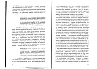 orientador do processo de individuação. A forma de argumenta-
ção tradicional que esse autor denuncia é a que toma como ponto
de partida e dá privilégio ontológico ao indivíduo constituído,
buscando suas condições de existência, elas mesmas não menos
individuais, o que fica evidente na noção de princípio. Como nos
diz o autor:
a noção de princípio de individuação advém, numa certa
medida, de uma gênese a contrapelo de uma ontogênese
revertida: para dar conta da gênese do indivíduo com
seus caracteres definitivos é preciso supor a existência
de um termo primeiro, princípio, que traz nele mesmo
isso que explicará que o indivíduo seja indivíduo e dará
conta de sua hecceidade (Simondon, 1989, p.lO).
Simondon defende que a individuação não produz so-
mente indivíduo, o que nos obriga a ser cautelosos evitando pas-
sar de maneira rápida pelas "etapas de individuação" (princípio/
operação de individuação/indivíduo). É preciso apreender a onto-
gênese em sua realidade de maneira a "conhecer o indivíduo
através da individuação antes que a individuação a partir do indi-
víduo" (p.12). O indivíduo é, então, uma fase do ser que supõe
uma realidade pré-individual que o acompanhª. O indivíduo,
mesmo após a individuação, não existe só, já que seu processo de
individuação não esgota os potenciais da realidade pré-individual,
assim como a individuação não faz aparecer como seu efeito
somente o indivíduo, mas um par indivíduo-meio.
A individuação deve ser considerada como resolução
parcial e relativa que se manifesta em um sistema com-
portando potenciais e guardando certa incompatibi-
lidade em relação a ele mesmo, incompatibilidade feita
de forças de tensão, assim como da impossibilidade de
uma interação de termos de dimensões extremas (p.12).
A ontogênese é, para Simondon, o processo a partir do qual
o ser se torna uma realidade individuada num processo de devir
do ser na dupla acepção desse "do ser": devir que acontece ao ser
22
e devir de que consiste o ser. O devir é entendido como dimensão
do ser ou a capacidade de se "defasar por relação a ele mesmo, de
se resolver em se defasando" (p.13). O que o autor nos faz enten-
der é que o ser em processo de individuação é aquele no qual uma
resolução aparece pela sua repartição em fases, isto é, a partir
de uma "incompatibilidade inicial rica em potenciais".
Mas, como pensar o primado da individuação ou uma
individuação sem princípio predefinido? Segundo Simondon,
foi necessário esperar por certos conceitos para que se pudesse
entender o processo de individuação sem a petição de princípio
pelo a.utor denunciada. É o conceito de metaestabilidade, em
contraste com aquele de equilíbrio estável, que garante esse
avanço. Enquanto o equilíbrio - que é o mais baixo nível de ener-
gia potencial - exclui o devir, a metaestabilidade indica uma
dinâmica de devir que só se resolve em contínua transformação.
Essa noção de metaestabilidade ganha um sentido especial quan-
do tratamos de sistemas vivos nos quais o processo de individua-
ção não culmina, mantendo o devir em constante processualidade.
Segundo Simondon o "vivo conserva nele uma atividade de
individuação permanente, ele não é só resultado de individuação
como o cristal e a molécula, mas teatro de individuação" (p.16).
Sempre comportando energias potenciais, o individuo vivo é,
segundo a fórmula do autor, menos e mais do que a unidade, já
que se caracteriza por uma problemática interior e por um jogo de
ressonâncias internas que o lança para problemáticas mais vastas,
sendo ele mesmo elemento em uma individuação futura a ele.
É nesse sentido que a individuação biológica se resolve não no
indivíduo, mas numa outra individuação. A individuação psíquica
advém quando a problemática interior do vivo o obriga a posi-
cionar-se como elemento do problema através de -sua ação, sendo
essa a condição que lhe confere a posição de sujeito. Mas, se o
processo é ininterrupto, o ser psíquico não resolve, ele mesmo,
a sua problemática, sendo forçado a ultrapassar os seus pró-
prios limites, agora numa individuação do coletivo. O indivíduo
psíquico se associa ao grupo pela realidade pré-individual que
23
 