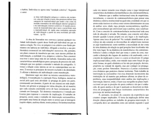 o habita. Individua-se agora uma "unidade coletiva". Segundo
o autor
as duas individuações psíquica e coletiva são recípro-
cas, uma por relação à outra; elas permitem definir uma
categoria do transindividual que tende a dar conta da
unidade sistemática da individuação interior (psíquico)
e da individuação exterior (coletivo). O mundo psicos-
social do transindividual não é nem o social bruto nem
o interindividual; ele supõe uma verdadeira operação
de individuação a partir de uma realidade pré-indi-
vidual... (p.19).
A obra de Simondon nos convoca a pensar qualquer rea-
lidade individuada a partir desse fundo pré-individual em que se
opera a criação. No vivo, no psíquico e no coletivo esse fundo per-
maneCe em latência no indivíduo, obrigado a resolver a sua pro-
blemática existencial em individuações sucessivas. Há, portanto,
um plano comum de imanência que une, num mesmo phillum de
individuação, a realidade viva, psíquica e coletiva. Para construir
essa tese o autor lança mão de um método. Simondon indica três
características metodológicas para a pesquisa do processo de indi-
viduação que nos ajudam a entender o método da cartografia: I)
tomar a relação como interna ao ser ou contemporânea aos ter-
mos; 2) recusar os princípios do terceiro excluído e da identidade;
3) afirmar a dinâmica de individuação como transducção.
Queremos aqui nos deter na terceira característica meto-
dológica. A transducção é a operação física, biológica, mental ou
social pela qual uma atividade se propaga de parte em parte,
estruturando um domínio. A partir de um sistema em rede ampli-
ficante, um gérmen se propaga em várias direções, de tal maneira
que cada camada constituída serve de base estruturante a uma
camada em formação. Tal dinâmica transductiva é tomada por
Lourau para repensar o conceito de implicação. O trabalho de
pesquisa, assim como o trabalho de intervenção socioanalítica,
pressupõe uma forma de relação entre os termos que aí interagem
(sujeito-objeto, analista-cliente, teoria-prática). Os institucionalistas
24
cada vez menos tomarão essa relação como o jogo interpessoal
característico da dinâmica da transferência e da contratransferência.
Sabemos que a análise institucional toma de empréstimo,
inicialmente, o conceito de contratransferência para pensar uma
dinâmica coletiva-institucional na qual toda a realidade em que os
atores estão imersos se coloca como vetores determinantes na cena
de análise: sexo, idade, raça, posição socioeconômica, significa-
ções socioculturais que atravessam seja o analista, seja o analisan-
do. Com o conceito de contratransferência institucional toda uma
rede de afecções é ativada. No entanto, esse conceito será aban-
donado quando Lourau propõe em seu lugar o de implicação.
Apenas uma troca de palavras? Na verdade identificamos aí um
esforço de não somente se desvencilhar do subjetivismo inerente
ao jogo transferencial, como também a necessidade de dar conta
de uma dinâmica de relação na qual posições bem localizadas não
têm mais lugar. Se na dinâmica da transferência e da contratrans-
ferência é ainda a relação dual que toma o centro da cena, mar-
cando a distinção dos lugares do analista e do analisando, com o
conceito de implicação o trans e o contra se dissolvem. O campo
implicacional indica, então, esse sentido mais entre forças do que
entre formas, no qual a dinâmica se faz não por projeção, decisão,
propósito ou vontade de alguém, mas por contágio ou propaga-
ção, como prefere Simondon. Interessa a Lourau exatamente
essa dinâmica que podemos chamar instituinte. Todo trabalho de
intervenção na socioanálise visa essa dimensão inconsciente das
instituições de tal maneira que podemos afirmar, no plano da ex-
periência, uma inseparabilidade entre análise das implicações e
intervenção. Intervir, então, é fazer esse mergulho no plano impli-
cacional em que as posições de quem conhece e do que é conhe-
cido, de quem analisa e do que é analisado se dissolvem na dinâ-
mica de propagação das forças instituintes característica dos
processos de institucionalização.
É, portanto, no plano do concreto da experiência que
estamos sempre implicados. O tema da implicação define uma
direção clínico-política ao trabalho de pesquisa-intervenção. A
cartografia deve ser entendida como um método segundo o qual
25
 