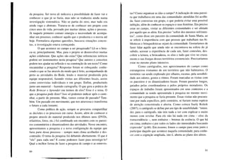 da pesquisa. Ser nova ali indicava a possibilidade de fazer ver e
conhecer o que já se fazia, mas não se traduzira ainda numa
investigação sistemática. Não se partia do zero, mas tudo era
ainda vago e abstrato. Tratava-se de conhecer um projeto com
cinco anos de vida, povoado por muitas ideias, ações e pessoas.
Já naquele primeiro contato emergia a necessidade de acompa-
nhar um processo, conhecer aquilo que o produzira e o movia até
hoje. Formulava algumas questões, buscava situações concre-
tas, a investigação estava começando.
O que acontece no campo a ser pesquisado? Lê-se e brin-
ca-se, principalmente. Mas, para o projeto se desenvolver muitas
ações colaboram. Que ações são estas? Que referenciais teóricos
podem ser instrumentos nesta pesquisa? Que autores e conceitos
podem nos ajudar na reflexão e na construção de um texto? Como
encaminhar a pesquisa? Respostas foram se esboçando: conhe-
cendo o que se faz através do modo que é feito, acompanhando de
perto as atividades do Rede, lendo o material produzido pela
equipe responsável, fazendo visitas aos diferentes locais, assim
como entrevistas individuais e em grupo. Enfim, produzindo
junto um material - fazendo cartografia. O que gera a prática do
Rede Brincar e Aprender em termos de elos? Esse é o tema. O
que a pesquisa pode dizer? Isso só podemos indicar após o cami-
nhar, a partir do presente. Mas, vamos contar do passado? Tam-
bém. Um passado em movimento, que nos atravessa e transforma
o futuro a cada instante.
Como política de ação, sempre se procurou compartilhar
as decisões e os processos em curso. Assim, além de conhecer o
projeto através do material produzido nos últimos anos (DVDs,
relatórios, fotos, etc.) foi combinado um encontro com os parcei-
ros comunitários e dinamizadores das atividades. Nesse encontro,
apresentamos a pesquisa e a nova configuração da equipe que
faria parte desse processo - sempre num clima acolhedor e des-
contraído. O tema da pesquisa foi debatido abertamente. O que é
"elo" para cada um? E como podemos fazer para investigá-lo?
Qual a melhor forma de fazer a pesquisa de campo e as entrevis-
60
tas? Como organizar as idas a campo? A indicação de uma parcei-
ra que trabalhava em uma das comunidades atendidas foi acolhi-
da: fazer conversas em grupo, o que poderia evitar uma possível
inibição, além de conhecer os espaços e suas histórias. Era preciso
estar no campo, visitar as diferentes comunidades e ser afetado
por aquilo que as afeta. Era preciso "sofrer dos mesmos sofrimen-
tos", como disse um parceiro da comunidade do Santa Marta, ao
se referir à importância com que pessoas que trabalham nas bi-
bliotecas e brinquedotecas sejam da comunidade. Gostaríamos de
fazer falar aquilo que ainda não se encontrava na esfera do já
sabido, acessar a experiência de cada um, fazer conexões, des-
cobrir a leitura, a brincadeira, os elos e tudo que vive no cruza-
mento e nas franjas desses territórios existenciais. Precisaríamos
estar no mesmo plano intensivo.
Como cartógrafos, nos aproximamos do campo como
estrangeiros visitantes de um território que não habitamos. O
território vai sendo explorado por olhares, escutas, pela sensibili-
dade aos odores, gostos e ritmos. Foram marcadas as visitas com
os parceiros e os dinamizadores locais. Foram passeios longos,
guiados pelas coordenadoras e pelos próprios moradores. Os
espaços de trabalho foram apresentados em seus contextos e a
comunidade ia sendo apresentada à pesquisa no mesmo movi-
mento que a pesquisa se fazia presente. Essas visitas não procura-
ram por nada específico, pelo contrário, se faziam numa espécie
de atenção concentrada e aberta. Como coloca Suely Rolnik
(2007), o cartógrafo se define por um tipo de sensibilidade: "enten-
der, para o cartógrafo, não tem nada a ver com explicar e muito
menos com revelar. Para ele não há nada em cima - céus da
transcendência -, nem embaixo - brumas da essência. O que há
em cima, embaixo e por todos os lados são intensidades buscando
expressão" (p.66). Em resumo, fomos a campo para estar junto e
participar daquilo que acontece naquela comunidade; para conhe-
cer com a cognição ampliada, isto é, aberta ao plano dos afetos.
61
 