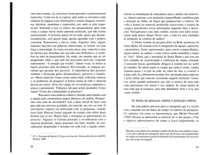 ram entrevistadas. As conversas foram gravadas e posteriormente
transcritas. Como era de se esperar, após todos os encontros eram
centenas de páginas com informações e muitas imagens, momen-
tos, histórias, memórias e expressões, por onde os elos transi-
tavam. Somando a isso os relatos das pesquisadoras após cada
visita a campo, havia muito material produzido, que não existia
anteriormente. O primeiro passo foi ler tudo, quase que desinte-
ressadamente, sem querer nada, apenas aprender com o próprio
caminhar. Rememorar e dar-se conta. Algumas falas, alguns
instantes descritos em palavras sobressaíam, se faziam ver com
força e intensidade. Às vezes era uma única cena, como foi o caso
da menina que desenhou em sua mão uma borboleta e a carim-
bou na mão da pesquisadora. Ou ainda, um menino que ao ser
perguntado sobre o que dali era necessário para ele, responde
solenemente: "A atenção que recebo". Outras vezes, os temas se
fazem presentes pela recorrência. Por exemplo, as crianças res-
saltam que gostam dos passeios. A importância dos passeios
também é destacada pelos dinamizadores, parceiros e familia-
res. Muito material. Como cruzar tantas falas, reflexões teóricas
e os problemas da pesquisa? A leitura atenta de todo o material
deixou um rastro, abriu um campo de ressonâncias, angustiou e
atiçou o pensamento. Tínhamos nós para serem desatados. Como
seguir? Como dar continuidade ao processo?
Buscamos uma saída no coletivo, fazendo uma reunião com
a equipe para construirmos juntos diretrizes de análise. Propuse-
mos uma roda de movimentoS com a ideia inicial de fazer com
que cada um estivesse acordado, em conexão, nos elos na rede. O
movimento corporal era intercalado com as perguntas, visando
fazer falar. Palavras foram surgindo do contato com afetos desta
história que se faz. Muitas falas e sensações se apresentaram no
processo. Algumas se fizeram presentes e reverberaram com o
material produzido, outras pareciam não fazer sentido. As con-
siderações despertadas e trocadas em roda com a equipe contri-
8 Cf. L. Pozzana de Barros O Corpo em Conexão: Sistema Rio Aberto, EdUFF,
Niterói, 2008
68
buÍram na formulação de indicadores para a análise das entrevis-
las. Intensivamente, esse momento compartilhado contribuiu para
a detecção de linhas, de forças que perpassavam o coletivo. De
volta à leitura do material produzido (entrevistas e relatos de
campo), percebemos novas articulações naquelas falas e descri-
ções. Navegávamos com mais sentido, mesmo sem saber exata-
mente onde íamos chegar. Nesse caso, a roda foi uma estratégia
de produção de critérios de análise9•
A última reunião da pesquisa Elos na Rede aconteceu no
Santa Marta. Na reunião com os integrantes da equipe e parceiros
comunitários, foram apresentados, para serem compartilhados,
alguns pontos de análise e como estava sendo entendida a noção
de "elos". Sônia, que é moradora do Santa Marta e que tem um
belo trabalho de customização e confecção de roupas chamado
Costurando Ideais, gentilmente abrigava a reunião em seu ateliê
de trabalho. No início expôs as roupas que tinha à venda, vendeu
algumas peças e se pôs na roda, no canto da sala, e costurou o
lempo todo. Ia calmamente tecendo fios, permeada pelas palavras
e pelos afetos que estavam circulando naquele momento. Gosta-
ram muito quando pontuamos que não se tratava de uma rede
onde precisamos nos inserir e nos adaptar. Se viram dentro de
lima rede que já acontece, uma rede abundante, forte e viva, que
segue criando.
Os textos da pesquisa: relatos e produção coletiva
Há uma prática preciosa para a cartografia que é a escrita
dou o desenho em um diário de campo ou caderno de anotações.
()s cadernos são como os hipomnemata, que Michel Foucault
( 1992) discute ao apresentar as práticas de si dos gregos. Com
o objetivo administrativo de reunir o logos fragmentado, os
" Métodos como análise de conteúdo e análise do discurso são também compa-
tíveis com o método da cartografia, desde que não levem a um congelamento
dos dados ou ocasionem a perda da dimensão de transformação do processo
que está sendo investigado.
69
 