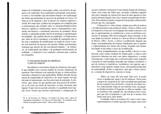 tempos de visibilidade e enunciação, enfim, um território de pes-
quisa a ser explorado. Essa exploração corresponde, num primei-
ro nível, a um trabalho cujo movimento-função é de explicitação
das linhas que participam do processo de produção em curso. (2)
Trata-se aí de atualizar o que lá operava de maneira implícita e
virtual. Por outro lado, a prática da cartografia cria condições para
a transformação das relações entre os elementos/linhas/vetores
afetivos, cognitivos, institucionais, micro e macropolíticos, acio-
nando movimentos e sustentando processos de produção. Nesse
sentido, a cartografia produz efeitos de produção e transformação
da realidade', que também devem ser analisados. (3) Indicaremos
que, além de servir à pesquisa, a atividade de cartografar não se
faz sem a introdução de modificações no estado de coisas e mes-
mo sem interferir no processo em questão. Enfim, procuraremos
examinar que através de três movimentos-funções - de referên-
cia, de explicitação das linhas e de produção-transformação da
realidade - o dispositivo cria condições concretas para a prática
da cartografia.
o movimento-função de referência:
o caso do caderno
Ressaltamos o movimento-função de referência como aque-
le que trabalha com a mesma matéria do circuito claudicante da
repetição. Para enfrentar esta repetição há que se criar/usar/fazer
funcionar o dispositivo com regularidade. Melhor dizendo, há que
extrair da regularidade do dispositivo, do modo regular com que
ele pode ser apresentado, sua força desviante de repetição. A refe-
rência, aqui, menos do que apontar para uma pessoa-de-referên-
cia se dá como um modo de funcionar, ou fazer funcionar uma
ligação. O que está em questão, portanto, é a qualidade desta liga-
ção, desse vínculo que permita experimentar a configuração de
I Cf. L. da Escóssia e S. Tedesco, "O coletivo de forças como plano de
experiência cartográfica" e E. Passos e R. Benevides, "A cartografia como
método de pesquisa-intervenção", ambos nesta coletânea.
80
um novo território existencial. O movimento-função de referência,
então, resta como um índice que, acionado, estabelece ligações
não com a situação ou a pessoa em causa de uma suposta ou ima-
ginária primeira ligação, mas com o regime assignificante de afec-
ções. Essa referência ajuda a criação de uma posição subjetivadora,
posição que faz a passagem.
O dispositivo é, dessa forma, sempre uma série de práticas
e de funcionamentos que produzem efeitos. Tomar a clínica como
um dispositivo força-nos à investigação dos modos concretos com
que os agenciamentos se estabelecem e como os territórios exis-
tenciais se arranjam. Mas tal investigação, temos insistido, se faz
num duplo movimento: inclinar-se e desviar (Passos e Benevides
de Barros, 2001). Assim, a clínica é acolhimento daquele que
chega, acompanhamento dos trajetos claudicantes que se repetem
e experimentação dos limites das formas, forçando suas bordas,
desviando-se das linhas e riscos de recodificação.
Nesse acompanhamento, em que acolher e desviar se esta-
belecem como tensão-condição de subjetivação, a clínica como
dispositivo funciona em série com outros dispositivos: o tempo
(des)marcado, o (não) lugar das sessões/encontros entre terapeuta
e paciente ou outro qualquer marcador que indique a referência, o
que dá contorno à experiência. Lembremos, em especial, que o
dispositivo exige ligações sempre locais, encarnadas/encharcadas
de materialidade. Assim, é imperativo, para que a clínica funcio-
ne, a criação de dispositivos concretos e locais.
Mário vai viajar. Ele tem medo. Não sorri. A tensão
cresce à medida que chega o dia de embarcar. Vacila entre
a alegria da conquista de ter sido convidado para participar
de um seminário fora do Brasil e o medo de seu medo cres-
cer, especialmente longe de seu território-ca~a, sua peque-
na família-território. É frequente se olhar no espelho e não
se reconhecer. Há, segundo ele, uma distância entre a ima-
gem que nele vê projetada e a que tem de si mesmo. Esta
muito mais nova, mais bonita.
O trabalho clínico já acontece há 3 anos e nele vimos
experimentamos os limites que para ele sempre soam como
81
 