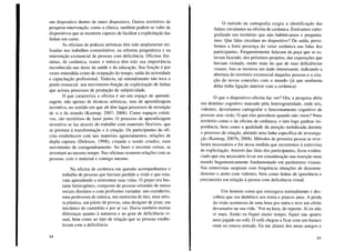 um dispositivo dentro de outro dispositivo. Outros territórios de
pesquisa-intervenção, como a clínica, também podem se valer de
dispositivos que se mostrem capazes de facilitar a explicitação das
linhas em curso.
As oficinas de práticas artísticas têm sido amplamente uti-
lizadas nos trabalhos comunitários, na reforma psiquiátrica e na
reinvenção existencial de pessoas com deficiência. Oficinas lite-
rárias, de cerâmica, teatro e música têm tido sua importância
reconhecida nas áreas da saúde e da educação. Sua função é por
vezes entendida como de ocupação do tempo, saída da ociosidade
e capacitação profissional. Todavia, tal entendimento não toca o
ponto essencial: seu movimento-função de explicitação de linhas
que aciona processos de produção de subjetividade.
O que caracteriza a oficina é ser um espaço de aprendi-
zagem, não apenas de técnicas artísticas, mas de aprendizagem
inventiva, no sentido em que ali têm lugar processos de invenção
de si e do mundo (Kastrup, 2007; 2008). Como espaços coleti-
vos, são territórios de fazer junto. O processo de aprendizagem
inventiva se faz através do trabalho com materiais flexíveis, que
se prestam à transformação e à criação. Os participantes da ofi-
cina estabelecem com tais materiais agenciamentos, relações de
dupla captura (Deleuze, 1998), criando e sendo criados, num
movimento de coengendramento. Ao fazer e inventar coisas, se
inventam ao mesmo tempo. Nas oficinas ocorrem relações com as
pessoas, com o material e consigo mesmo.
Na oficina de cerâmica em questão acompanhamos o
trabalho de pessoas que haviam perdido a visão e que esta-
vam aprendendo a reinventar suas vidas. O grupo era bas-
tante heterogêneo, composto de pessoas oriundas de meios
sociais distintos e com profissões variadas: um cozinheiro,
uma professora de música, um motorista de táxi, uma artis-
ta plástica, um piloto de provas, uma designer de joias, um
mecânico de caminhão e por aí vai. Havia também muitas
diferenças quanto à natureza e ao grau de deficiência vi-
sual, bem como ao tipo de relação que as pessoas estabe-
lecem com a deficiência.
84
O método da cartografia exigiu a identificação das
linhas circulantes na oficina de cerâmica. Estávamos carto-
grafando um território que não habitávamos e pergunta-
mos: Que falas circulam no dispositivo? De saída, perce-
bemos a forte presença do vetor cerâmica nas falas dos
participantes. Frequentemente falavam da peça que se es-
tavam fazendo, dos próximos projetos, das exposições que
haviam visitado, muito mais do que de suas deficiências
visuais. Isto se mostrou um dado interessante, indicando a
abertura do território existencial daquelas pessoas e a cria-
ção de novas conexões com o mundo Uá que nenhuma
delas tinha ligação anterior com a cerâmica).
O que o dispositivo-oficina faz ver? Ora, a pesquisa abria
um domínio cognitivo marcado pela heterogeneidade, onde nós,
videntes, deveríamos cartografar o funcionamento cognitivo de
pessoas sem visão. O que eles percebem quando não veem? Num
território como o da oficina de cerâmica, o tato logo ganhou im-
portância, bem como a qualidade da atenção mobilizada durante
o processo de criação, abrindo uma linha específica de investiga-
ção (Kastrup, 2007b; 2008). Métodos de primeira pessoa se reve-
laram necessários e foi nessa medida que recorremos à entrevista
de explicitação. Através das falas dos participantes, ficou eviden-
ciado que era necessário levar em consideração sua inserção num
mundo hegemonicamente fundamentado em parâmetros visuais.
Nas entrevistas surgiram com frequência situações de desenten-
dimento e atrito com videntes, bem como linhas de ignorância e
preconceito em relação à pessoa com deficiência visual.
Um homem conta que enxergava norm~lmente e des-
cobriu que era diabético aos trinta e poucos anos. A perda
da visão aconteceu de uma hora pra outra e teve um efeito
devastador na sua vida. "Foi na hora, de repente. Aí eu não
vi mais. Então eu fiquei muito tempo, fiquei uns quatro
anos jogado no sofá. O sofá chegou a ficar com um buraco
onde eu estava sentado. Eu me afastei dos meus amigos e
85
 