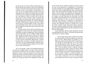 das pessoas que conviviam comigo até aquela época. As
pessoas desciam pra conversar e ficavam lá comentando.
A gente se reunia pra falar de jornal, pra trocar ideia sobre
os jornais. Aí, de vez em quando, o pessoal falava: 'Lê
aqui.' Isso foi me chateando porque eu achei que estavam
zombando de mim. Então eu me afastei deles. Isso ainda
foi pior pra mim. Aí fiquei lá um tempão. Quem passou a
ser o meu amigo foi o rádio. Aí um dia, mais ou menos à
meia noite, eu estava ouvindo o rádio, aí escutei uma
menina daqui, uma aluna dessas internas, adolescente. Ela
falou que queria fazer amizade e tal e falou do Benjamin
[Constant]. Memorizando o número que ela deu, eu liguei
pra ela na hora. Aí ela me atendeu e eu falei: "Poxa! Eu tô
com um problema assim, assim e tal. Já tem quatro anos
que eu tô aqui em casa sem fazer nada. Como é que eu faço
pra ir pra lá?"
A menina marcou um dia e disse para chamá-la quan-
do chegasse lá. Assim ele fez. Ela o conduziu à divisão de
reabilitação e ele passou a frequentar as diversas atividades
que eram oferecidas. "Aí foi a minha salvação! Depois
disso a minha vida mudou muito. Agora eu não esquento
mais. Quando eu estou no meio do pessoal e o pessoal
fala o negócio de ler, eu não esquento mais. Voltei a descer,
já voltei a aceitar a brincadeira. Muda mesmo, a história
da gente muda. Aí já passei a incentivar outras pessoas a
virem pra cá. Às vezes eu ligo pra rádio e incentivo às pes-
soas a virem. Também liguei pra agradecer. E trouxe gente
pra cá, trouxe outras pessoas".
No caso em questão, o rádio foi um importante dispositivo
para provocar a guinada capaz de reverter o efeito devastador
ocasionado pela perda da visão. Em seguida, surgiram outros
dispositivos, como a oficina de cerâmica, com os quais foram
criados agenciamentos. O homem afirma que gosta da oficina de
cerâmica porque ela "eleva um pouco a nossa autoestima". Ele
observa que a prática da cerâmica tem melhorado a relação que
86
ele tem consigo. De fato, pudemos verificar que a prática artística
dá acesso a uma dimensão de virtualidade do si, concorrendo
assim para a abertura da crosta identificatória da "deficiência" que
muitas vezes recobre a subjetividade dos cegos. No lugar da defi-
ciência, surge uma experiência de potência, de criação, o que pos-
sibilita, ao mesmo tempo, uma experiência de autocriação. Res-
saltamos que as investigações indicaram que a mudança da rela-
ção consigo se faz pela experiência da autocriação. Isso difere
dos trabalhos sobre autoestima, tão em voga nos dias atuais, que
destacam a importância do outro, ou seja, das outras pessoas e
daquilo que elas expressam e verbalizam, na constituição da
autoestima, também chamada aí de dimensão avaliativa do auto-
conceito. Nas explicações correntes é a relação com os outros
que molda a relação consigo. Numa outra direção, argumenta-
mos que a oficina de cerâmica não reforça a camada externa do
self e suas marcas identificatórias, mas abre a dimensão de virtua-
lidade da subjetividade.
Foram explicitadas diversas outras experiências de atrito
ou desentendimento com videntes. Um homem que possuía baixa
visão descreveu a seguinte situação:
"Eu tava noutro dia no ponto do ônibus, lá em Mani-
lha, perto de Itaboraí. Tinha uma senhora, com duas crian-
ças. Aí eu disse: 'Minha senhora, por gentileza, se vier o
ônibus tal a senhora dá um alô pra mim?'. E ainda fui sin-
cero: 'Porque eu não enxergo bem, eu não vejo à distân-
cia'. Ela olhou pra mim e disse: 'Oh, moço, você, com uns
óculos desses, será que você não enxerga o número do ôni-
bus?' A fala da senhora revelava o seguinte raciocínio:
quanto mais grossas forem as lentes dos óculos, melhor
será a qualidade da visão. O homem ficou com raiva e res-
pondeu: "Enxergo sim, senhora. O próximo ônibus que vier
eu vou enxergar o número e vou falar pra senhora". Por
ficar irritado com a mulher, desistiu do pedido de ajuda.
"Aí eu deixei o ônibus vim, vim, vim, e o ônibus parou
numa distância de um metro e meio, no ponto, no ponto.
87
 